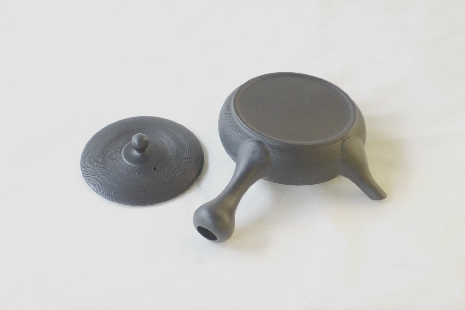 陶器 常滑焼 伝統工芸士 究極 平型急須 鉄分 お茶の味 まろやか より美味しく 水出し冷茶 一人分 精巧 茶こし網 手づくり 熟練 職人技 洗いやすい 清潔 衛生的 黒泥 シンプル 千筋 多くの手間 液だれしにくい よく考えられている 飽きが来ない 永く使える 逸品 美濃焼 鉄瓶 陶器 漆 漆器 有田焼 金継ぎ 焼き物 食器 陶磁器 伝統工芸品 茶碗 工芸品 九谷焼 南部鉄器 陶芸 陶器市 岐阜 焼き物 磁器 瀬戸物 岐阜県 岐阜市 美殿町６−番地 小林漆陶 漆塗り器 織部焼 小林漆器 箸 金継ぎ お香 食器 茶道具 陶器 美濃焼専門店 お皿 ceramics ih pottery うつわ うつわ屋 お皿屋さん お茶 お茶碗 お箸 かまど この辺に陶器屋さんってあります とうきいち やきもの ガラス工房 ギフト　ギフトショップ マグカップ モダン焼物 レンジできる陶器 切子 南部鉄器 どこ　岐阜市南部鉄器販売店 南部鉄器購入 岐阜県器屋 土鍋 岐阜小洒落たお皿 お椀が出る店 器 塗り物 漆塗り 陶器屋さん 食器屋さん お椀 ひのき 岐阜城周辺茶道具 販売陶器 販売陶器屋さん 陶器店 漆器店 岐阜有名な器屋さん 岐阜県食器売ってるところ 岐阜駅 陶器工芸品店 徳利 売ってる店 急須販売 扇子 抹茶 掛け軸 修復 日本陶瓷 漆器 木の食器 樺細工 江戸切子 食器 漆の器 漆器 うるし 漆器店 漆塗 漆椀 火鉢 灰 美殿町商店街 美濃焼ショップ 岐阜市 湯呑み お店 付近 美濃焼き専門店 美濃焼販売 花瓶 茶器 オンライン輪島塗 なつめ 店近くのガラス屋さん 近くの陶器屋さん 酒器 ガラス 金継ぎ依頼 岐阜鉄器鉄瓶 取扱店 Japanese 陶器 修理 陶器専門店 陶器小売店 岐阜陶器屋 陶器店 陶磁器 陶磁器専門店 陶芸家 おすすめ お店 岐阜食洗機対応 漆椀 JapanesetablewareJapanesecrafts Japaneseceramics Japanesepottery Handcrafted TraditionalCrafts Japaneseculture Traditionalart Japaneseteautensils TeaCeremony Japaneselacquerware インテリア 一輪挿し 入れ物 陶芸 陶芸皿 陶器いろいろ 陶器店 絵皿 絵柄 オンラインショップ 置物 おひつ オーブントースター 置物スタイリッシュ お皿 オブジェ 置物かわいい お皿陶磁器 お椀陶器 陶器欠損補修 花瓶 貫入 傘立て 陶器花 カップ 花 陶磁器 陶器金継ぎ キャニスター 器 急須 京都 金彩 九州 急須 陶芸食器 コーヒーカップ コップ 小物入れ 皿 ごはん鍋 食洗機 修理 食器 修理金継ぎ 陶器販売 瀬戸物 染付 タンブラー 耐熱陶器 茶碗 近くの陶器店 通販 土物 通販 手作り陶器 陶磁器 鍋