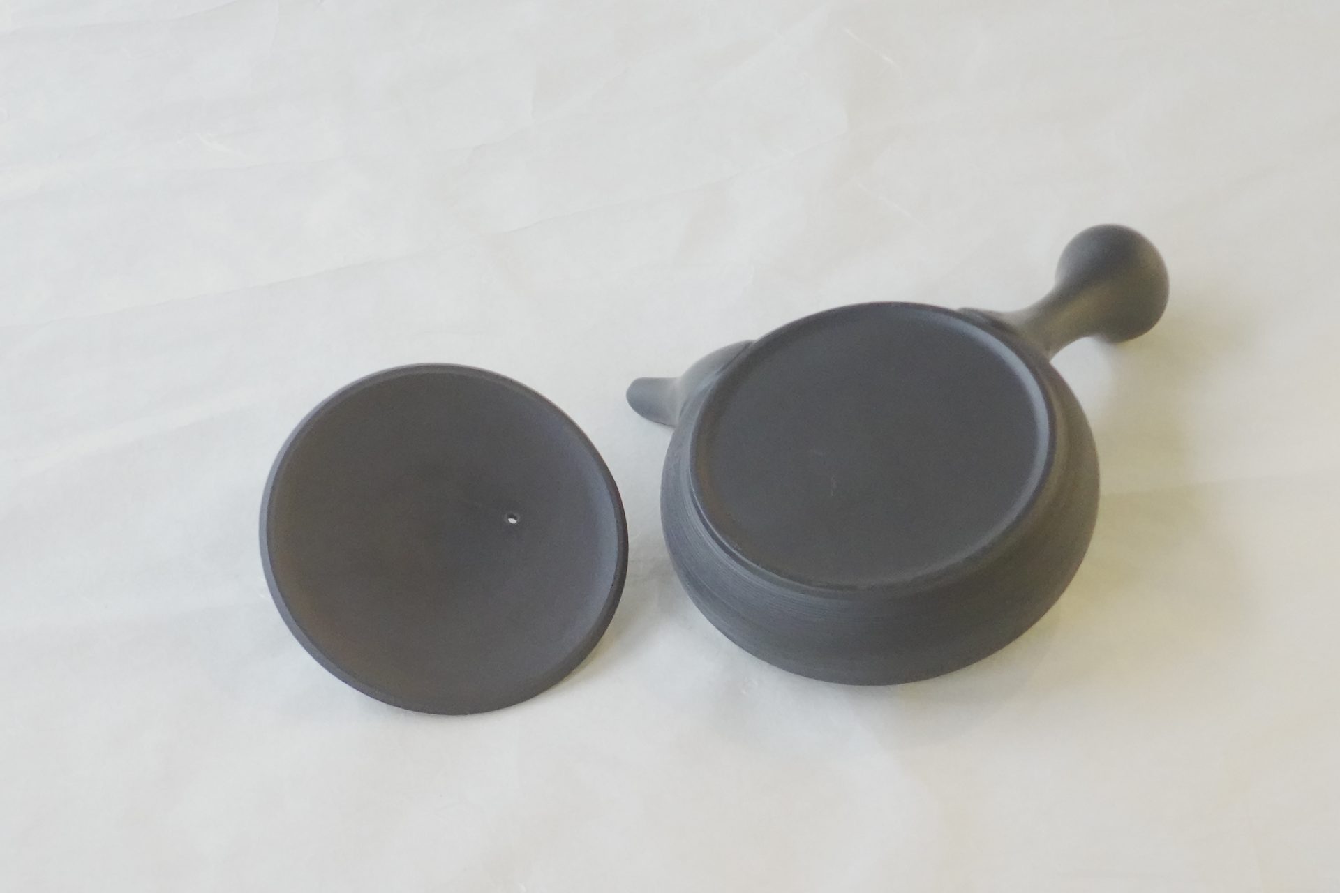 陶器 常滑焼 伝統工芸士 究極 平型急須 鉄分 お茶の味 まろやか より美味しく 水出し冷茶 一人分 精巧 茶こし網 手づくり 熟練 職人技 洗いやすい 清潔 衛生的 黒泥 シンプル 千筋 多くの手間 液だれしにくい よく考えられている 飽きが来ない 永く使える 逸品 美濃焼 鉄瓶 陶器 漆 漆器 有田焼 金継ぎ 焼き物 食器 陶磁器 伝統工芸品 茶碗 工芸品 九谷焼 南部鉄器 陶芸 陶器市 岐阜 焼き物 磁器 瀬戸物 岐阜県 岐阜市 美殿町６−番地 小林漆陶 漆塗り器 織部焼 小林漆器 箸 金継ぎ お香 食器 茶道具 陶器 美濃焼専門店 お皿 ceramics ih pottery うつわ うつわ屋 お皿屋さん お茶 お茶碗 お箸 かまど この辺に陶器屋さんってあります とうきいち やきもの ガラス工房 ギフト　ギフトショップ マグカップ モダン焼物 レンジできる陶器 切子 南部鉄器 どこ　岐阜市南部鉄器販売店 南部鉄器購入 岐阜県器屋 土鍋 岐阜小洒落たお皿 お椀が出る店 器 塗り物 漆塗り 陶器屋さん 食器屋さん お椀 ひのき 岐阜城周辺茶道具 販売陶器 販売陶器屋さん 陶器店 漆器店 岐阜有名な器屋さん 岐阜県食器売ってるところ 岐阜駅 陶器工芸品店 徳利 売ってる店 急須販売 扇子 抹茶 掛け軸 修復 日本陶瓷 漆器 木の食器 樺細工 江戸切子 食器 漆の器 漆器 うるし 漆器店 漆塗 漆椀 火鉢 灰 美殿町商店街 美濃焼ショップ 岐阜市 湯呑み お店 付近 美濃焼き専門店 美濃焼販売 花瓶 茶器 オンライン輪島塗 なつめ 店近くのガラス屋さん 近くの陶器屋さん 酒器 ガラス 金継ぎ依頼 岐阜鉄器鉄瓶 取扱店 Japanese 陶器 修理 陶器専門店 陶器小売店 岐阜陶器屋 陶器店 陶磁器 陶磁器専門店 陶芸家 おすすめ お店 岐阜食洗機対応 漆椀 JapanesetablewareJapanesecrafts Japaneseceramics Japanesepottery Handcrafted TraditionalCrafts Japaneseculture Traditionalart Japaneseteautensils TeaCeremony Japaneselacquerware インテリア 一輪挿し 入れ物 陶芸 陶芸皿 陶器いろいろ 陶器店 絵皿 絵柄 オンラインショップ 置物 おひつ オーブントースター 置物スタイリッシュ お皿 オブジェ 置物かわいい お皿陶磁器 お椀陶器 陶器欠損補修 花瓶 貫入 傘立て 陶器花 カップ 花 陶磁器 陶器金継ぎ キャニスター 器 急須 京都 金彩 九州 急須 陶芸食器 コーヒーカップ コップ 小物入れ 皿 ごはん鍋 食洗機 修理 食器 修理金継ぎ 陶器販売 瀬戸物 染付 タンブラー 耐熱陶器 茶碗 近くの陶器店 通販 土物 通販 手作り陶器 陶磁器 鍋