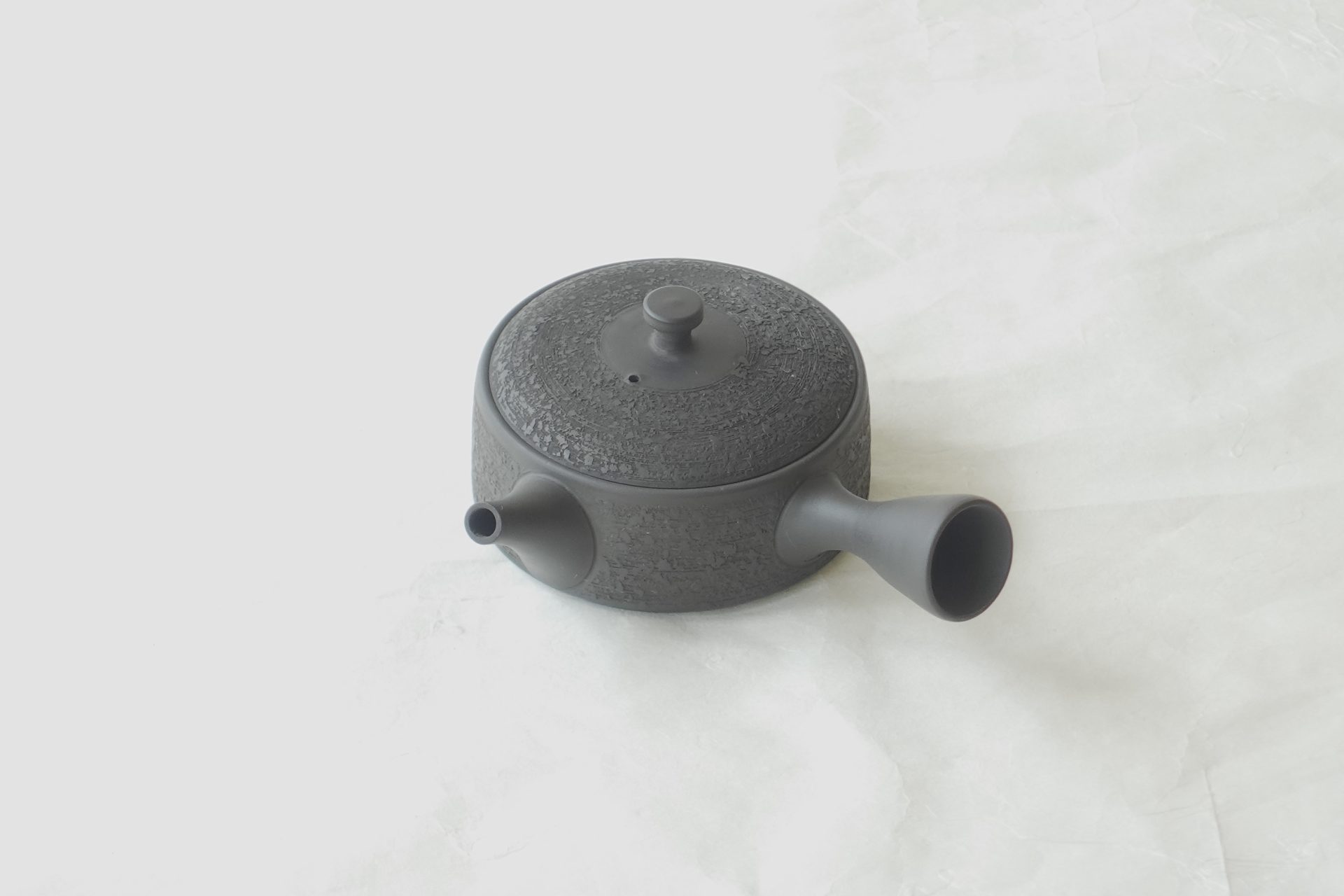 陶器 常滑焼 伝統工芸士 究極の平型急須 お茶の味がまろやか おいしく お茶を抽出 水出し冷茶 一人用 手づくり 熟練 職人技 洗いやすい 清潔 衛生的 松皮 液だれしにくい 機能的 飽きが来ない 永く使える 逸品 美濃焼 鉄瓶 陶器 漆 漆器 有田焼 金継ぎ 焼き物 食器 陶磁器 伝統工芸品 茶碗 工芸品 九谷焼 南部鉄器 陶芸 陶器市 岐阜 焼き物 磁器 瀬戸物 岐阜県 岐阜市 美殿町６−番地 小林漆陶 漆塗り器 織部焼 小林漆器 箸 金継ぎ お香 食器 茶道具 陶器 美濃焼専門店 お皿 ceramics ih pottery うつわ うつわ屋 お皿屋さん お茶 お茶碗 お箸 かまど この辺に陶器屋さんってあります とうきいち やきもの ガラス工房 ギフト　ギフトショップ マグカップ モダン焼物 レンジできる陶器 切子 南部鉄器 どこ　岐阜市南部鉄器販売店 南部鉄器購入 岐阜県器屋 土鍋 岐阜小洒落たお皿 お椀が出る店 器 塗り物 漆塗り 陶器屋さん 食器屋さん お椀 ひのき 岐阜城周辺茶道具 販売陶器 販売陶器屋さん 陶器店 漆器店 岐阜有名な器屋さん 岐阜県食器売ってるところ 岐阜駅 陶器工芸品店 徳利 売ってる店 急須販売 扇子 抹茶 掛け軸 修復 日本陶瓷 漆器 木の食器 樺細工 江戸切子 食器 漆の器 漆器 うるし 漆器店 漆塗 漆椀 火鉢 灰 美殿町商店街 美濃焼ショップ 岐阜市 湯呑み お店 付近 美濃焼き専門店 美濃焼販売 花瓶 茶器 オンライン輪島塗 なつめ 店近くのガラス屋さん 近くの陶器屋さん 酒器 ガラス 金継ぎ依頼 岐阜鉄器鉄瓶 取扱店 Japanese 陶器 修理 陶器専門店 陶器小売店 岐阜陶器屋 陶器店 陶磁器 陶磁器専門店 陶芸家 おすすめ お店 岐阜食洗機対応 漆椀 JapanesetablewareJapanesecrafts Japaneseceramics Japanesepottery Handcrafted TraditionalCrafts Japaneseculture Traditionalart Japaneseteautensils TeaCeremony Japaneselacquerware インテリア 一輪挿し 入れ物 陶芸 陶芸皿 陶器いろいろ 陶器店 絵皿 絵柄 オンラインショップ 置物 おひつ オーブントースター 置物スタイリッシュ お皿 オブジェ 置物かわいい お皿陶磁器 お椀陶器 陶器欠損補修 花瓶 貫入 傘立て 陶器花 カップ 花 陶磁器 陶器金継ぎ キャニスター 器 急須 京都 金彩 九州 急須 陶芸食器 コーヒーカップ コップ 小物入れ 皿 ごはん鍋 食洗機 修理 食器 修理金継ぎ 陶器販売 瀬戸物 染付 タンブラー 耐熱陶器 茶碗 近くの陶器店 通販 土物 通販 手作り陶器 陶磁器 鍋