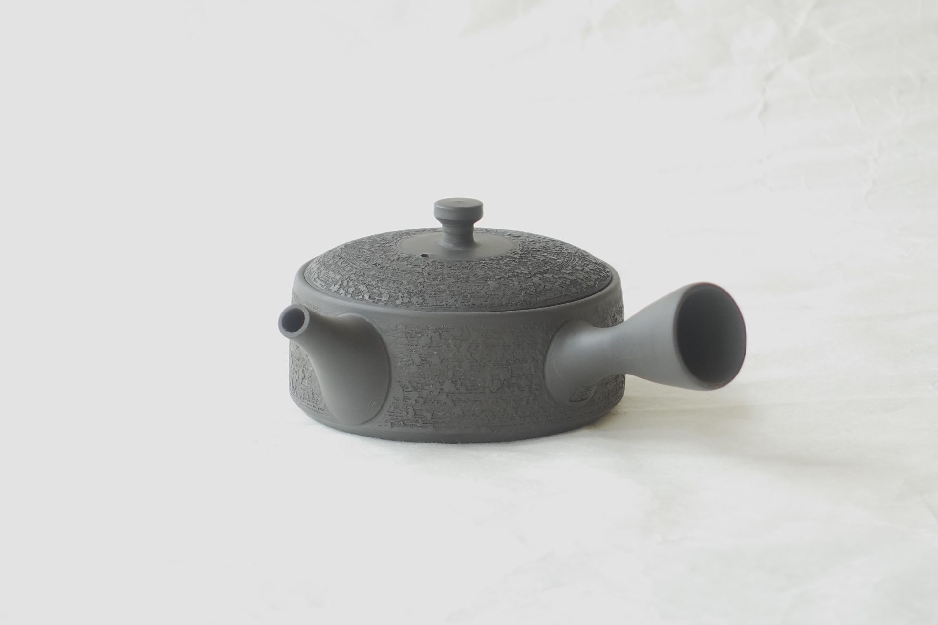 陶器 常滑焼 伝統工芸士 究極の平型急須 お茶の味がまろやか おいしく お茶を抽出 水出し冷茶 一人用 手づくり 熟練 職人技 洗いやすい 清潔 衛生的 松皮 液だれしにくい 機能的 飽きが来ない 永く使える 逸品 美濃焼 鉄瓶 陶器 漆 漆器 有田焼 金継ぎ 焼き物 食器 陶磁器 伝統工芸品 茶碗 工芸品 九谷焼 南部鉄器 陶芸 陶器市 岐阜 焼き物 磁器 瀬戸物 岐阜県 岐阜市 美殿町６−番地 小林漆陶 漆塗り器 織部焼 小林漆器 箸 金継ぎ お香 食器 茶道具 陶器 美濃焼専門店 お皿 ceramics ih pottery うつわ うつわ屋 お皿屋さん お茶 お茶碗 お箸 かまど この辺に陶器屋さんってあります とうきいち やきもの ガラス工房 ギフト　ギフトショップ マグカップ モダン焼物 レンジできる陶器 切子 南部鉄器 どこ　岐阜市南部鉄器販売店 南部鉄器購入 岐阜県器屋 土鍋 岐阜小洒落たお皿 お椀が出る店 器 塗り物 漆塗り 陶器屋さん 食器屋さん お椀 ひのき 岐阜城周辺茶道具 販売陶器 販売陶器屋さん 陶器店 漆器店 岐阜有名な器屋さん 岐阜県食器売ってるところ 岐阜駅 陶器工芸品店 徳利 売ってる店 急須販売 扇子 抹茶 掛け軸 修復 日本陶瓷 漆器 木の食器 樺細工 江戸切子 食器 漆の器 漆器 うるし 漆器店 漆塗 漆椀 火鉢 灰 美殿町商店街 美濃焼ショップ 岐阜市 湯呑み お店 付近 美濃焼き専門店 美濃焼販売 花瓶 茶器 オンライン輪島塗 なつめ 店近くのガラス屋さん 近くの陶器屋さん 酒器 ガラス 金継ぎ依頼 岐阜鉄器鉄瓶 取扱店 Japanese 陶器 修理 陶器専門店 陶器小売店 岐阜陶器屋 陶器店 陶磁器 陶磁器専門店 陶芸家 おすすめ お店 岐阜食洗機対応 漆椀 JapanesetablewareJapanesecrafts Japaneseceramics Japanesepottery Handcrafted TraditionalCrafts Japaneseculture Traditionalart Japaneseteautensils TeaCeremony Japaneselacquerware インテリア 一輪挿し 入れ物 陶芸 陶芸皿 陶器いろいろ 陶器店 絵皿 絵柄 オンラインショップ 置物 おひつ オーブントースター 置物スタイリッシュ お皿 オブジェ 置物かわいい お皿陶磁器 お椀陶器 陶器欠損補修 花瓶 貫入 傘立て 陶器花 カップ 花 陶磁器 陶器金継ぎ キャニスター 器 急須 京都 金彩 九州 急須 陶芸食器 コーヒーカップ コップ 小物入れ 皿 ごはん鍋 食洗機 修理 食器 修理金継ぎ 陶器販売 瀬戸物 染付 タンブラー 耐熱陶器 茶碗 近くの陶器店 通販 土物 通販 手作り陶器 陶磁器 鍋