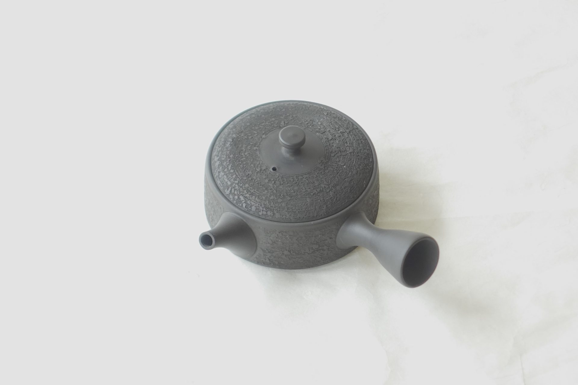陶器 常滑焼 伝統工芸士 究極の平型急須 お茶の味がまろやか おいしく お茶を抽出 水出し冷茶 一人用 手づくり 熟練 職人技 洗いやすい 清潔 衛生的 松皮 液だれしにくい 機能的 飽きが来ない 永く使える 逸品 美濃焼 鉄瓶 陶器 漆 漆器 有田焼 金継ぎ 焼き物 食器 陶磁器 伝統工芸品 茶碗 工芸品 九谷焼 南部鉄器 陶芸 陶器市 岐阜 焼き物 磁器 瀬戸物 岐阜県 岐阜市 美殿町６−番地 小林漆陶 漆塗り器 織部焼 小林漆器 箸 金継ぎ お香 食器 茶道具 陶器 美濃焼専門店 お皿 ceramics ih pottery うつわ うつわ屋 お皿屋さん お茶 お茶碗 お箸 かまど この辺に陶器屋さんってあります とうきいち やきもの ガラス工房 ギフト　ギフトショップ マグカップ モダン焼物 レンジできる陶器 切子 南部鉄器 どこ　岐阜市南部鉄器販売店 南部鉄器購入 岐阜県器屋 土鍋 岐阜小洒落たお皿 お椀が出る店 器 塗り物 漆塗り 陶器屋さん 食器屋さん お椀 ひのき 岐阜城周辺茶道具 販売陶器 販売陶器屋さん 陶器店 漆器店 岐阜有名な器屋さん 岐阜県食器売ってるところ 岐阜駅 陶器工芸品店 徳利 売ってる店 急須販売 扇子 抹茶 掛け軸 修復 日本陶瓷 漆器 木の食器 樺細工 江戸切子 食器 漆の器 漆器 うるし 漆器店 漆塗 漆椀 火鉢 灰 美殿町商店街 美濃焼ショップ 岐阜市 湯呑み お店 付近 美濃焼き専門店 美濃焼販売 花瓶 茶器 オンライン輪島塗 なつめ 店近くのガラス屋さん 近くの陶器屋さん 酒器 ガラス 金継ぎ依頼 岐阜鉄器鉄瓶 取扱店 Japanese 陶器 修理 陶器専門店 陶器小売店 岐阜陶器屋 陶器店 陶磁器 陶磁器専門店 陶芸家 おすすめ お店 岐阜食洗機対応 漆椀 JapanesetablewareJapanesecrafts Japaneseceramics Japanesepottery Handcrafted TraditionalCrafts Japaneseculture Traditionalart Japaneseteautensils TeaCeremony Japaneselacquerware インテリア 一輪挿し 入れ物 陶芸 陶芸皿 陶器いろいろ 陶器店 絵皿 絵柄 オンラインショップ 置物 おひつ オーブントースター 置物スタイリッシュ お皿 オブジェ 置物かわいい お皿陶磁器 お椀陶器 陶器欠損補修 花瓶 貫入 傘立て 陶器花 カップ 花 陶磁器 陶器金継ぎ キャニスター 器 急須 京都 金彩 九州 急須 陶芸食器 コーヒーカップ コップ 小物入れ 皿 ごはん鍋 食洗機 修理 食器 修理金継ぎ 陶器販売 瀬戸物 染付 タンブラー 耐熱陶器 茶碗 近くの陶器店 通販 土物 通販 手作り陶器 陶磁器 鍋