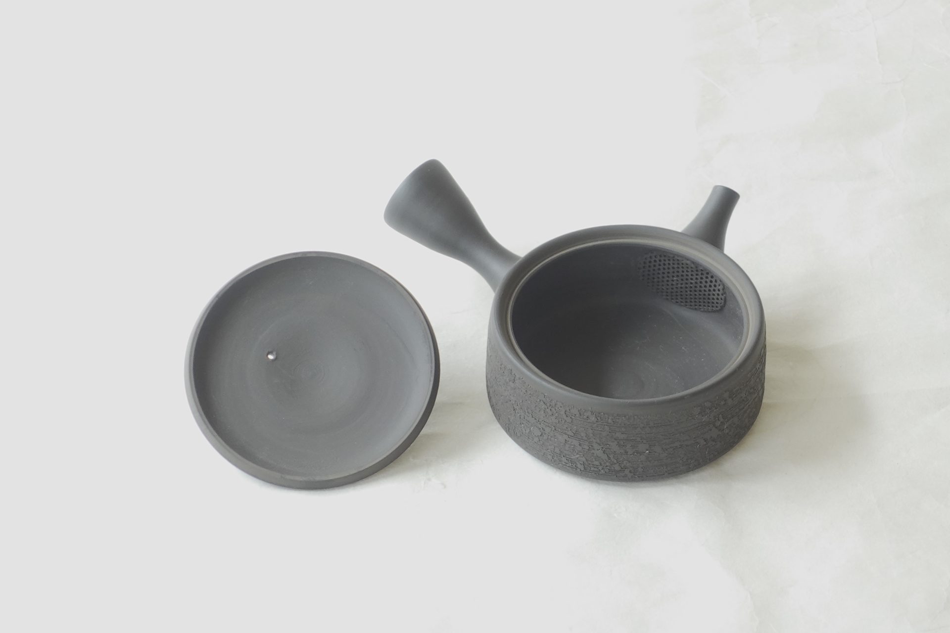 陶器 常滑焼 伝統工芸士 究極の平型急須 お茶の味がまろやか おいしく お茶を抽出 水出し冷茶 一人用 手づくり 熟練 職人技 洗いやすい 清潔 衛生的 松皮 液だれしにくい 機能的 飽きが来ない 永く使える 逸品 美濃焼 鉄瓶 陶器 漆 漆器 有田焼 金継ぎ 焼き物 食器 陶磁器 伝統工芸品 茶碗 工芸品 九谷焼 南部鉄器 陶芸 陶器市 岐阜 焼き物 磁器 瀬戸物 岐阜県 岐阜市 美殿町６−番地 小林漆陶 漆塗り器 織部焼 小林漆器 箸 金継ぎ お香 食器 茶道具 陶器 美濃焼専門店 お皿 ceramics ih pottery うつわ うつわ屋 お皿屋さん お茶 お茶碗 お箸 かまど この辺に陶器屋さんってあります とうきいち やきもの ガラス工房 ギフト　ギフトショップ マグカップ モダン焼物 レンジできる陶器 切子 南部鉄器 どこ　岐阜市南部鉄器販売店 南部鉄器購入 岐阜県器屋 土鍋 岐阜小洒落たお皿 お椀が出る店 器 塗り物 漆塗り 陶器屋さん 食器屋さん お椀 ひのき 岐阜城周辺茶道具 販売陶器 販売陶器屋さん 陶器店 漆器店 岐阜有名な器屋さん 岐阜県食器売ってるところ 岐阜駅 陶器工芸品店 徳利 売ってる店 急須販売 扇子 抹茶 掛け軸 修復 日本陶瓷 漆器 木の食器 樺細工 江戸切子 食器 漆の器 漆器 うるし 漆器店 漆塗 漆椀 火鉢 灰 美殿町商店街 美濃焼ショップ 岐阜市 湯呑み お店 付近 美濃焼き専門店 美濃焼販売 花瓶 茶器 オンライン輪島塗 なつめ 店近くのガラス屋さん 近くの陶器屋さん 酒器 ガラス 金継ぎ依頼 岐阜鉄器鉄瓶 取扱店 Japanese 陶器 修理 陶器専門店 陶器小売店 岐阜陶器屋 陶器店 陶磁器 陶磁器専門店 陶芸家 おすすめ お店 岐阜食洗機対応 漆椀 JapanesetablewareJapanesecrafts Japaneseceramics Japanesepottery Handcrafted TraditionalCrafts Japaneseculture Traditionalart Japaneseteautensils TeaCeremony Japaneselacquerware インテリア 一輪挿し 入れ物 陶芸 陶芸皿 陶器いろいろ 陶器店 絵皿 絵柄 オンラインショップ 置物 おひつ オーブントースター 置物スタイリッシュ お皿 オブジェ 置物かわいい お皿陶磁器 お椀陶器 陶器欠損補修 花瓶 貫入 傘立て 陶器花 カップ 花 陶磁器 陶器金継ぎ キャニスター 器 急須 京都 金彩 九州 急須 陶芸食器 コーヒーカップ コップ 小物入れ 皿 ごはん鍋 食洗機 修理 食器 修理金継ぎ 陶器販売 瀬戸物 染付 タンブラー 耐熱陶器 茶碗 近くの陶器店 通販 土物 通販 手作り陶器 陶磁器 鍋