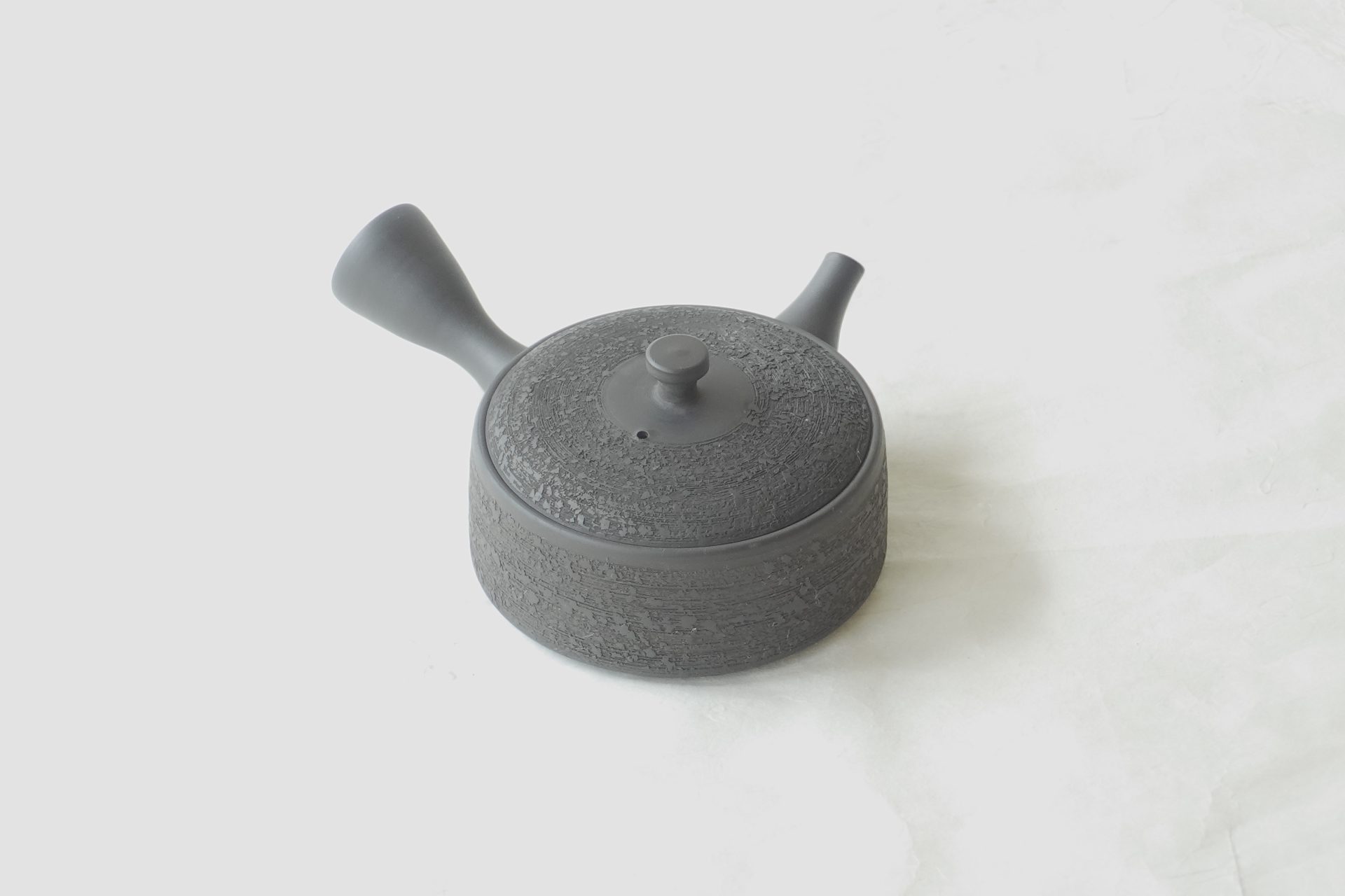 陶器 常滑焼 伝統工芸士 究極の平型急須 お茶の味がまろやか おいしく お茶を抽出 水出し冷茶 一人用 手づくり 熟練 職人技 洗いやすい 清潔 衛生的 松皮 液だれしにくい 機能的 飽きが来ない 永く使える 逸品 美濃焼 鉄瓶 陶器 漆 漆器 有田焼 金継ぎ 焼き物 食器 陶磁器 伝統工芸品 茶碗 工芸品 九谷焼 南部鉄器 陶芸 陶器市 岐阜 焼き物 磁器 瀬戸物 岐阜県 岐阜市 美殿町６−番地 小林漆陶 漆塗り器 織部焼 小林漆器 箸 金継ぎ お香 食器 茶道具 陶器 美濃焼専門店 お皿 ceramics ih pottery うつわ うつわ屋 お皿屋さん お茶 お茶碗 お箸 かまど この辺に陶器屋さんってあります とうきいち やきもの ガラス工房 ギフト　ギフトショップ マグカップ モダン焼物 レンジできる陶器 切子 南部鉄器 どこ　岐阜市南部鉄器販売店 南部鉄器購入 岐阜県器屋 土鍋 岐阜小洒落たお皿 お椀が出る店 器 塗り物 漆塗り 陶器屋さん 食器屋さん お椀 ひのき 岐阜城周辺茶道具 販売陶器 販売陶器屋さん 陶器店 漆器店 岐阜有名な器屋さん 岐阜県食器売ってるところ 岐阜駅 陶器工芸品店 徳利 売ってる店 急須販売 扇子 抹茶 掛け軸 修復 日本陶瓷 漆器 木の食器 樺細工 江戸切子 食器 漆の器 漆器 うるし 漆器店 漆塗 漆椀 火鉢 灰 美殿町商店街 美濃焼ショップ 岐阜市 湯呑み お店 付近 美濃焼き専門店 美濃焼販売 花瓶 茶器 オンライン輪島塗 なつめ 店近くのガラス屋さん 近くの陶器屋さん 酒器 ガラス 金継ぎ依頼 岐阜鉄器鉄瓶 取扱店 Japanese 陶器 修理 陶器専門店 陶器小売店 岐阜陶器屋 陶器店 陶磁器 陶磁器専門店 陶芸家 おすすめ お店 岐阜食洗機対応 漆椀 JapanesetablewareJapanesecrafts Japaneseceramics Japanesepottery Handcrafted TraditionalCrafts Japaneseculture Traditionalart Japaneseteautensils TeaCeremony Japaneselacquerware インテリア 一輪挿し 入れ物 陶芸 陶芸皿 陶器いろいろ 陶器店 絵皿 絵柄 オンラインショップ 置物 おひつ オーブントースター 置物スタイリッシュ お皿 オブジェ 置物かわいい お皿陶磁器 お椀陶器 陶器欠損補修 花瓶 貫入 傘立て 陶器花 カップ 花 陶磁器 陶器金継ぎ キャニスター 器 急須 京都 金彩 九州 急須 陶芸食器 コーヒーカップ コップ 小物入れ 皿 ごはん鍋 食洗機 修理 食器 修理金継ぎ 陶器販売 瀬戸物 染付 タンブラー 耐熱陶器 茶碗 近くの陶器店 通販 土物 通販 手作り陶器 陶磁器 鍋