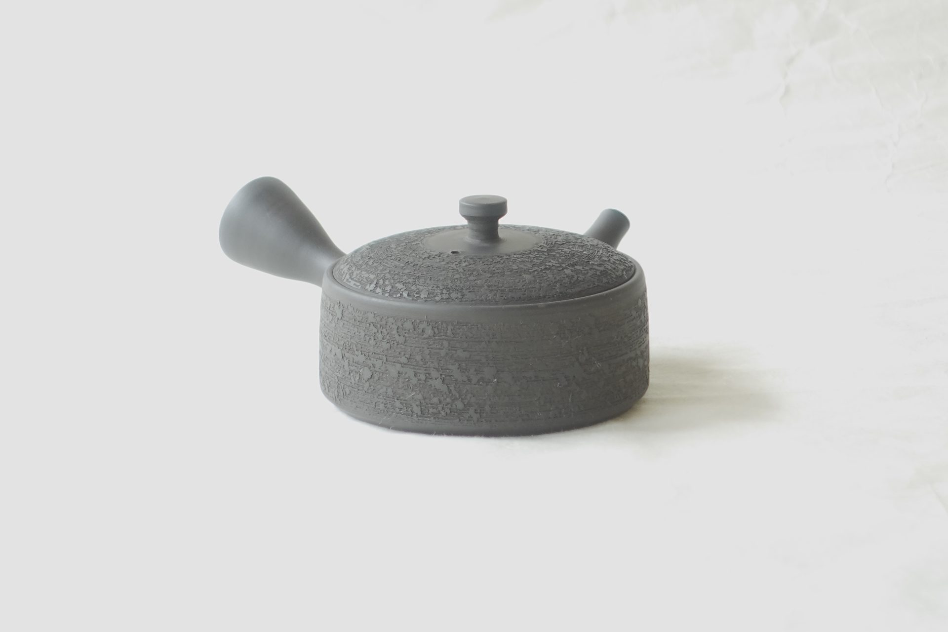陶器 常滑焼 伝統工芸士 究極の平型急須 お茶の味がまろやか おいしく お茶を抽出 水出し冷茶 一人用 手づくり 熟練 職人技 洗いやすい 清潔 衛生的 松皮 液だれしにくい 機能的 飽きが来ない 永く使える 逸品 美濃焼 鉄瓶 陶器 漆 漆器 有田焼 金継ぎ 焼き物 食器 陶磁器 伝統工芸品 茶碗 工芸品 九谷焼 南部鉄器 陶芸 陶器市 岐阜 焼き物 磁器 瀬戸物 岐阜県 岐阜市 美殿町６−番地 小林漆陶 漆塗り器 織部焼 小林漆器 箸 金継ぎ お香 食器 茶道具 陶器 美濃焼専門店 お皿 ceramics ih pottery うつわ うつわ屋 お皿屋さん お茶 お茶碗 お箸 かまど この辺に陶器屋さんってあります とうきいち やきもの ガラス工房 ギフト　ギフトショップ マグカップ モダン焼物 レンジできる陶器 切子 南部鉄器 どこ　岐阜市南部鉄器販売店 南部鉄器購入 岐阜県器屋 土鍋 岐阜小洒落たお皿 お椀が出る店 器 塗り物 漆塗り 陶器屋さん 食器屋さん お椀 ひのき 岐阜城周辺茶道具 販売陶器 販売陶器屋さん 陶器店 漆器店 岐阜有名な器屋さん 岐阜県食器売ってるところ 岐阜駅 陶器工芸品店 徳利 売ってる店 急須販売 扇子 抹茶 掛け軸 修復 日本陶瓷 漆器 木の食器 樺細工 江戸切子 食器 漆の器 漆器 うるし 漆器店 漆塗 漆椀 火鉢 灰 美殿町商店街 美濃焼ショップ 岐阜市 湯呑み お店 付近 美濃焼き専門店 美濃焼販売 花瓶 茶器 オンライン輪島塗 なつめ 店近くのガラス屋さん 近くの陶器屋さん 酒器 ガラス 金継ぎ依頼 岐阜鉄器鉄瓶 取扱店 Japanese 陶器 修理 陶器専門店 陶器小売店 岐阜陶器屋 陶器店 陶磁器 陶磁器専門店 陶芸家 おすすめ お店 岐阜食洗機対応 漆椀 JapanesetablewareJapanesecrafts Japaneseceramics Japanesepottery Handcrafted TraditionalCrafts Japaneseculture Traditionalart Japaneseteautensils TeaCeremony Japaneselacquerware インテリア 一輪挿し 入れ物 陶芸 陶芸皿 陶器いろいろ 陶器店 絵皿 絵柄 オンラインショップ 置物 おひつ オーブントースター 置物スタイリッシュ お皿 オブジェ 置物かわいい お皿陶磁器 お椀陶器 陶器欠損補修 花瓶 貫入 傘立て 陶器花 カップ 花 陶磁器 陶器金継ぎ キャニスター 器 急須 京都 金彩 九州 急須 陶芸食器 コーヒーカップ コップ 小物入れ 皿 ごはん鍋 食洗機 修理 食器 修理金継ぎ 陶器販売 瀬戸物 染付 タンブラー 耐熱陶器 茶碗 近くの陶器店 通販 土物 通販 手作り陶器 陶磁器 鍋