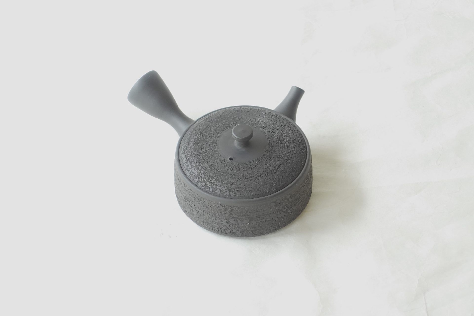 陶器 常滑焼 伝統工芸士 究極の平型急須 お茶の味がまろやか おいしく お茶を抽出 水出し冷茶 一人用 手づくり 熟練 職人技 洗いやすい 清潔 衛生的 松皮 液だれしにくい 機能的 飽きが来ない 永く使える 逸品 美濃焼 鉄瓶 陶器 漆 漆器 有田焼 金継ぎ 焼き物 食器 陶磁器 伝統工芸品 茶碗 工芸品 九谷焼 南部鉄器 陶芸 陶器市 岐阜 焼き物 磁器 瀬戸物 岐阜県 岐阜市 美殿町６−番地 小林漆陶 漆塗り器 織部焼 小林漆器 箸 金継ぎ お香 食器 茶道具 陶器 美濃焼専門店 お皿 ceramics ih pottery うつわ うつわ屋 お皿屋さん お茶 お茶碗 お箸 かまど この辺に陶器屋さんってあります とうきいち やきもの ガラス工房 ギフト　ギフトショップ マグカップ モダン焼物 レンジできる陶器 切子 南部鉄器 どこ　岐阜市南部鉄器販売店 南部鉄器購入 岐阜県器屋 土鍋 岐阜小洒落たお皿 お椀が出る店 器 塗り物 漆塗り 陶器屋さん 食器屋さん お椀 ひのき 岐阜城周辺茶道具 販売陶器 販売陶器屋さん 陶器店 漆器店 岐阜有名な器屋さん 岐阜県食器売ってるところ 岐阜駅 陶器工芸品店 徳利 売ってる店 急須販売 扇子 抹茶 掛け軸 修復 日本陶瓷 漆器 木の食器 樺細工 江戸切子 食器 漆の器 漆器 うるし 漆器店 漆塗 漆椀 火鉢 灰 美殿町商店街 美濃焼ショップ 岐阜市 湯呑み お店 付近 美濃焼き専門店 美濃焼販売 花瓶 茶器 オンライン輪島塗 なつめ 店近くのガラス屋さん 近くの陶器屋さん 酒器 ガラス 金継ぎ依頼 岐阜鉄器鉄瓶 取扱店 Japanese 陶器 修理 陶器専門店 陶器小売店 岐阜陶器屋 陶器店 陶磁器 陶磁器専門店 陶芸家 おすすめ お店 岐阜食洗機対応 漆椀 JapanesetablewareJapanesecrafts Japaneseceramics Japanesepottery Handcrafted TraditionalCrafts Japaneseculture Traditionalart Japaneseteautensils TeaCeremony Japaneselacquerware インテリア 一輪挿し 入れ物 陶芸 陶芸皿 陶器いろいろ 陶器店 絵皿 絵柄 オンラインショップ 置物 おひつ オーブントースター 置物スタイリッシュ お皿 オブジェ 置物かわいい お皿陶磁器 お椀陶器 陶器欠損補修 花瓶 貫入 傘立て 陶器花 カップ 花 陶磁器 陶器金継ぎ キャニスター 器 急須 京都 金彩 九州 急須 陶芸食器 コーヒーカップ コップ 小物入れ 皿 ごはん鍋 食洗機 修理 食器 修理金継ぎ 陶器販売 瀬戸物 染付 タンブラー 耐熱陶器 茶碗 近くの陶器店 通販 土物 通販 手作り陶器 陶磁器 鍋