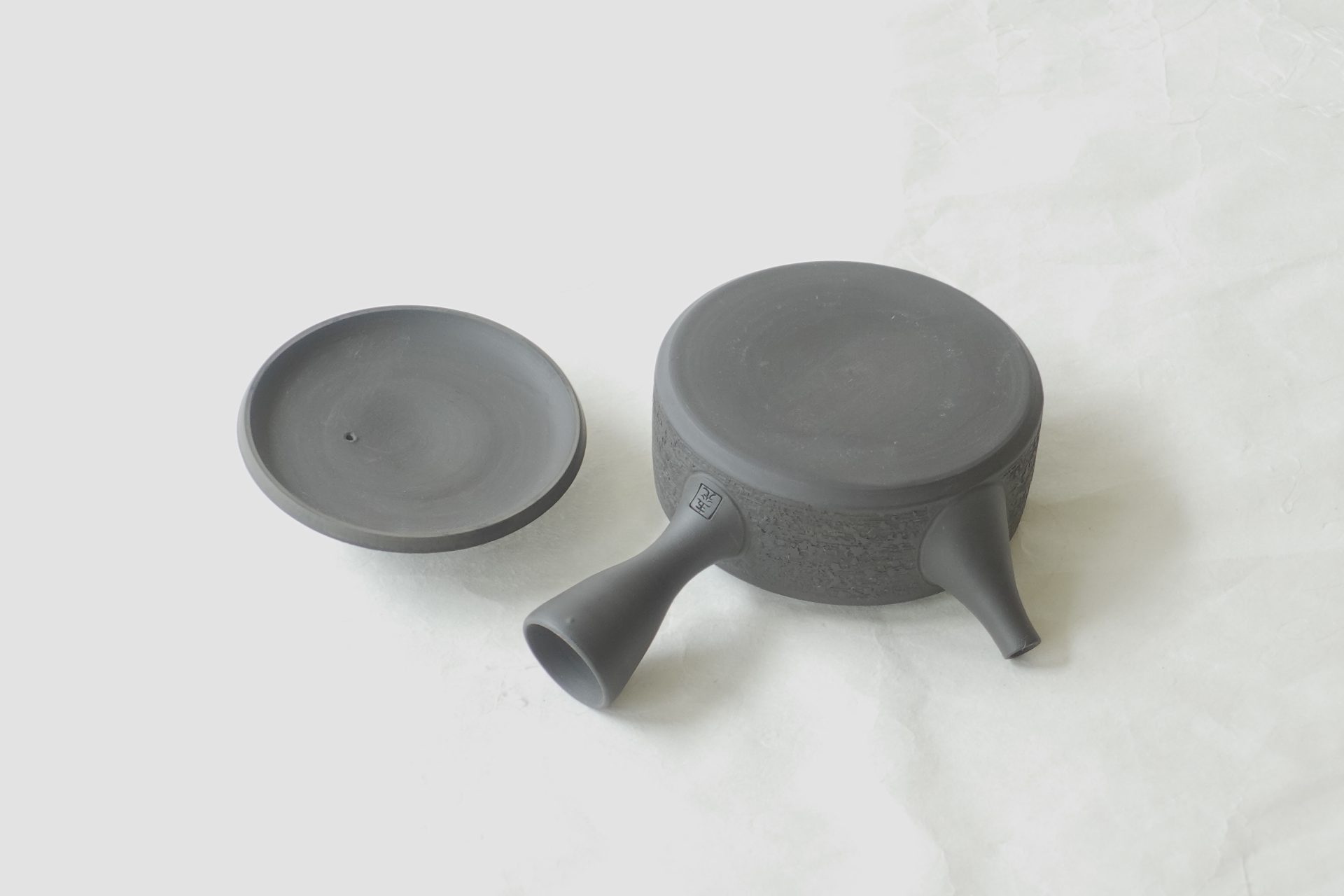 陶器 常滑焼 伝統工芸士 究極の平型急須 お茶の味がまろやか おいしく お茶を抽出 水出し冷茶 一人用 手づくり 熟練 職人技 洗いやすい 清潔 衛生的 松皮 液だれしにくい 機能的 飽きが来ない 永く使える 逸品 美濃焼 鉄瓶 陶器 漆 漆器 有田焼 金継ぎ 焼き物 食器 陶磁器 伝統工芸品 茶碗 工芸品 九谷焼 南部鉄器 陶芸 陶器市 岐阜 焼き物 磁器 瀬戸物 岐阜県 岐阜市 美殿町６−番地 小林漆陶 漆塗り器 織部焼 小林漆器 箸 金継ぎ お香 食器 茶道具 陶器 美濃焼専門店 お皿 ceramics ih pottery うつわ うつわ屋 お皿屋さん お茶 お茶碗 お箸 かまど この辺に陶器屋さんってあります とうきいち やきもの ガラス工房 ギフト　ギフトショップ マグカップ モダン焼物 レンジできる陶器 切子 南部鉄器 どこ　岐阜市南部鉄器販売店 南部鉄器購入 岐阜県器屋 土鍋 岐阜小洒落たお皿 お椀が出る店 器 塗り物 漆塗り 陶器屋さん 食器屋さん お椀 ひのき 岐阜城周辺茶道具 販売陶器 販売陶器屋さん 陶器店 漆器店 岐阜有名な器屋さん 岐阜県食器売ってるところ 岐阜駅 陶器工芸品店 徳利 売ってる店 急須販売 扇子 抹茶 掛け軸 修復 日本陶瓷 漆器 木の食器 樺細工 江戸切子 食器 漆の器 漆器 うるし 漆器店 漆塗 漆椀 火鉢 灰 美殿町商店街 美濃焼ショップ 岐阜市 湯呑み お店 付近 美濃焼き専門店 美濃焼販売 花瓶 茶器 オンライン輪島塗 なつめ 店近くのガラス屋さん 近くの陶器屋さん 酒器 ガラス 金継ぎ依頼 岐阜鉄器鉄瓶 取扱店 Japanese 陶器 修理 陶器専門店 陶器小売店 岐阜陶器屋 陶器店 陶磁器 陶磁器専門店 陶芸家 おすすめ お店 岐阜食洗機対応 漆椀 JapanesetablewareJapanesecrafts Japaneseceramics Japanesepottery Handcrafted TraditionalCrafts Japaneseculture Traditionalart Japaneseteautensils TeaCeremony Japaneselacquerware インテリア 一輪挿し 入れ物 陶芸 陶芸皿 陶器いろいろ 陶器店 絵皿 絵柄 オンラインショップ 置物 おひつ オーブントースター 置物スタイリッシュ お皿 オブジェ 置物かわいい お皿陶磁器 お椀陶器 陶器欠損補修 花瓶 貫入 傘立て 陶器花 カップ 花 陶磁器 陶器金継ぎ キャニスター 器 急須 京都 金彩 九州 急須 陶芸食器 コーヒーカップ コップ 小物入れ 皿 ごはん鍋 食洗機 修理 食器 修理金継ぎ 陶器販売 瀬戸物 染付 タンブラー 耐熱陶器 茶碗 近くの陶器店 通販 土物 通販 手作り陶器 陶磁器 鍋