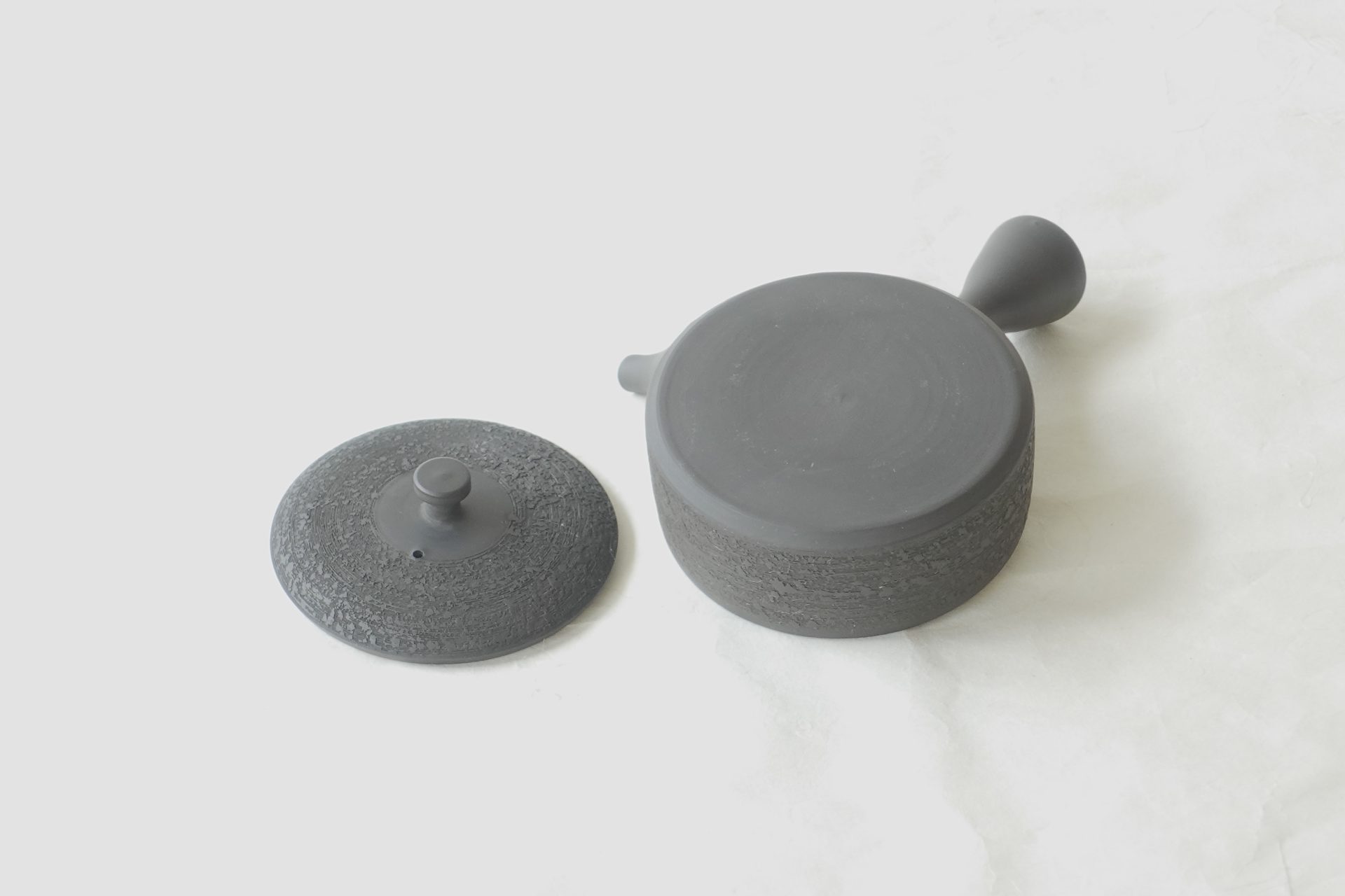 陶器 常滑焼 伝統工芸士 究極の平型急須 お茶の味がまろやか おいしく お茶を抽出 水出し冷茶 一人用 手づくり 熟練 職人技 洗いやすい 清潔 衛生的 松皮 液だれしにくい 機能的 飽きが来ない 永く使える 逸品 美濃焼 鉄瓶 陶器 漆 漆器 有田焼 金継ぎ 焼き物 食器 陶磁器 伝統工芸品 茶碗 工芸品 九谷焼 南部鉄器 陶芸 陶器市 岐阜 焼き物 磁器 瀬戸物 岐阜県 岐阜市 美殿町６−番地 小林漆陶 漆塗り器 織部焼 小林漆器 箸 金継ぎ お香 食器 茶道具 陶器 美濃焼専門店 お皿 ceramics ih pottery うつわ うつわ屋 お皿屋さん お茶 お茶碗 お箸 かまど この辺に陶器屋さんってあります とうきいち やきもの ガラス工房 ギフト　ギフトショップ マグカップ モダン焼物 レンジできる陶器 切子 南部鉄器 どこ　岐阜市南部鉄器販売店 南部鉄器購入 岐阜県器屋 土鍋 岐阜小洒落たお皿 お椀が出る店 器 塗り物 漆塗り 陶器屋さん 食器屋さん お椀 ひのき 岐阜城周辺茶道具 販売陶器 販売陶器屋さん 陶器店 漆器店 岐阜有名な器屋さん 岐阜県食器売ってるところ 岐阜駅 陶器工芸品店 徳利 売ってる店 急須販売 扇子 抹茶 掛け軸 修復 日本陶瓷 漆器 木の食器 樺細工 江戸切子 食器 漆の器 漆器 うるし 漆器店 漆塗 漆椀 火鉢 灰 美殿町商店街 美濃焼ショップ 岐阜市 湯呑み お店 付近 美濃焼き専門店 美濃焼販売 花瓶 茶器 オンライン輪島塗 なつめ 店近くのガラス屋さん 近くの陶器屋さん 酒器 ガラス 金継ぎ依頼 岐阜鉄器鉄瓶 取扱店 Japanese 陶器 修理 陶器専門店 陶器小売店 岐阜陶器屋 陶器店 陶磁器 陶磁器専門店 陶芸家 おすすめ お店 岐阜食洗機対応 漆椀 JapanesetablewareJapanesecrafts Japaneseceramics Japanesepottery Handcrafted TraditionalCrafts Japaneseculture Traditionalart Japaneseteautensils TeaCeremony Japaneselacquerware インテリア 一輪挿し 入れ物 陶芸 陶芸皿 陶器いろいろ 陶器店 絵皿 絵柄 オンラインショップ 置物 おひつ オーブントースター 置物スタイリッシュ お皿 オブジェ 置物かわいい お皿陶磁器 お椀陶器 陶器欠損補修 花瓶 貫入 傘立て 陶器花 カップ 花 陶磁器 陶器金継ぎ キャニスター 器 急須 京都 金彩 九州 急須 陶芸食器 コーヒーカップ コップ 小物入れ 皿 ごはん鍋 食洗機 修理 食器 修理金継ぎ 陶器販売 瀬戸物 染付 タンブラー 耐熱陶器 茶碗 近くの陶器店 通販 土物 通販 手作り陶器 陶磁器 鍋