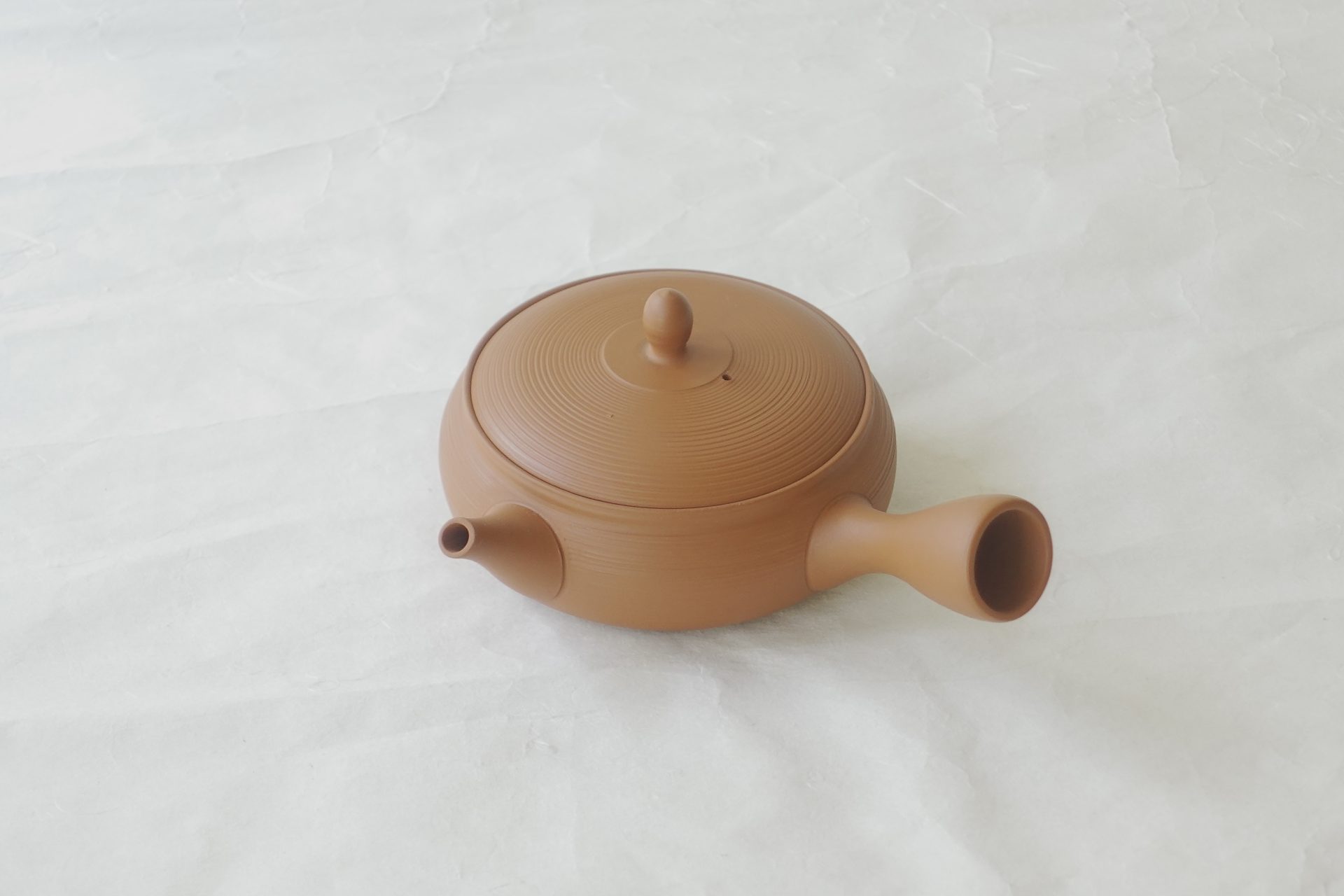 陶器 常滑焼 伝統工芸士 究極 平型急須 朱泥 まろやか お茶の味を最大限に引き出す よりおいしく お茶を抽出 一人用 精巧 手づくり 職人技 洗いやすい 清潔 衛生的 液だれしにくい 丸み やわらかい雰囲気 機能的 飽きが来ない 永く使える 逸品 美濃焼 鉄瓶 陶器 漆 漆器 有田焼 金継ぎ 焼き物 食器 陶磁器 伝統工芸品 茶碗 工芸品 九谷焼 南部鉄器 陶芸 陶器市 岐阜 焼き物 磁器 瀬戸物 岐阜県 岐阜市 美殿町６−番地 小林漆陶 漆塗り器 織部焼 小林漆器 箸 金継ぎ お香 食器 茶道具 陶器 美濃焼専門店 お皿 ceramics ih pottery うつわ うつわ屋 お皿屋さん お茶 お茶碗 お箸 かまど この辺に陶器屋さんってあります とうきいち やきもの ガラス工房 ギフト　ギフトショップ マグカップ モダン焼物 レンジできる陶器 切子 南部鉄器 どこ　岐阜市南部鉄器販売店 南部鉄器購入 岐阜県器屋 土鍋 岐阜小洒落たお皿 お椀が出る店 器 塗り物 漆塗り 陶器屋さん 食器屋さん お椀 ひのき 岐阜城周辺茶道具 販売陶器 販売陶器屋さん 陶器店 漆器店 岐阜有名な器屋さん 岐阜県食器売ってるところ 岐阜駅 陶器工芸品店 徳利 売ってる店 急須販売 扇子 抹茶 掛け軸 修復 日本陶瓷 漆器 木の食器 樺細工 江戸切子 食器 漆の器 漆器 うるし 漆器店 漆塗 漆椀 火鉢 灰 美殿町商店街 美濃焼ショップ 岐阜市 湯呑み お店 付近 美濃焼き専門店 美濃焼販売 花瓶 茶器 オンライン輪島塗 なつめ 店近くのガラス屋さん 近くの陶器屋さん 酒器 ガラス 金継ぎ依頼 岐阜鉄器鉄瓶 取扱店 Japanese 陶器 修理 陶器専門店 陶器小売店 岐阜陶器屋 陶器店 陶磁器 陶磁器専門店 陶芸家 おすすめ お店 岐阜食洗機対応 漆椀 JapanesetablewareJapanesecrafts Japaneseceramics Japanesepottery Handcrafted TraditionalCrafts Japaneseculture Traditionalart Japaneseteautensils TeaCeremony Japaneselacquerware インテリア 一輪挿し 入れ物 陶芸 陶芸皿 陶器いろいろ 陶器店 絵皿 絵柄 オンラインショップ 置物 おひつ オーブントースター 置物スタイリッシュ お皿 オブジェ 置物かわいい お皿陶磁器 お椀陶器 陶器欠損補修 花瓶 貫入 傘立て 陶器花 カップ 花 陶磁器 陶器金継ぎ キャニスター 器 急須 京都 金彩 九州 急須 陶芸食器 コーヒーカップ コップ 小物入れ 皿 ごはん鍋 食洗機 修理 食器 修理金継ぎ 陶器販売 瀬戸物 染付 タンブラー 耐熱陶器 茶碗 近くの陶器店 通販 土物 通販 手作り陶器 陶磁器 鍋