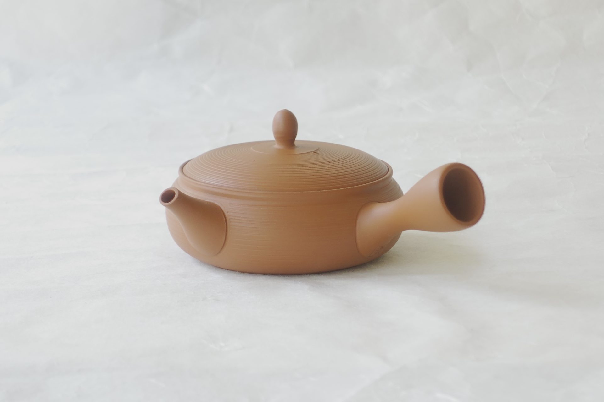 陶器 常滑焼 伝統工芸士 究極 平型急須 朱泥 まろやか お茶の味を最大限に引き出す よりおいしく お茶を抽出 一人用 精巧 手づくり 職人技 洗いやすい 清潔 衛生的 液だれしにくい 丸み やわらかい雰囲気 機能的 飽きが来ない 永く使える 逸品 美濃焼 鉄瓶 陶器 漆 漆器 有田焼 金継ぎ 焼き物 食器 陶磁器 伝統工芸品 茶碗 工芸品 九谷焼 南部鉄器 陶芸 陶器市 岐阜 焼き物 磁器 瀬戸物 岐阜県 岐阜市 美殿町６−番地 小林漆陶 漆塗り器 織部焼 小林漆器 箸 金継ぎ お香 食器 茶道具 陶器 美濃焼専門店 お皿 ceramics ih pottery うつわ うつわ屋 お皿屋さん お茶 お茶碗 お箸 かまど この辺に陶器屋さんってあります とうきいち やきもの ガラス工房 ギフト　ギフトショップ マグカップ モダン焼物 レンジできる陶器 切子 南部鉄器 どこ　岐阜市南部鉄器販売店 南部鉄器購入 岐阜県器屋 土鍋 岐阜小洒落たお皿 お椀が出る店 器 塗り物 漆塗り 陶器屋さん 食器屋さん お椀 ひのき 岐阜城周辺茶道具 販売陶器 販売陶器屋さん 陶器店 漆器店 岐阜有名な器屋さん 岐阜県食器売ってるところ 岐阜駅 陶器工芸品店 徳利 売ってる店 急須販売 扇子 抹茶 掛け軸 修復 日本陶瓷 漆器 木の食器 樺細工 江戸切子 食器 漆の器 漆器 うるし 漆器店 漆塗 漆椀 火鉢 灰 美殿町商店街 美濃焼ショップ 岐阜市 湯呑み お店 付近 美濃焼き専門店 美濃焼販売 花瓶 茶器 オンライン輪島塗 なつめ 店近くのガラス屋さん 近くの陶器屋さん 酒器 ガラス 金継ぎ依頼 岐阜鉄器鉄瓶 取扱店 Japanese 陶器 修理 陶器専門店 陶器小売店 岐阜陶器屋 陶器店 陶磁器 陶磁器専門店 陶芸家 おすすめ お店 岐阜食洗機対応 漆椀 JapanesetablewareJapanesecrafts Japaneseceramics Japanesepottery Handcrafted TraditionalCrafts Japaneseculture Traditionalart Japaneseteautensils TeaCeremony Japaneselacquerware インテリア 一輪挿し 入れ物 陶芸 陶芸皿 陶器いろいろ 陶器店 絵皿 絵柄 オンラインショップ 置物 おひつ オーブントースター 置物スタイリッシュ お皿 オブジェ 置物かわいい お皿陶磁器 お椀陶器 陶器欠損補修 花瓶 貫入 傘立て 陶器花 カップ 花 陶磁器 陶器金継ぎ キャニスター 器 急須 京都 金彩 九州 急須 陶芸食器 コーヒーカップ コップ 小物入れ 皿 ごはん鍋 食洗機 修理 食器 修理金継ぎ 陶器販売 瀬戸物 染付 タンブラー 耐熱陶器 茶碗 近くの陶器店 通販 土物 通販 手作り陶器 陶磁器 鍋