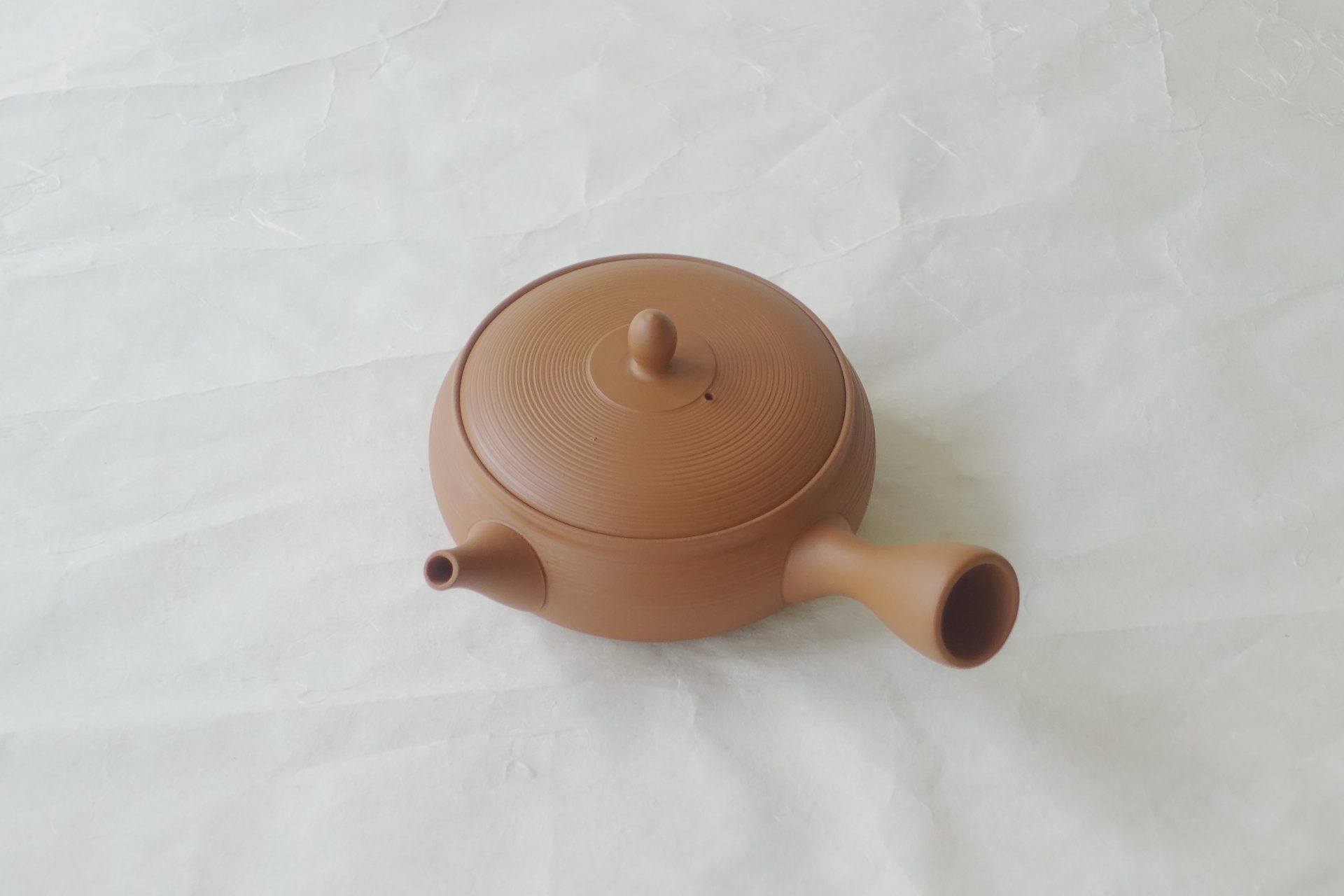 陶器 常滑焼 伝統工芸士 究極 平型急須 朱泥 まろやか お茶の味を最大限に引き出す よりおいしく お茶を抽出 一人用 精巧 手づくり 職人技 洗いやすい 清潔 衛生的 液だれしにくい 丸み やわらかい雰囲気 機能的 飽きが来ない 永く使える 逸品 美濃焼 鉄瓶 陶器 漆 漆器 有田焼 金継ぎ 焼き物 食器 陶磁器 伝統工芸品 茶碗 工芸品 九谷焼 南部鉄器 陶芸 陶器市 岐阜 焼き物 磁器 瀬戸物 岐阜県 岐阜市 美殿町６−番地 小林漆陶 漆塗り器 織部焼 小林漆器 箸 金継ぎ お香 食器 茶道具 陶器 美濃焼専門店 お皿 ceramics ih pottery うつわ うつわ屋 お皿屋さん お茶 お茶碗 お箸 かまど この辺に陶器屋さんってあります とうきいち やきもの ガラス工房 ギフト　ギフトショップ マグカップ モダン焼物 レンジできる陶器 切子 南部鉄器 どこ　岐阜市南部鉄器販売店 南部鉄器購入 岐阜県器屋 土鍋 岐阜小洒落たお皿 お椀が出る店 器 塗り物 漆塗り 陶器屋さん 食器屋さん お椀 ひのき 岐阜城周辺茶道具 販売陶器 販売陶器屋さん 陶器店 漆器店 岐阜有名な器屋さん 岐阜県食器売ってるところ 岐阜駅 陶器工芸品店 徳利 売ってる店 急須販売 扇子 抹茶 掛け軸 修復 日本陶瓷 漆器 木の食器 樺細工 江戸切子 食器 漆の器 漆器 うるし 漆器店 漆塗 漆椀 火鉢 灰 美殿町商店街 美濃焼ショップ 岐阜市 湯呑み お店 付近 美濃焼き専門店 美濃焼販売 花瓶 茶器 オンライン輪島塗 なつめ 店近くのガラス屋さん 近くの陶器屋さん 酒器 ガラス 金継ぎ依頼 岐阜鉄器鉄瓶 取扱店 Japanese 陶器 修理 陶器専門店 陶器小売店 岐阜陶器屋 陶器店 陶磁器 陶磁器専門店 陶芸家 おすすめ お店 岐阜食洗機対応 漆椀 JapanesetablewareJapanesecrafts Japaneseceramics Japanesepottery Handcrafted TraditionalCrafts Japaneseculture Traditionalart Japaneseteautensils TeaCeremony Japaneselacquerware インテリア 一輪挿し 入れ物 陶芸 陶芸皿 陶器いろいろ 陶器店 絵皿 絵柄 オンラインショップ 置物 おひつ オーブントースター 置物スタイリッシュ お皿 オブジェ 置物かわいい お皿陶磁器 お椀陶器 陶器欠損補修 花瓶 貫入 傘立て 陶器花 カップ 花 陶磁器 陶器金継ぎ キャニスター 器 急須 京都 金彩 九州 急須 陶芸食器 コーヒーカップ コップ 小物入れ 皿 ごはん鍋 食洗機 修理 食器 修理金継ぎ 陶器販売 瀬戸物 染付 タンブラー 耐熱陶器 茶碗 近くの陶器店 通販 土物 通販 手作り陶器 陶磁器 鍋
