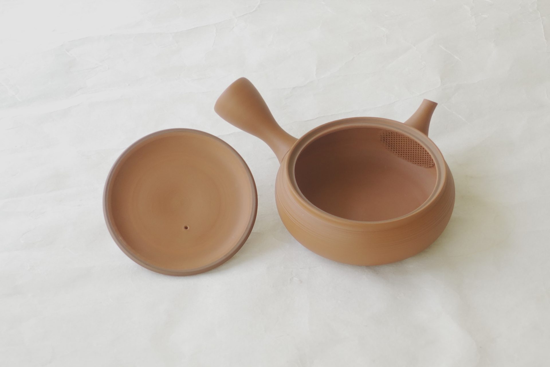 陶器 常滑焼 伝統工芸士 究極 平型急須 朱泥 まろやか お茶の味を最大限に引き出す よりおいしく お茶を抽出 一人用 精巧 手づくり 職人技 洗いやすい 清潔 衛生的 液だれしにくい 丸み やわらかい雰囲気 機能的 飽きが来ない 永く使える 逸品 美濃焼 鉄瓶 陶器 漆 漆器 有田焼 金継ぎ 焼き物 食器 陶磁器 伝統工芸品 茶碗 工芸品 九谷焼 南部鉄器 陶芸 陶器市 岐阜 焼き物 磁器 瀬戸物 岐阜県 岐阜市 美殿町６−番地 小林漆陶 漆塗り器 織部焼 小林漆器 箸 金継ぎ お香 食器 茶道具 陶器 美濃焼専門店 お皿 ceramics ih pottery うつわ うつわ屋 お皿屋さん お茶 お茶碗 お箸 かまど この辺に陶器屋さんってあります とうきいち やきもの ガラス工房 ギフト　ギフトショップ マグカップ モダン焼物 レンジできる陶器 切子 南部鉄器 どこ　岐阜市南部鉄器販売店 南部鉄器購入 岐阜県器屋 土鍋 岐阜小洒落たお皿 お椀が出る店 器 塗り物 漆塗り 陶器屋さん 食器屋さん お椀 ひのき 岐阜城周辺茶道具 販売陶器 販売陶器屋さん 陶器店 漆器店 岐阜有名な器屋さん 岐阜県食器売ってるところ 岐阜駅 陶器工芸品店 徳利 売ってる店 急須販売 扇子 抹茶 掛け軸 修復 日本陶瓷 漆器 木の食器 樺細工 江戸切子 食器 漆の器 漆器 うるし 漆器店 漆塗 漆椀 火鉢 灰 美殿町商店街 美濃焼ショップ 岐阜市 湯呑み お店 付近 美濃焼き専門店 美濃焼販売 花瓶 茶器 オンライン輪島塗 なつめ 店近くのガラス屋さん 近くの陶器屋さん 酒器 ガラス 金継ぎ依頼 岐阜鉄器鉄瓶 取扱店 Japanese 陶器 修理 陶器専門店 陶器小売店 岐阜陶器屋 陶器店 陶磁器 陶磁器専門店 陶芸家 おすすめ お店 岐阜食洗機対応 漆椀 JapanesetablewareJapanesecrafts Japaneseceramics Japanesepottery Handcrafted TraditionalCrafts Japaneseculture Traditionalart Japaneseteautensils TeaCeremony Japaneselacquerware インテリア 一輪挿し 入れ物 陶芸 陶芸皿 陶器いろいろ 陶器店 絵皿 絵柄 オンラインショップ 置物 おひつ オーブントースター 置物スタイリッシュ お皿 オブジェ 置物かわいい お皿陶磁器 お椀陶器 陶器欠損補修 花瓶 貫入 傘立て 陶器花 カップ 花 陶磁器 陶器金継ぎ キャニスター 器 急須 京都 金彩 九州 急須 陶芸食器 コーヒーカップ コップ 小物入れ 皿 ごはん鍋 食洗機 修理 食器 修理金継ぎ 陶器販売 瀬戸物 染付 タンブラー 耐熱陶器 茶碗 近くの陶器店 通販 土物 通販 手作り陶器 陶磁器 鍋