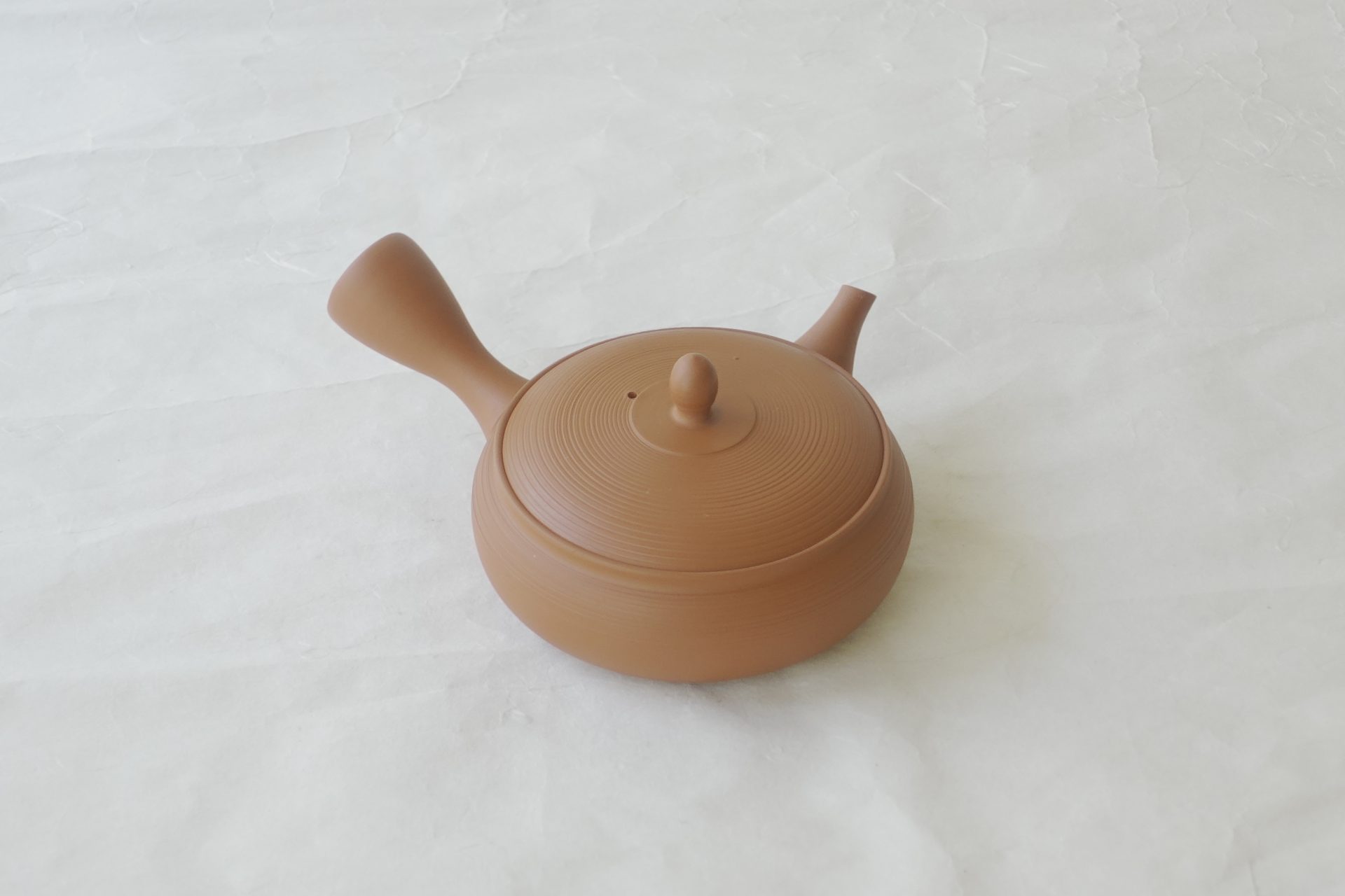 陶器 常滑焼 伝統工芸士 究極 平型急須 朱泥 まろやか お茶の味を最大限に引き出す よりおいしく お茶を抽出 一人用 精巧 手づくり 職人技 洗いやすい 清潔 衛生的 液だれしにくい 丸み やわらかい雰囲気 機能的 飽きが来ない 永く使える 逸品 美濃焼 鉄瓶 陶器 漆 漆器 有田焼 金継ぎ 焼き物 食器 陶磁器 伝統工芸品 茶碗 工芸品 九谷焼 南部鉄器 陶芸 陶器市 岐阜 焼き物 磁器 瀬戸物 岐阜県 岐阜市 美殿町６−番地 小林漆陶 漆塗り器 織部焼 小林漆器 箸 金継ぎ お香 食器 茶道具 陶器 美濃焼専門店 お皿 ceramics ih pottery うつわ うつわ屋 お皿屋さん お茶 お茶碗 お箸 かまど この辺に陶器屋さんってあります とうきいち やきもの ガラス工房 ギフト　ギフトショップ マグカップ モダン焼物 レンジできる陶器 切子 南部鉄器 どこ　岐阜市南部鉄器販売店 南部鉄器購入 岐阜県器屋 土鍋 岐阜小洒落たお皿 お椀が出る店 器 塗り物 漆塗り 陶器屋さん 食器屋さん お椀 ひのき 岐阜城周辺茶道具 販売陶器 販売陶器屋さん 陶器店 漆器店 岐阜有名な器屋さん 岐阜県食器売ってるところ 岐阜駅 陶器工芸品店 徳利 売ってる店 急須販売 扇子 抹茶 掛け軸 修復 日本陶瓷 漆器 木の食器 樺細工 江戸切子 食器 漆の器 漆器 うるし 漆器店 漆塗 漆椀 火鉢 灰 美殿町商店街 美濃焼ショップ 岐阜市 湯呑み お店 付近 美濃焼き専門店 美濃焼販売 花瓶 茶器 オンライン輪島塗 なつめ 店近くのガラス屋さん 近くの陶器屋さん 酒器 ガラス 金継ぎ依頼 岐阜鉄器鉄瓶 取扱店 Japanese 陶器 修理 陶器専門店 陶器小売店 岐阜陶器屋 陶器店 陶磁器 陶磁器専門店 陶芸家 おすすめ お店 岐阜食洗機対応 漆椀 JapanesetablewareJapanesecrafts Japaneseceramics Japanesepottery Handcrafted TraditionalCrafts Japaneseculture Traditionalart Japaneseteautensils TeaCeremony Japaneselacquerware インテリア 一輪挿し 入れ物 陶芸 陶芸皿 陶器いろいろ 陶器店 絵皿 絵柄 オンラインショップ 置物 おひつ オーブントースター 置物スタイリッシュ お皿 オブジェ 置物かわいい お皿陶磁器 お椀陶器 陶器欠損補修 花瓶 貫入 傘立て 陶器花 カップ 花 陶磁器 陶器金継ぎ キャニスター 器 急須 京都 金彩 九州 急須 陶芸食器 コーヒーカップ コップ 小物入れ 皿 ごはん鍋 食洗機 修理 食器 修理金継ぎ 陶器販売 瀬戸物 染付 タンブラー 耐熱陶器 茶碗 近くの陶器店 通販 土物 通販 手作り陶器 陶磁器 鍋