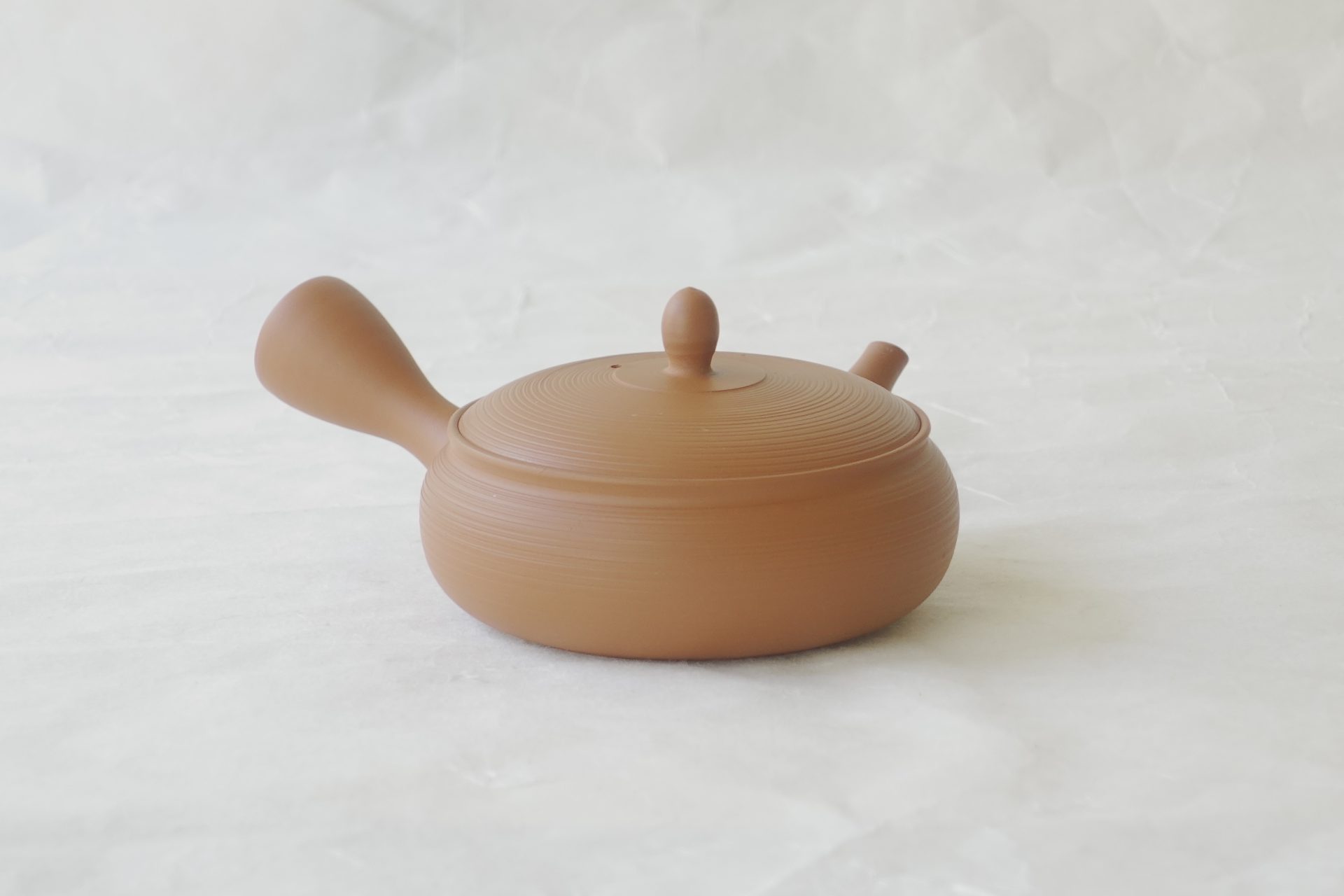 陶器 常滑焼 伝統工芸士 究極 平型急須 朱泥 まろやか お茶の味を最大限に引き出す よりおいしく お茶を抽出 一人用 精巧 手づくり 職人技 洗いやすい 清潔 衛生的 液だれしにくい 丸み やわらかい雰囲気 機能的 飽きが来ない 永く使える 逸品 美濃焼 鉄瓶 陶器 漆 漆器 有田焼 金継ぎ 焼き物 食器 陶磁器 伝統工芸品 茶碗 工芸品 九谷焼 南部鉄器 陶芸 陶器市 岐阜 焼き物 磁器 瀬戸物 岐阜県 岐阜市 美殿町６−番地 小林漆陶 漆塗り器 織部焼 小林漆器 箸 金継ぎ お香 食器 茶道具 陶器 美濃焼専門店 お皿 ceramics ih pottery うつわ うつわ屋 お皿屋さん お茶 お茶碗 お箸 かまど この辺に陶器屋さんってあります とうきいち やきもの ガラス工房 ギフト　ギフトショップ マグカップ モダン焼物 レンジできる陶器 切子 南部鉄器 どこ　岐阜市南部鉄器販売店 南部鉄器購入 岐阜県器屋 土鍋 岐阜小洒落たお皿 お椀が出る店 器 塗り物 漆塗り 陶器屋さん 食器屋さん お椀 ひのき 岐阜城周辺茶道具 販売陶器 販売陶器屋さん 陶器店 漆器店 岐阜有名な器屋さん 岐阜県食器売ってるところ 岐阜駅 陶器工芸品店 徳利 売ってる店 急須販売 扇子 抹茶 掛け軸 修復 日本陶瓷 漆器 木の食器 樺細工 江戸切子 食器 漆の器 漆器 うるし 漆器店 漆塗 漆椀 火鉢 灰 美殿町商店街 美濃焼ショップ 岐阜市 湯呑み お店 付近 美濃焼き専門店 美濃焼販売 花瓶 茶器 オンライン輪島塗 なつめ 店近くのガラス屋さん 近くの陶器屋さん 酒器 ガラス 金継ぎ依頼 岐阜鉄器鉄瓶 取扱店 Japanese 陶器 修理 陶器専門店 陶器小売店 岐阜陶器屋 陶器店 陶磁器 陶磁器専門店 陶芸家 おすすめ お店 岐阜食洗機対応 漆椀 JapanesetablewareJapanesecrafts Japaneseceramics Japanesepottery Handcrafted TraditionalCrafts Japaneseculture Traditionalart Japaneseteautensils TeaCeremony Japaneselacquerware インテリア 一輪挿し 入れ物 陶芸 陶芸皿 陶器いろいろ 陶器店 絵皿 絵柄 オンラインショップ 置物 おひつ オーブントースター 置物スタイリッシュ お皿 オブジェ 置物かわいい お皿陶磁器 お椀陶器 陶器欠損補修 花瓶 貫入 傘立て 陶器花 カップ 花 陶磁器 陶器金継ぎ キャニスター 器 急須 京都 金彩 九州 急須 陶芸食器 コーヒーカップ コップ 小物入れ 皿 ごはん鍋 食洗機 修理 食器 修理金継ぎ 陶器販売 瀬戸物 染付 タンブラー 耐熱陶器 茶碗 近くの陶器店 通販 土物 通販 手作り陶器 陶磁器 鍋