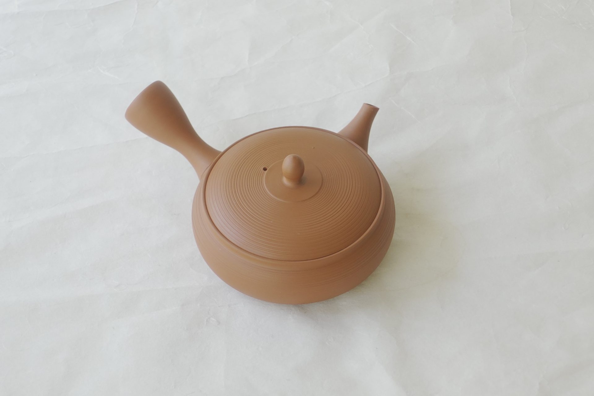 陶器 常滑焼 伝統工芸士 究極 平型急須 朱泥 まろやか お茶の味を最大限に引き出す よりおいしく お茶を抽出 一人用 精巧 手づくり 職人技 洗いやすい 清潔 衛生的 液だれしにくい 丸み やわらかい雰囲気 機能的 飽きが来ない 永く使える 逸品 美濃焼 鉄瓶 陶器 漆 漆器 有田焼 金継ぎ 焼き物 食器 陶磁器 伝統工芸品 茶碗 工芸品 九谷焼 南部鉄器 陶芸 陶器市 岐阜 焼き物 磁器 瀬戸物 岐阜県 岐阜市 美殿町６−番地 小林漆陶 漆塗り器 織部焼 小林漆器 箸 金継ぎ お香 食器 茶道具 陶器 美濃焼専門店 お皿 ceramics ih pottery うつわ うつわ屋 お皿屋さん お茶 お茶碗 お箸 かまど この辺に陶器屋さんってあります とうきいち やきもの ガラス工房 ギフト　ギフトショップ マグカップ モダン焼物 レンジできる陶器 切子 南部鉄器 どこ　岐阜市南部鉄器販売店 南部鉄器購入 岐阜県器屋 土鍋 岐阜小洒落たお皿 お椀が出る店 器 塗り物 漆塗り 陶器屋さん 食器屋さん お椀 ひのき 岐阜城周辺茶道具 販売陶器 販売陶器屋さん 陶器店 漆器店 岐阜有名な器屋さん 岐阜県食器売ってるところ 岐阜駅 陶器工芸品店 徳利 売ってる店 急須販売 扇子 抹茶 掛け軸 修復 日本陶瓷 漆器 木の食器 樺細工 江戸切子 食器 漆の器 漆器 うるし 漆器店 漆塗 漆椀 火鉢 灰 美殿町商店街 美濃焼ショップ 岐阜市 湯呑み お店 付近 美濃焼き専門店 美濃焼販売 花瓶 茶器 オンライン輪島塗 なつめ 店近くのガラス屋さん 近くの陶器屋さん 酒器 ガラス 金継ぎ依頼 岐阜鉄器鉄瓶 取扱店 Japanese 陶器 修理 陶器専門店 陶器小売店 岐阜陶器屋 陶器店 陶磁器 陶磁器専門店 陶芸家 おすすめ お店 岐阜食洗機対応 漆椀 JapanesetablewareJapanesecrafts Japaneseceramics Japanesepottery Handcrafted TraditionalCrafts Japaneseculture Traditionalart Japaneseteautensils TeaCeremony Japaneselacquerware インテリア 一輪挿し 入れ物 陶芸 陶芸皿 陶器いろいろ 陶器店 絵皿 絵柄 オンラインショップ 置物 おひつ オーブントースター 置物スタイリッシュ お皿 オブジェ 置物かわいい お皿陶磁器 お椀陶器 陶器欠損補修 花瓶 貫入 傘立て 陶器花 カップ 花 陶磁器 陶器金継ぎ キャニスター 器 急須 京都 金彩 九州 急須 陶芸食器 コーヒーカップ コップ 小物入れ 皿 ごはん鍋 食洗機 修理 食器 修理金継ぎ 陶器販売 瀬戸物 染付 タンブラー 耐熱陶器 茶碗 近くの陶器店 通販 土物 通販 手作り陶器 陶磁器 鍋