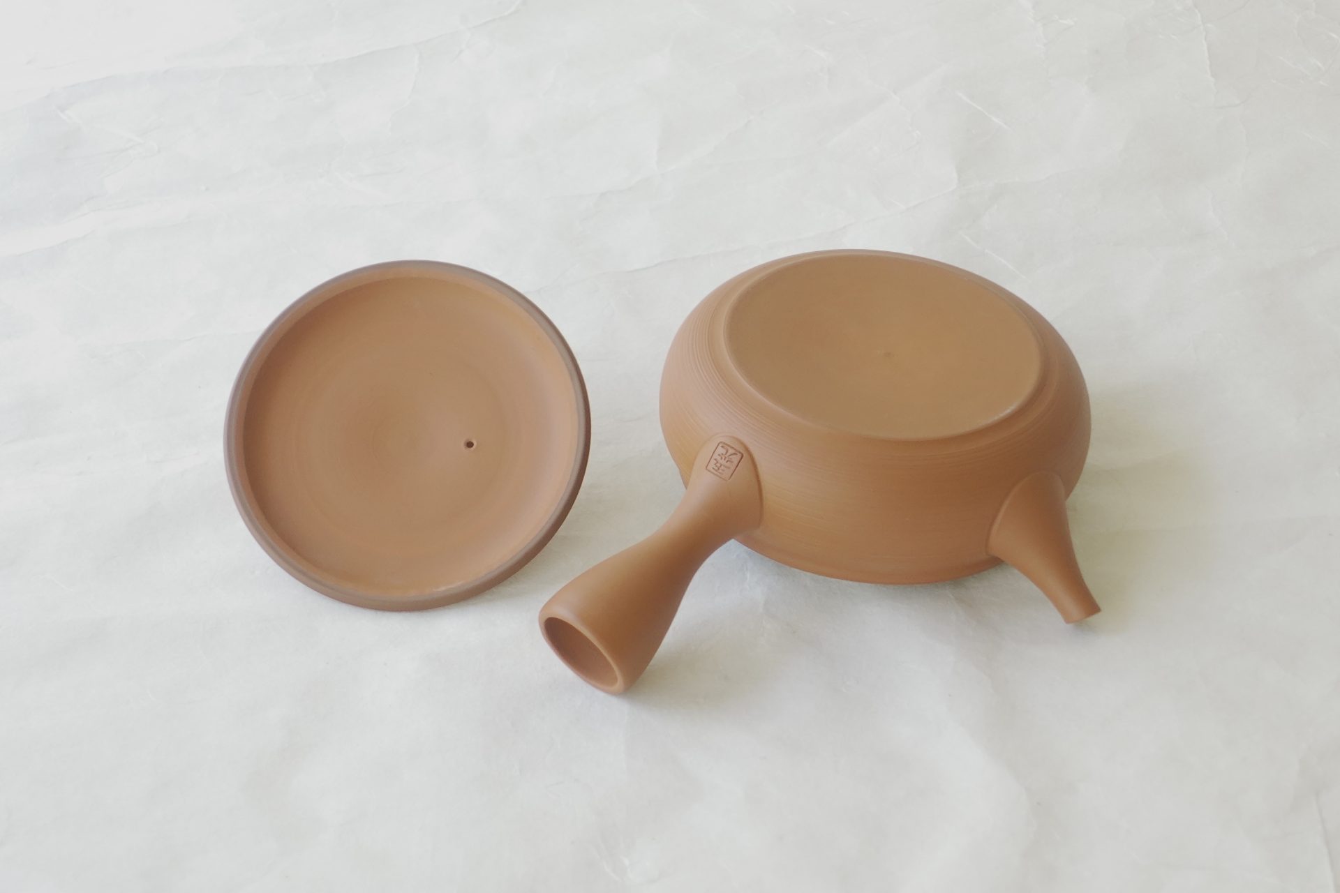 陶器 常滑焼 伝統工芸士 究極 平型急須 朱泥 まろやか お茶の味を最大限に引き出す よりおいしく お茶を抽出 一人用 精巧 手づくり 職人技 洗いやすい 清潔 衛生的 液だれしにくい 丸み やわらかい雰囲気 機能的 飽きが来ない 永く使える 逸品 美濃焼 鉄瓶 陶器 漆 漆器 有田焼 金継ぎ 焼き物 食器 陶磁器 伝統工芸品 茶碗 工芸品 九谷焼 南部鉄器 陶芸 陶器市 岐阜 焼き物 磁器 瀬戸物 岐阜県 岐阜市 美殿町６−番地 小林漆陶 漆塗り器 織部焼 小林漆器 箸 金継ぎ お香 食器 茶道具 陶器 美濃焼専門店 お皿 ceramics ih pottery うつわ うつわ屋 お皿屋さん お茶 お茶碗 お箸 かまど この辺に陶器屋さんってあります とうきいち やきもの ガラス工房 ギフト　ギフトショップ マグカップ モダン焼物 レンジできる陶器 切子 南部鉄器 どこ　岐阜市南部鉄器販売店 南部鉄器購入 岐阜県器屋 土鍋 岐阜小洒落たお皿 お椀が出る店 器 塗り物 漆塗り 陶器屋さん 食器屋さん お椀 ひのき 岐阜城周辺茶道具 販売陶器 販売陶器屋さん 陶器店 漆器店 岐阜有名な器屋さん 岐阜県食器売ってるところ 岐阜駅 陶器工芸品店 徳利 売ってる店 急須販売 扇子 抹茶 掛け軸 修復 日本陶瓷 漆器 木の食器 樺細工 江戸切子 食器 漆の器 漆器 うるし 漆器店 漆塗 漆椀 火鉢 灰 美殿町商店街 美濃焼ショップ 岐阜市 湯呑み お店 付近 美濃焼き専門店 美濃焼販売 花瓶 茶器 オンライン輪島塗 なつめ 店近くのガラス屋さん 近くの陶器屋さん 酒器 ガラス 金継ぎ依頼 岐阜鉄器鉄瓶 取扱店 Japanese 陶器 修理 陶器専門店 陶器小売店 岐阜陶器屋 陶器店 陶磁器 陶磁器専門店 陶芸家 おすすめ お店 岐阜食洗機対応 漆椀 JapanesetablewareJapanesecrafts Japaneseceramics Japanesepottery Handcrafted TraditionalCrafts Japaneseculture Traditionalart Japaneseteautensils TeaCeremony Japaneselacquerware インテリア 一輪挿し 入れ物 陶芸 陶芸皿 陶器いろいろ 陶器店 絵皿 絵柄 オンラインショップ 置物 おひつ オーブントースター 置物スタイリッシュ お皿 オブジェ 置物かわいい お皿陶磁器 お椀陶器 陶器欠損補修 花瓶 貫入 傘立て 陶器花 カップ 花 陶磁器 陶器金継ぎ キャニスター 器 急須 京都 金彩 九州 急須 陶芸食器 コーヒーカップ コップ 小物入れ 皿 ごはん鍋 食洗機 修理 食器 修理金継ぎ 陶器販売 瀬戸物 染付 タンブラー 耐熱陶器 茶碗 近くの陶器店 通販 土物 通販 手作り陶器 陶磁器 鍋