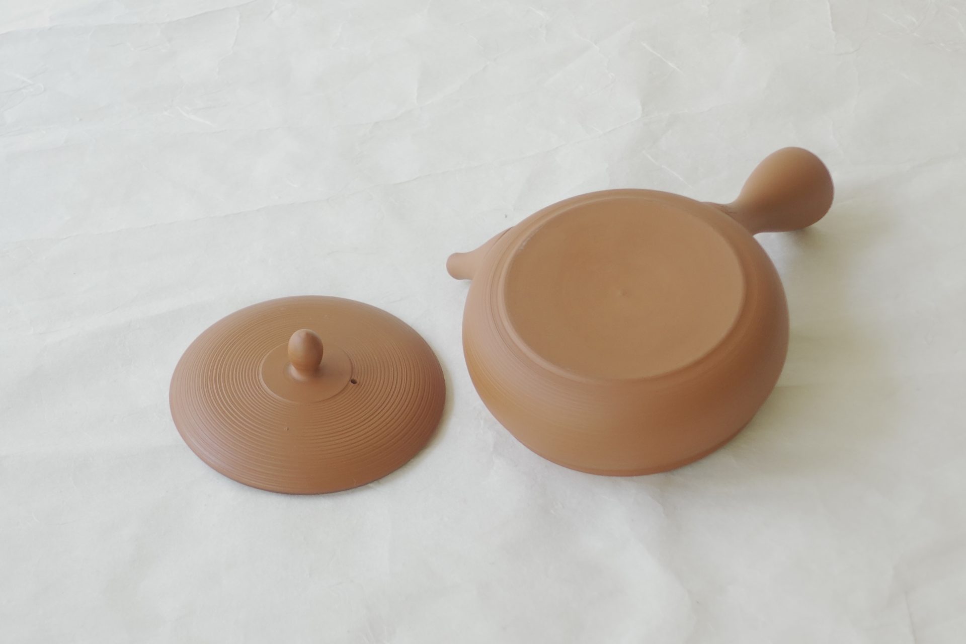 陶器 常滑焼 伝統工芸士 究極 平型急須 朱泥 まろやか お茶の味を最大限に引き出す よりおいしく お茶を抽出 一人用 精巧 手づくり 職人技 洗いやすい 清潔 衛生的 液だれしにくい 丸み やわらかい雰囲気 機能的 飽きが来ない 永く使える 逸品 美濃焼 鉄瓶 陶器 漆 漆器 有田焼 金継ぎ 焼き物 食器 陶磁器 伝統工芸品 茶碗 工芸品 九谷焼 南部鉄器 陶芸 陶器市 岐阜 焼き物 磁器 瀬戸物 岐阜県 岐阜市 美殿町６−番地 小林漆陶 漆塗り器 織部焼 小林漆器 箸 金継ぎ お香 食器 茶道具 陶器 美濃焼専門店 お皿 ceramics ih pottery うつわ うつわ屋 お皿屋さん お茶 お茶碗 お箸 かまど この辺に陶器屋さんってあります とうきいち やきもの ガラス工房 ギフト　ギフトショップ マグカップ モダン焼物 レンジできる陶器 切子 南部鉄器 どこ　岐阜市南部鉄器販売店 南部鉄器購入 岐阜県器屋 土鍋 岐阜小洒落たお皿 お椀が出る店 器 塗り物 漆塗り 陶器屋さん 食器屋さん お椀 ひのき 岐阜城周辺茶道具 販売陶器 販売陶器屋さん 陶器店 漆器店 岐阜有名な器屋さん 岐阜県食器売ってるところ 岐阜駅 陶器工芸品店 徳利 売ってる店 急須販売 扇子 抹茶 掛け軸 修復 日本陶瓷 漆器 木の食器 樺細工 江戸切子 食器 漆の器 漆器 うるし 漆器店 漆塗 漆椀 火鉢 灰 美殿町商店街 美濃焼ショップ 岐阜市 湯呑み お店 付近 美濃焼き専門店 美濃焼販売 花瓶 茶器 オンライン輪島塗 なつめ 店近くのガラス屋さん 近くの陶器屋さん 酒器 ガラス 金継ぎ依頼 岐阜鉄器鉄瓶 取扱店 Japanese 陶器 修理 陶器専門店 陶器小売店 岐阜陶器屋 陶器店 陶磁器 陶磁器専門店 陶芸家 おすすめ お店 岐阜食洗機対応 漆椀 JapanesetablewareJapanesecrafts Japaneseceramics Japanesepottery Handcrafted TraditionalCrafts Japaneseculture Traditionalart Japaneseteautensils TeaCeremony Japaneselacquerware インテリア 一輪挿し 入れ物 陶芸 陶芸皿 陶器いろいろ 陶器店 絵皿 絵柄 オンラインショップ 置物 おひつ オーブントースター 置物スタイリッシュ お皿 オブジェ 置物かわいい お皿陶磁器 お椀陶器 陶器欠損補修 花瓶 貫入 傘立て 陶器花 カップ 花 陶磁器 陶器金継ぎ キャニスター 器 急須 京都 金彩 九州 急須 陶芸食器 コーヒーカップ コップ 小物入れ 皿 ごはん鍋 食洗機 修理 食器 修理金継ぎ 陶器販売 瀬戸物 染付 タンブラー 耐熱陶器 茶碗 近くの陶器店 通販 土物 通販 手作り陶器 陶磁器 鍋