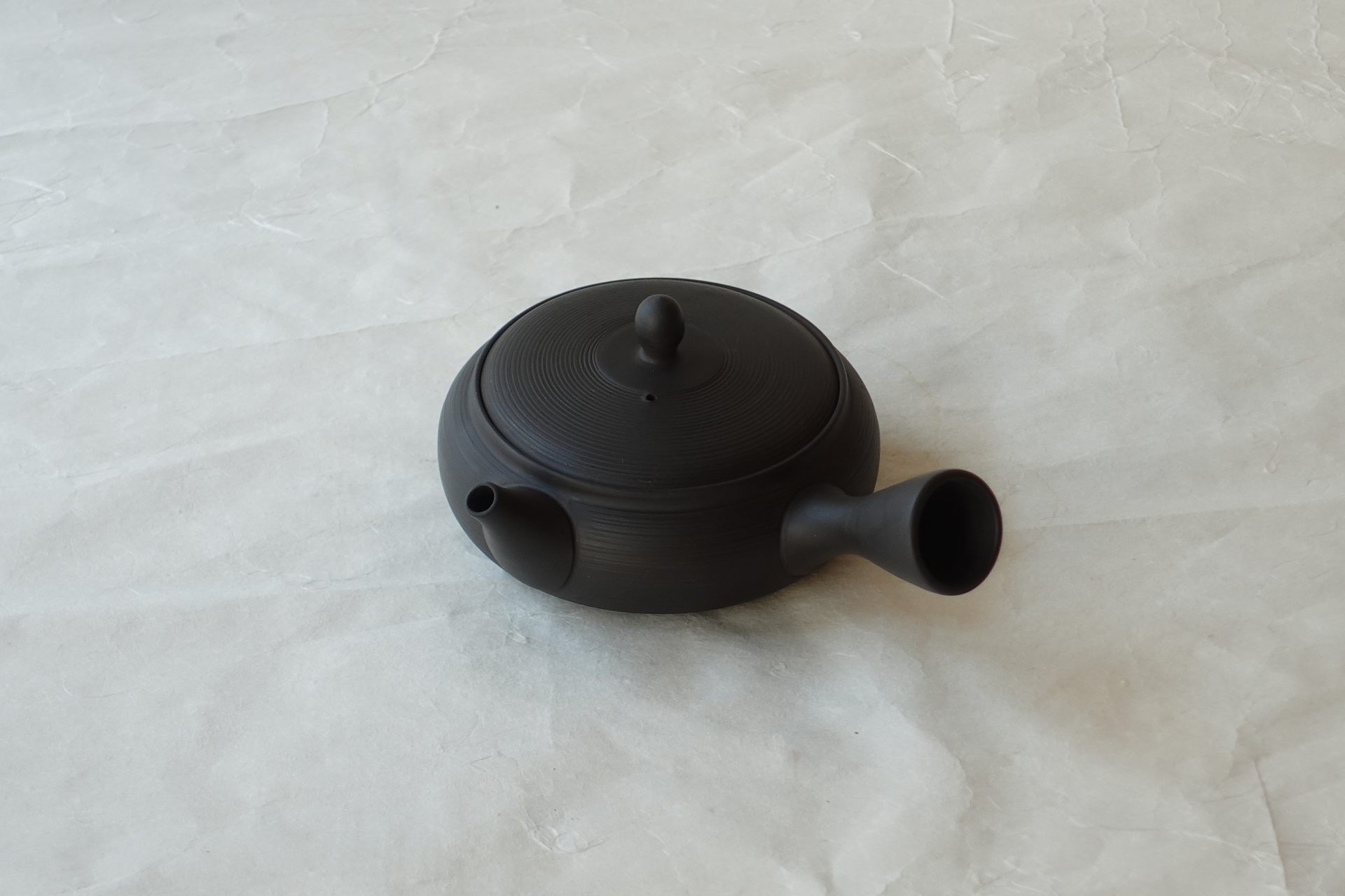 陶磁器 常滑焼 伝統工芸士 究極 平型急須 鉄分 お茶の味 まろやか より美味しく 茶葉の味を引き出す 水出し冷茶 一人用 精巧 手づくり 熟練 職人技 洗いやすい 清潔 衛生的 液だれしにくい 機能的 飽きが来ない 永く使える 逸品 美濃焼 鉄瓶 陶器 漆 漆器 有田焼 金継ぎ 焼き物 食器 陶磁器 伝統工芸品 茶碗 工芸品 九谷焼 南部鉄器 陶芸 陶器市 岐阜 焼き物 磁器 瀬戸物 岐阜県 岐阜市 美殿町６−番地 小林漆陶 漆塗り器 織部焼 小林漆器 箸 金継ぎ お香 食器 茶道具 陶器 美濃焼専門店 お皿 ceramics ih pottery うつわ うつわ屋 お皿屋さん お茶 お茶碗 お箸 かまど この辺に陶器屋さんってあります とうきいち やきもの ガラス工房 ギフト　ギフトショップ マグカップ モダン焼物 レンジできる陶器 切子 南部鉄器 どこ　岐阜市南部鉄器販売店 南部鉄器購入 岐阜県器屋 土鍋 岐阜小洒落たお皿 お椀が出る店 器 塗り物 漆塗り 陶器屋さん 食器屋さん お椀 ひのき 岐阜城周辺茶道具 販売陶器 販売陶器屋さん 陶器店 漆器店 岐阜有名な器屋さん 岐阜県食器売ってるところ 岐阜駅 陶器工芸品店 徳利 売ってる店 急須販売 扇子 抹茶 掛け軸 修復 日本陶瓷 漆器 木の食器 樺細工 江戸切子 食器 漆の器 漆器 うるし 漆器店 漆塗 漆椀 火鉢 灰 美殿町商店街 美濃焼ショップ 岐阜市 湯呑み お店 付近 美濃焼き専門店 美濃焼販売 花瓶 茶器 オンライン輪島塗 なつめ 店近くのガラス屋さん 近くの陶器屋さん 酒器 ガラス 金継ぎ依頼 岐阜鉄器鉄瓶 取扱店 Japanese 陶器 修理 陶器専門店 陶器小売店 岐阜陶器屋 陶器店 陶磁器 陶磁器専門店 陶芸家 おすすめ お店 岐阜食洗機対応 漆椀 JapanesetablewareJapanesecrafts Japaneseceramics Japanesepottery Handcrafted TraditionalCrafts Japaneseculture Traditionalart Japaneseteautensils TeaCeremony Japaneselacquerware インテリア 一輪挿し 入れ物 陶芸 陶芸皿 陶器いろいろ 陶器店 絵皿 絵柄 オンラインショップ 置物 おひつ オーブントースター 置物スタイリッシュ お皿 オブジェ 置物かわいい お皿陶磁器 お椀陶器 陶器欠損補修 花瓶 貫入 傘立て 陶器花 カップ 花 陶磁器 陶器金継ぎ キャニスター 器 急須 京都 金彩 九州 急須 陶芸食器 コーヒーカップ コップ 小物入れ 皿 ごはん鍋 食洗機 修理 食器 修理金継ぎ 陶器販売 瀬戸物 染付 タンブラー 耐熱陶器 茶碗 近くの陶器店 通販 土物 通販 手作り陶器 陶磁器 鍋