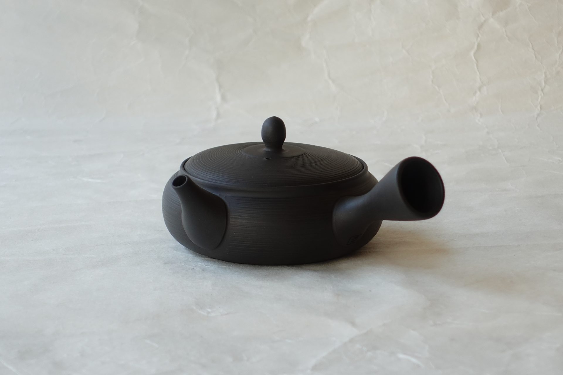陶磁器 常滑焼 伝統工芸士 究極 平型急須 鉄分 お茶の味 まろやか より美味しく 茶葉の味を引き出す 水出し冷茶 一人用 精巧 手づくり 熟練 職人技 洗いやすい 清潔 衛生的 液だれしにくい 機能的 飽きが来ない 永く使える 逸品 美濃焼 鉄瓶 陶器 漆 漆器 有田焼 金継ぎ 焼き物 食器 陶磁器 伝統工芸品 茶碗 工芸品 九谷焼 南部鉄器 陶芸 陶器市 岐阜 焼き物 磁器 瀬戸物 岐阜県 岐阜市 美殿町６−番地 小林漆陶 漆塗り器 織部焼 小林漆器 箸 金継ぎ お香 食器 茶道具 陶器 美濃焼専門店 お皿 ceramics ih pottery うつわ うつわ屋 お皿屋さん お茶 お茶碗 お箸 かまど この辺に陶器屋さんってあります とうきいち やきもの ガラス工房 ギフト　ギフトショップ マグカップ モダン焼物 レンジできる陶器 切子 南部鉄器 どこ　岐阜市南部鉄器販売店 南部鉄器購入 岐阜県器屋 土鍋 岐阜小洒落たお皿 お椀が出る店 器 塗り物 漆塗り 陶器屋さん 食器屋さん お椀 ひのき 岐阜城周辺茶道具 販売陶器 販売陶器屋さん 陶器店 漆器店 岐阜有名な器屋さん 岐阜県食器売ってるところ 岐阜駅 陶器工芸品店 徳利 売ってる店 急須販売 扇子 抹茶 掛け軸 修復 日本陶瓷 漆器 木の食器 樺細工 江戸切子 食器 漆の器 漆器 うるし 漆器店 漆塗 漆椀 火鉢 灰 美殿町商店街 美濃焼ショップ 岐阜市 湯呑み お店 付近 美濃焼き専門店 美濃焼販売 花瓶 茶器 オンライン輪島塗 なつめ 店近くのガラス屋さん 近くの陶器屋さん 酒器 ガラス 金継ぎ依頼 岐阜鉄器鉄瓶 取扱店 Japanese 陶器 修理 陶器専門店 陶器小売店 岐阜陶器屋 陶器店 陶磁器 陶磁器専門店 陶芸家 おすすめ お店 岐阜食洗機対応 漆椀 JapanesetablewareJapanesecrafts Japaneseceramics Japanesepottery Handcrafted TraditionalCrafts Japaneseculture Traditionalart Japaneseteautensils TeaCeremony Japaneselacquerware インテリア 一輪挿し 入れ物 陶芸 陶芸皿 陶器いろいろ 陶器店 絵皿 絵柄 オンラインショップ 置物 おひつ オーブントースター 置物スタイリッシュ お皿 オブジェ 置物かわいい お皿陶磁器 お椀陶器 陶器欠損補修 花瓶 貫入 傘立て 陶器花 カップ 花 陶磁器 陶器金継ぎ キャニスター 器 急須 京都 金彩 九州 急須 陶芸食器 コーヒーカップ コップ 小物入れ 皿 ごはん鍋 食洗機 修理 食器 修理金継ぎ 陶器販売 瀬戸物 染付 タンブラー 耐熱陶器 茶碗 近くの陶器店 通販 土物 通販 手作り陶器 陶磁器 鍋