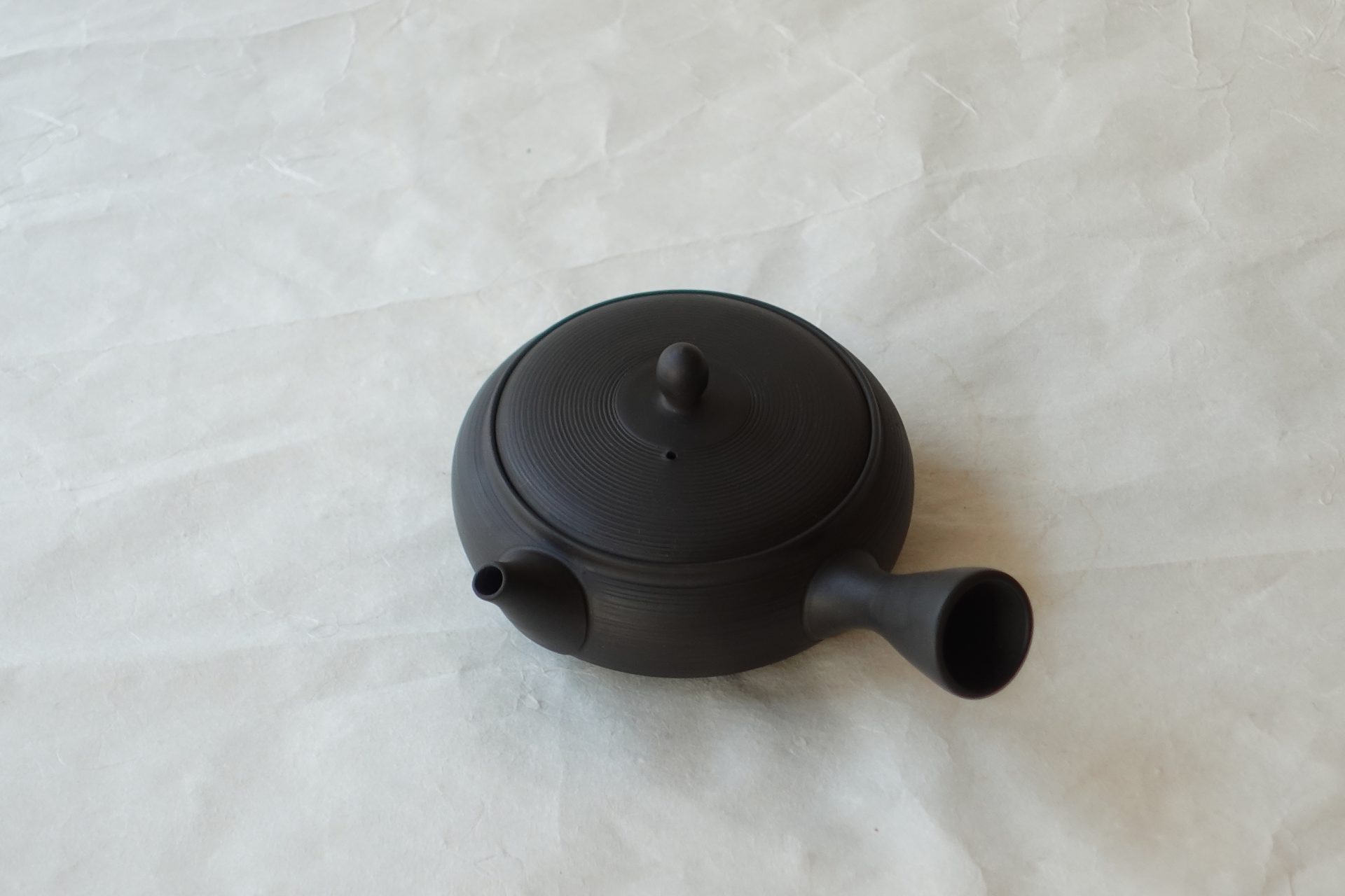 陶磁器 常滑焼 伝統工芸士 究極 平型急須 鉄分 お茶の味 まろやか より美味しく 茶葉の味を引き出す 水出し冷茶 一人用 精巧 手づくり 熟練 職人技 洗いやすい 清潔 衛生的 液だれしにくい 機能的 飽きが来ない 永く使える 逸品 美濃焼 鉄瓶 陶器 漆 漆器 有田焼 金継ぎ 焼き物 食器 陶磁器 伝統工芸品 茶碗 工芸品 九谷焼 南部鉄器 陶芸 陶器市 岐阜 焼き物 磁器 瀬戸物 岐阜県 岐阜市 美殿町６−番地 小林漆陶 漆塗り器 織部焼 小林漆器 箸 金継ぎ お香 食器 茶道具 陶器 美濃焼専門店 お皿 ceramics ih pottery うつわ うつわ屋 お皿屋さん お茶 お茶碗 お箸 かまど この辺に陶器屋さんってあります とうきいち やきもの ガラス工房 ギフト　ギフトショップ マグカップ モダン焼物 レンジできる陶器 切子 南部鉄器 どこ　岐阜市南部鉄器販売店 南部鉄器購入 岐阜県器屋 土鍋 岐阜小洒落たお皿 お椀が出る店 器 塗り物 漆塗り 陶器屋さん 食器屋さん お椀 ひのき 岐阜城周辺茶道具 販売陶器 販売陶器屋さん 陶器店 漆器店 岐阜有名な器屋さん 岐阜県食器売ってるところ 岐阜駅 陶器工芸品店 徳利 売ってる店 急須販売 扇子 抹茶 掛け軸 修復 日本陶瓷 漆器 木の食器 樺細工 江戸切子 食器 漆の器 漆器 うるし 漆器店 漆塗 漆椀 火鉢 灰 美殿町商店街 美濃焼ショップ 岐阜市 湯呑み お店 付近 美濃焼き専門店 美濃焼販売 花瓶 茶器 オンライン輪島塗 なつめ 店近くのガラス屋さん 近くの陶器屋さん 酒器 ガラス 金継ぎ依頼 岐阜鉄器鉄瓶 取扱店 Japanese 陶器 修理 陶器専門店 陶器小売店 岐阜陶器屋 陶器店 陶磁器 陶磁器専門店 陶芸家 おすすめ お店 岐阜食洗機対応 漆椀 JapanesetablewareJapanesecrafts Japaneseceramics Japanesepottery Handcrafted TraditionalCrafts Japaneseculture Traditionalart Japaneseteautensils TeaCeremony Japaneselacquerware インテリア 一輪挿し 入れ物 陶芸 陶芸皿 陶器いろいろ 陶器店 絵皿 絵柄 オンラインショップ 置物 おひつ オーブントースター 置物スタイリッシュ お皿 オブジェ 置物かわいい お皿陶磁器 お椀陶器 陶器欠損補修 花瓶 貫入 傘立て 陶器花 カップ 花 陶磁器 陶器金継ぎ キャニスター 器 急須 京都 金彩 九州 急須 陶芸食器 コーヒーカップ コップ 小物入れ 皿 ごはん鍋 食洗機 修理 食器 修理金継ぎ 陶器販売 瀬戸物 染付 タンブラー 耐熱陶器 茶碗 近くの陶器店 通販 土物 通販 手作り陶器 陶磁器 鍋
