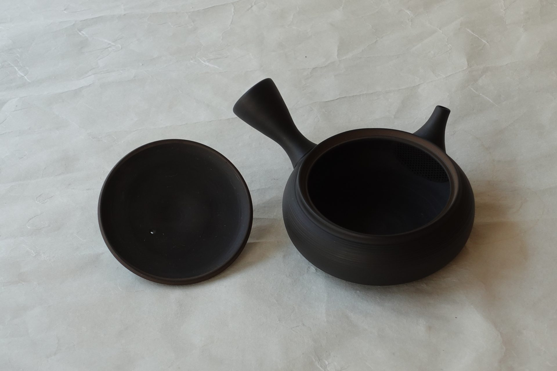 陶磁器 常滑焼 伝統工芸士 究極 平型急須 鉄分 お茶の味 まろやか より美味しく 茶葉の味を引き出す 水出し冷茶 一人用 精巧 手づくり 熟練 職人技 洗いやすい 清潔 衛生的 液だれしにくい 機能的 飽きが来ない 永く使える 逸品 美濃焼 鉄瓶 陶器 漆 漆器 有田焼 金継ぎ 焼き物 食器 陶磁器 伝統工芸品 茶碗 工芸品 九谷焼 南部鉄器 陶芸 陶器市 岐阜 焼き物 磁器 瀬戸物 岐阜県 岐阜市 美殿町６−番地 小林漆陶 漆塗り器 織部焼 小林漆器 箸 金継ぎ お香 食器 茶道具 陶器 美濃焼専門店 お皿 ceramics ih pottery うつわ うつわ屋 お皿屋さん お茶 お茶碗 お箸 かまど この辺に陶器屋さんってあります とうきいち やきもの ガラス工房 ギフト　ギフトショップ マグカップ モダン焼物 レンジできる陶器 切子 南部鉄器 どこ　岐阜市南部鉄器販売店 南部鉄器購入 岐阜県器屋 土鍋 岐阜小洒落たお皿 お椀が出る店 器 塗り物 漆塗り 陶器屋さん 食器屋さん お椀 ひのき 岐阜城周辺茶道具 販売陶器 販売陶器屋さん 陶器店 漆器店 岐阜有名な器屋さん 岐阜県食器売ってるところ 岐阜駅 陶器工芸品店 徳利 売ってる店 急須販売 扇子 抹茶 掛け軸 修復 日本陶瓷 漆器 木の食器 樺細工 江戸切子 食器 漆の器 漆器 うるし 漆器店 漆塗 漆椀 火鉢 灰 美殿町商店街 美濃焼ショップ 岐阜市 湯呑み お店 付近 美濃焼き専門店 美濃焼販売 花瓶 茶器 オンライン輪島塗 なつめ 店近くのガラス屋さん 近くの陶器屋さん 酒器 ガラス 金継ぎ依頼 岐阜鉄器鉄瓶 取扱店 Japanese 陶器 修理 陶器専門店 陶器小売店 岐阜陶器屋 陶器店 陶磁器 陶磁器専門店 陶芸家 おすすめ お店 岐阜食洗機対応 漆椀 JapanesetablewareJapanesecrafts Japaneseceramics Japanesepottery Handcrafted TraditionalCrafts Japaneseculture Traditionalart Japaneseteautensils TeaCeremony Japaneselacquerware インテリア 一輪挿し 入れ物 陶芸 陶芸皿 陶器いろいろ 陶器店 絵皿 絵柄 オンラインショップ 置物 おひつ オーブントースター 置物スタイリッシュ お皿 オブジェ 置物かわいい お皿陶磁器 お椀陶器 陶器欠損補修 花瓶 貫入 傘立て 陶器花 カップ 花 陶磁器 陶器金継ぎ キャニスター 器 急須 京都 金彩 九州 急須 陶芸食器 コーヒーカップ コップ 小物入れ 皿 ごはん鍋 食洗機 修理 食器 修理金継ぎ 陶器販売 瀬戸物 染付 タンブラー 耐熱陶器 茶碗 近くの陶器店 通販 土物 通販 手作り陶器 陶磁器 鍋