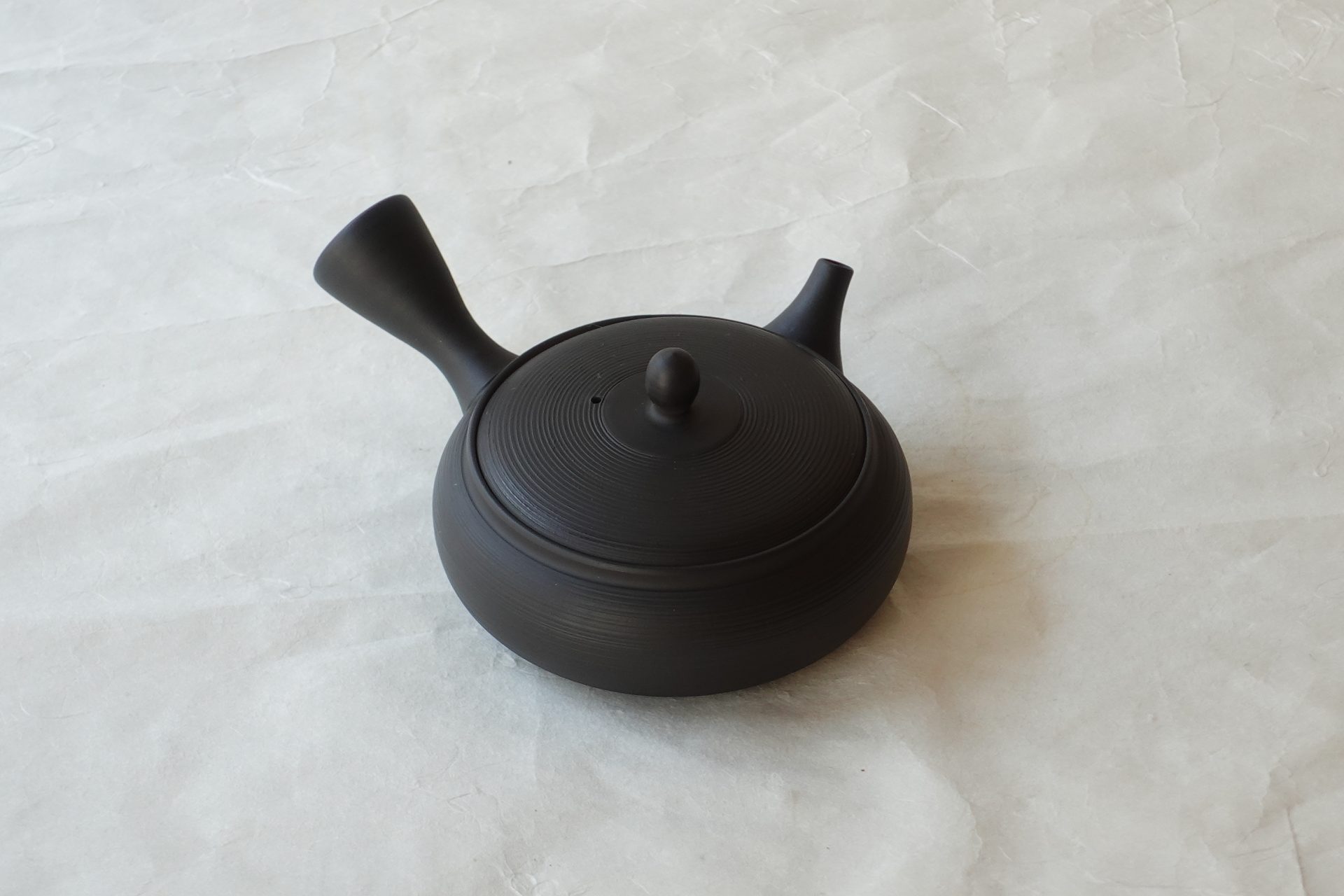 陶磁器 常滑焼 伝統工芸士 究極 平型急須 鉄分 お茶の味 まろやか より美味しく 茶葉の味を引き出す 水出し冷茶 一人用 精巧 手づくり 熟練 職人技 洗いやすい 清潔 衛生的 液だれしにくい 機能的 飽きが来ない 永く使える 逸品 美濃焼 鉄瓶 陶器 漆 漆器 有田焼 金継ぎ 焼き物 食器 陶磁器 伝統工芸品 茶碗 工芸品 九谷焼 南部鉄器 陶芸 陶器市 岐阜 焼き物 磁器 瀬戸物 岐阜県 岐阜市 美殿町６−番地 小林漆陶 漆塗り器 織部焼 小林漆器 箸 金継ぎ お香 食器 茶道具 陶器 美濃焼専門店 お皿 ceramics ih pottery うつわ うつわ屋 お皿屋さん お茶 お茶碗 お箸 かまど この辺に陶器屋さんってあります とうきいち やきもの ガラス工房 ギフト　ギフトショップ マグカップ モダン焼物 レンジできる陶器 切子 南部鉄器 どこ　岐阜市南部鉄器販売店 南部鉄器購入 岐阜県器屋 土鍋 岐阜小洒落たお皿 お椀が出る店 器 塗り物 漆塗り 陶器屋さん 食器屋さん お椀 ひのき 岐阜城周辺茶道具 販売陶器 販売陶器屋さん 陶器店 漆器店 岐阜有名な器屋さん 岐阜県食器売ってるところ 岐阜駅 陶器工芸品店 徳利 売ってる店 急須販売 扇子 抹茶 掛け軸 修復 日本陶瓷 漆器 木の食器 樺細工 江戸切子 食器 漆の器 漆器 うるし 漆器店 漆塗 漆椀 火鉢 灰 美殿町商店街 美濃焼ショップ 岐阜市 湯呑み お店 付近 美濃焼き専門店 美濃焼販売 花瓶 茶器 オンライン輪島塗 なつめ 店近くのガラス屋さん 近くの陶器屋さん 酒器 ガラス 金継ぎ依頼 岐阜鉄器鉄瓶 取扱店 Japanese 陶器 修理 陶器専門店 陶器小売店 岐阜陶器屋 陶器店 陶磁器 陶磁器専門店 陶芸家 おすすめ お店 岐阜食洗機対応 漆椀 JapanesetablewareJapanesecrafts Japaneseceramics Japanesepottery Handcrafted TraditionalCrafts Japaneseculture Traditionalart Japaneseteautensils TeaCeremony Japaneselacquerware インテリア 一輪挿し 入れ物 陶芸 陶芸皿 陶器いろいろ 陶器店 絵皿 絵柄 オンラインショップ 置物 おひつ オーブントースター 置物スタイリッシュ お皿 オブジェ 置物かわいい お皿陶磁器 お椀陶器 陶器欠損補修 花瓶 貫入 傘立て 陶器花 カップ 花 陶磁器 陶器金継ぎ キャニスター 器 急須 京都 金彩 九州 急須 陶芸食器 コーヒーカップ コップ 小物入れ 皿 ごはん鍋 食洗機 修理 食器 修理金継ぎ 陶器販売 瀬戸物 染付 タンブラー 耐熱陶器 茶碗 近くの陶器店 通販 土物 通販 手作り陶器 陶磁器 鍋