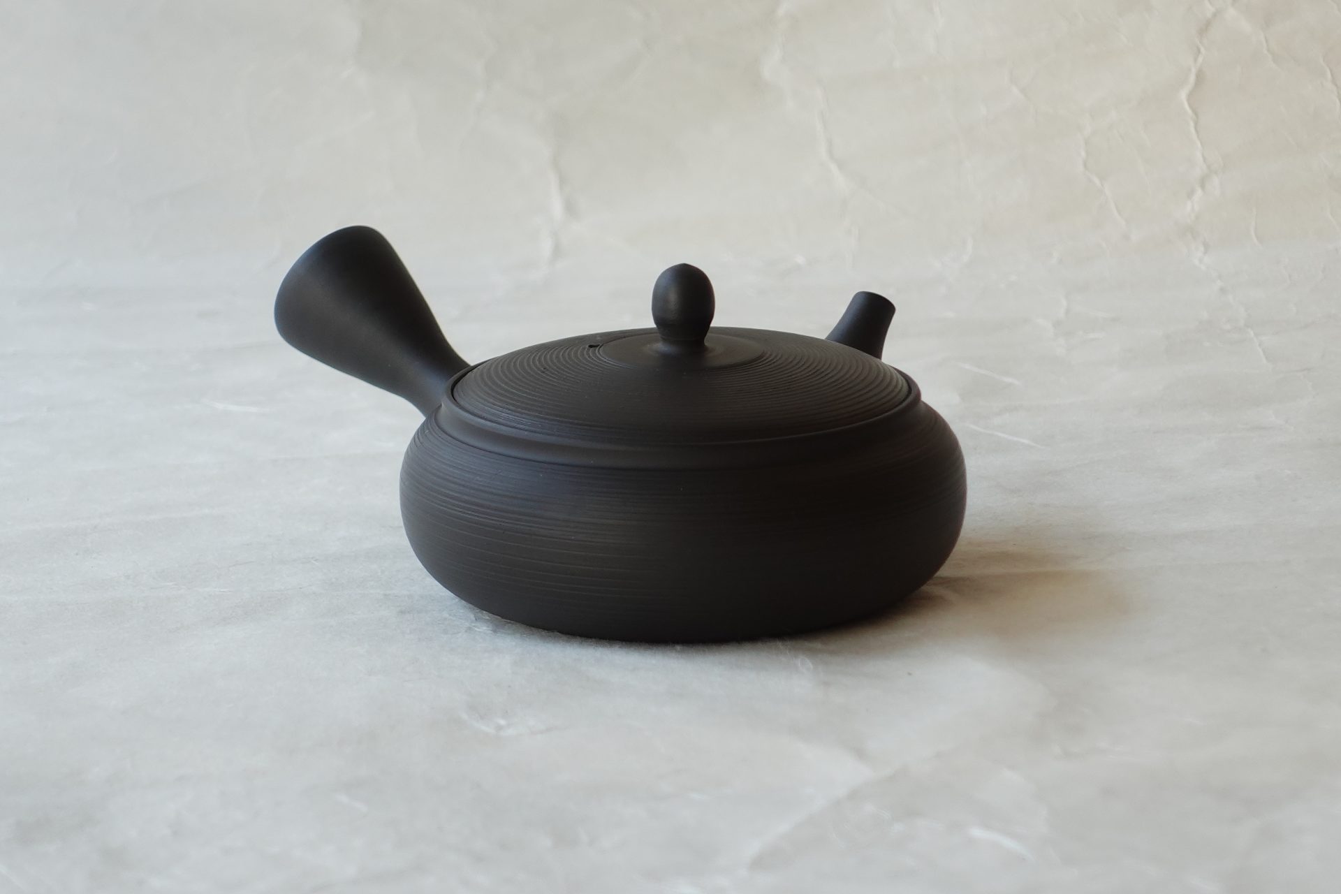 陶磁器 常滑焼 伝統工芸士 究極 平型急須 鉄分 お茶の味 まろやか より美味しく 茶葉の味を引き出す 水出し冷茶 一人用 精巧 手づくり 熟練 職人技 洗いやすい 清潔 衛生的 液だれしにくい 機能的 飽きが来ない 永く使える 逸品 美濃焼 鉄瓶 陶器 漆 漆器 有田焼 金継ぎ 焼き物 食器 陶磁器 伝統工芸品 茶碗 工芸品 九谷焼 南部鉄器 陶芸 陶器市 岐阜 焼き物 磁器 瀬戸物 岐阜県 岐阜市 美殿町６−番地 小林漆陶 漆塗り器 織部焼 小林漆器 箸 金継ぎ お香 食器 茶道具 陶器 美濃焼専門店 お皿 ceramics ih pottery うつわ うつわ屋 お皿屋さん お茶 お茶碗 お箸 かまど この辺に陶器屋さんってあります とうきいち やきもの ガラス工房 ギフト　ギフトショップ マグカップ モダン焼物 レンジできる陶器 切子 南部鉄器 どこ　岐阜市南部鉄器販売店 南部鉄器購入 岐阜県器屋 土鍋 岐阜小洒落たお皿 お椀が出る店 器 塗り物 漆塗り 陶器屋さん 食器屋さん お椀 ひのき 岐阜城周辺茶道具 販売陶器 販売陶器屋さん 陶器店 漆器店 岐阜有名な器屋さん 岐阜県食器売ってるところ 岐阜駅 陶器工芸品店 徳利 売ってる店 急須販売 扇子 抹茶 掛け軸 修復 日本陶瓷 漆器 木の食器 樺細工 江戸切子 食器 漆の器 漆器 うるし 漆器店 漆塗 漆椀 火鉢 灰 美殿町商店街 美濃焼ショップ 岐阜市 湯呑み お店 付近 美濃焼き専門店 美濃焼販売 花瓶 茶器 オンライン輪島塗 なつめ 店近くのガラス屋さん 近くの陶器屋さん 酒器 ガラス 金継ぎ依頼 岐阜鉄器鉄瓶 取扱店 Japanese 陶器 修理 陶器専門店 陶器小売店 岐阜陶器屋 陶器店 陶磁器 陶磁器専門店 陶芸家 おすすめ お店 岐阜食洗機対応 漆椀 JapanesetablewareJapanesecrafts Japaneseceramics Japanesepottery Handcrafted TraditionalCrafts Japaneseculture Traditionalart Japaneseteautensils TeaCeremony Japaneselacquerware インテリア 一輪挿し 入れ物 陶芸 陶芸皿 陶器いろいろ 陶器店 絵皿 絵柄 オンラインショップ 置物 おひつ オーブントースター 置物スタイリッシュ お皿 オブジェ 置物かわいい お皿陶磁器 お椀陶器 陶器欠損補修 花瓶 貫入 傘立て 陶器花 カップ 花 陶磁器 陶器金継ぎ キャニスター 器 急須 京都 金彩 九州 急須 陶芸食器 コーヒーカップ コップ 小物入れ 皿 ごはん鍋 食洗機 修理 食器 修理金継ぎ 陶器販売 瀬戸物 染付 タンブラー 耐熱陶器 茶碗 近くの陶器店 通販 土物 通販 手作り陶器 陶磁器 鍋