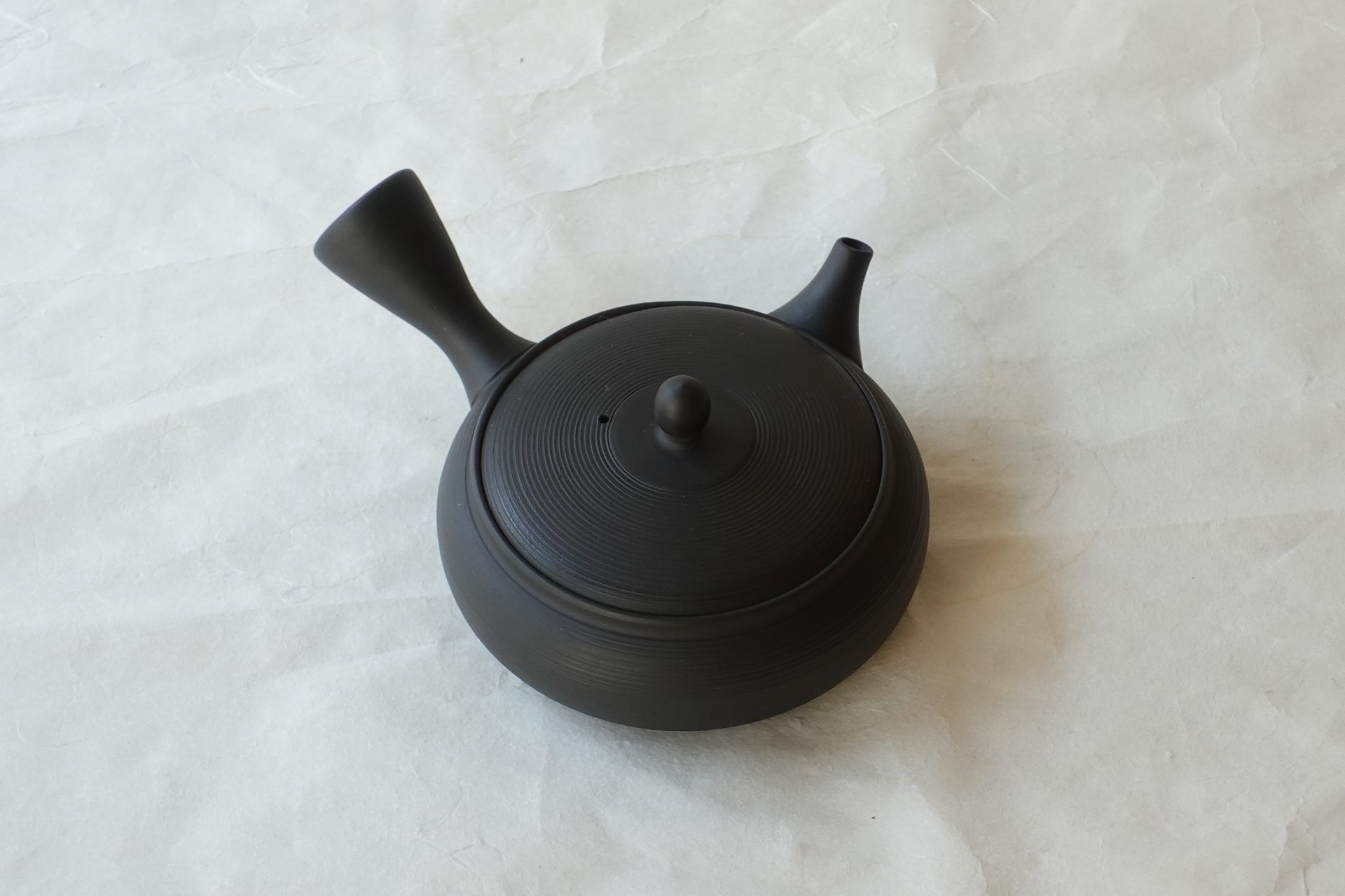 陶磁器 常滑焼 伝統工芸士 究極 平型急須 鉄分 お茶の味 まろやか より美味しく 茶葉の味を引き出す 水出し冷茶 一人用 精巧 手づくり 熟練 職人技 洗いやすい 清潔 衛生的 液だれしにくい 機能的 飽きが来ない 永く使える 逸品 美濃焼 鉄瓶 陶器 漆 漆器 有田焼 金継ぎ 焼き物 食器 陶磁器 伝統工芸品 茶碗 工芸品 九谷焼 南部鉄器 陶芸 陶器市 岐阜 焼き物 磁器 瀬戸物 岐阜県 岐阜市 美殿町６−番地 小林漆陶 漆塗り器 織部焼 小林漆器 箸 金継ぎ お香 食器 茶道具 陶器 美濃焼専門店 お皿 ceramics ih pottery うつわ うつわ屋 お皿屋さん お茶 お茶碗 お箸 かまど この辺に陶器屋さんってあります とうきいち やきもの ガラス工房 ギフト　ギフトショップ マグカップ モダン焼物 レンジできる陶器 切子 南部鉄器 どこ　岐阜市南部鉄器販売店 南部鉄器購入 岐阜県器屋 土鍋 岐阜小洒落たお皿 お椀が出る店 器 塗り物 漆塗り 陶器屋さん 食器屋さん お椀 ひのき 岐阜城周辺茶道具 販売陶器 販売陶器屋さん 陶器店 漆器店 岐阜有名な器屋さん 岐阜県食器売ってるところ 岐阜駅 陶器工芸品店 徳利 売ってる店 急須販売 扇子 抹茶 掛け軸 修復 日本陶瓷 漆器 木の食器 樺細工 江戸切子 食器 漆の器 漆器 うるし 漆器店 漆塗 漆椀 火鉢 灰 美殿町商店街 美濃焼ショップ 岐阜市 湯呑み お店 付近 美濃焼き専門店 美濃焼販売 花瓶 茶器 オンライン輪島塗 なつめ 店近くのガラス屋さん 近くの陶器屋さん 酒器 ガラス 金継ぎ依頼 岐阜鉄器鉄瓶 取扱店 Japanese 陶器 修理 陶器専門店 陶器小売店 岐阜陶器屋 陶器店 陶磁器 陶磁器専門店 陶芸家 おすすめ お店 岐阜食洗機対応 漆椀 JapanesetablewareJapanesecrafts Japaneseceramics Japanesepottery Handcrafted TraditionalCrafts Japaneseculture Traditionalart Japaneseteautensils TeaCeremony Japaneselacquerware インテリア 一輪挿し 入れ物 陶芸 陶芸皿 陶器いろいろ 陶器店 絵皿 絵柄 オンラインショップ 置物 おひつ オーブントースター 置物スタイリッシュ お皿 オブジェ 置物かわいい お皿陶磁器 お椀陶器 陶器欠損補修 花瓶 貫入 傘立て 陶器花 カップ 花 陶磁器 陶器金継ぎ キャニスター 器 急須 京都 金彩 九州 急須 陶芸食器 コーヒーカップ コップ 小物入れ 皿 ごはん鍋 食洗機 修理 食器 修理金継ぎ 陶器販売 瀬戸物 染付 タンブラー 耐熱陶器 茶碗 近くの陶器店 通販 土物 通販 手作り陶器 陶磁器 鍋