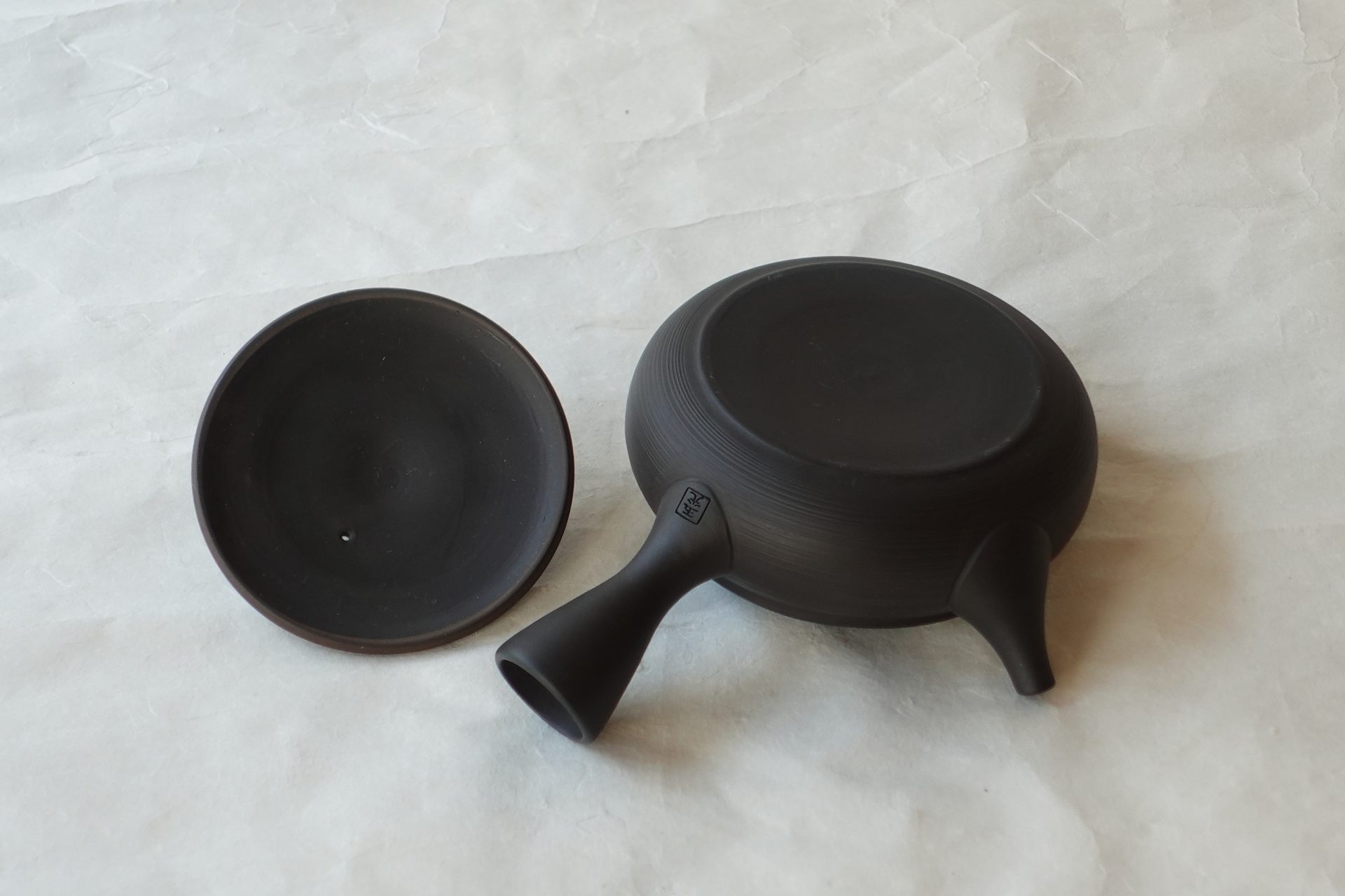 陶磁器 常滑焼 伝統工芸士 究極 平型急須 鉄分 お茶の味 まろやか より美味しく 茶葉の味を引き出す 水出し冷茶 一人用 精巧 手づくり 熟練 職人技 洗いやすい 清潔 衛生的 液だれしにくい 機能的 飽きが来ない 永く使える 逸品 美濃焼 鉄瓶 陶器 漆 漆器 有田焼 金継ぎ 焼き物 食器 陶磁器 伝統工芸品 茶碗 工芸品 九谷焼 南部鉄器 陶芸 陶器市 岐阜 焼き物 磁器 瀬戸物 岐阜県 岐阜市 美殿町６−番地 小林漆陶 漆塗り器 織部焼 小林漆器 箸 金継ぎ お香 食器 茶道具 陶器 美濃焼専門店 お皿 ceramics ih pottery うつわ うつわ屋 お皿屋さん お茶 お茶碗 お箸 かまど この辺に陶器屋さんってあります とうきいち やきもの ガラス工房 ギフト　ギフトショップ マグカップ モダン焼物 レンジできる陶器 切子 南部鉄器 どこ　岐阜市南部鉄器販売店 南部鉄器購入 岐阜県器屋 土鍋 岐阜小洒落たお皿 お椀が出る店 器 塗り物 漆塗り 陶器屋さん 食器屋さん お椀 ひのき 岐阜城周辺茶道具 販売陶器 販売陶器屋さん 陶器店 漆器店 岐阜有名な器屋さん 岐阜県食器売ってるところ 岐阜駅 陶器工芸品店 徳利 売ってる店 急須販売 扇子 抹茶 掛け軸 修復 日本陶瓷 漆器 木の食器 樺細工 江戸切子 食器 漆の器 漆器 うるし 漆器店 漆塗 漆椀 火鉢 灰 美殿町商店街 美濃焼ショップ 岐阜市 湯呑み お店 付近 美濃焼き専門店 美濃焼販売 花瓶 茶器 オンライン輪島塗 なつめ 店近くのガラス屋さん 近くの陶器屋さん 酒器 ガラス 金継ぎ依頼 岐阜鉄器鉄瓶 取扱店 Japanese 陶器 修理 陶器専門店 陶器小売店 岐阜陶器屋 陶器店 陶磁器 陶磁器専門店 陶芸家 おすすめ お店 岐阜食洗機対応 漆椀 JapanesetablewareJapanesecrafts Japaneseceramics Japanesepottery Handcrafted TraditionalCrafts Japaneseculture Traditionalart Japaneseteautensils TeaCeremony Japaneselacquerware インテリア 一輪挿し 入れ物 陶芸 陶芸皿 陶器いろいろ 陶器店 絵皿 絵柄 オンラインショップ 置物 おひつ オーブントースター 置物スタイリッシュ お皿 オブジェ 置物かわいい お皿陶磁器 お椀陶器 陶器欠損補修 花瓶 貫入 傘立て 陶器花 カップ 花 陶磁器 陶器金継ぎ キャニスター 器 急須 京都 金彩 九州 急須 陶芸食器 コーヒーカップ コップ 小物入れ 皿 ごはん鍋 食洗機 修理 食器 修理金継ぎ 陶器販売 瀬戸物 染付 タンブラー 耐熱陶器 茶碗 近くの陶器店 通販 土物 通販 手作り陶器 陶磁器 鍋