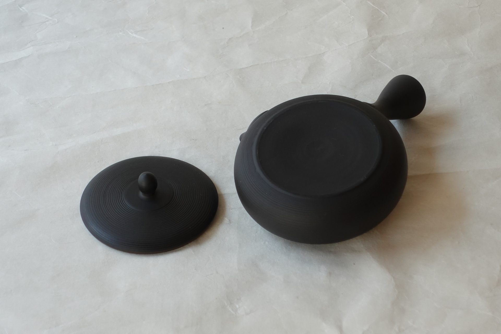 陶磁器 常滑焼 伝統工芸士 究極 平型急須 鉄分 お茶の味 まろやか より美味しく 茶葉の味を引き出す 水出し冷茶 一人用 精巧 手づくり 熟練 職人技 洗いやすい 清潔 衛生的 液だれしにくい 機能的 飽きが来ない 永く使える 逸品 美濃焼 鉄瓶 陶器 漆 漆器 有田焼 金継ぎ 焼き物 食器 陶磁器 伝統工芸品 茶碗 工芸品 九谷焼 南部鉄器 陶芸 陶器市 岐阜 焼き物 磁器 瀬戸物 岐阜県 岐阜市 美殿町６−番地 小林漆陶 漆塗り器 織部焼 小林漆器 箸 金継ぎ お香 食器 茶道具 陶器 美濃焼専門店 お皿 ceramics ih pottery うつわ うつわ屋 お皿屋さん お茶 お茶碗 お箸 かまど この辺に陶器屋さんってあります とうきいち やきもの ガラス工房 ギフト　ギフトショップ マグカップ モダン焼物 レンジできる陶器 切子 南部鉄器 どこ　岐阜市南部鉄器販売店 南部鉄器購入 岐阜県器屋 土鍋 岐阜小洒落たお皿 お椀が出る店 器 塗り物 漆塗り 陶器屋さん 食器屋さん お椀 ひのき 岐阜城周辺茶道具 販売陶器 販売陶器屋さん 陶器店 漆器店 岐阜有名な器屋さん 岐阜県食器売ってるところ 岐阜駅 陶器工芸品店 徳利 売ってる店 急須販売 扇子 抹茶 掛け軸 修復 日本陶瓷 漆器 木の食器 樺細工 江戸切子 食器 漆の器 漆器 うるし 漆器店 漆塗 漆椀 火鉢 灰 美殿町商店街 美濃焼ショップ 岐阜市 湯呑み お店 付近 美濃焼き専門店 美濃焼販売 花瓶 茶器 オンライン輪島塗 なつめ 店近くのガラス屋さん 近くの陶器屋さん 酒器 ガラス 金継ぎ依頼 岐阜鉄器鉄瓶 取扱店 Japanese 陶器 修理 陶器専門店 陶器小売店 岐阜陶器屋 陶器店 陶磁器 陶磁器専門店 陶芸家 おすすめ お店 岐阜食洗機対応 漆椀 JapanesetablewareJapanesecrafts Japaneseceramics Japanesepottery Handcrafted TraditionalCrafts Japaneseculture Traditionalart Japaneseteautensils TeaCeremony Japaneselacquerware インテリア 一輪挿し 入れ物 陶芸 陶芸皿 陶器いろいろ 陶器店 絵皿 絵柄 オンラインショップ 置物 おひつ オーブントースター 置物スタイリッシュ お皿 オブジェ 置物かわいい お皿陶磁器 お椀陶器 陶器欠損補修 花瓶 貫入 傘立て 陶器花 カップ 花 陶磁器 陶器金継ぎ キャニスター 器 急須 京都 金彩 九州 急須 陶芸食器 コーヒーカップ コップ 小物入れ 皿 ごはん鍋 食洗機 修理 食器 修理金継ぎ 陶器販売 瀬戸物 染付 タンブラー 耐熱陶器 茶碗 近くの陶器店 通販 土物 通販 手作り陶器 陶磁器 鍋