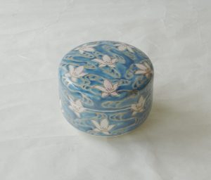 陶器清水焼手づくり蓋物白磁手描き高い技術多くの手間涼しげきれい豪華 美濃焼 鉄瓶 陶器 漆 漆器 有田焼 金継ぎ 焼き物 食器 陶磁器 伝統工芸品 茶碗 工芸品 九谷焼 南部鉄器 陶芸 陶器市 岐阜 焼き物 磁器 瀬戸物 岐阜県 岐阜市 美殿町６−番地 小林漆陶 漆塗り器 織部焼 小林漆器 箸 金継ぎ お香 食器 茶道具 陶器 美濃焼専門店 お皿 ceramics ih pottery うつわ うつわ屋 お皿屋さん お茶 お茶碗 お箸 かまど この辺に陶器屋さんってあります とうきいち やきもの ガラス工房 ギフト　ギフトショップ マグカップ モダン焼物 レンジできる陶器 切子 南部鉄器 どこ　岐阜市南部鉄器販売店 南部鉄器購入 岐阜県器屋 土鍋 岐阜小洒落たお皿 お椀が出る店 器 塗り物 漆塗り 陶器屋さん 食器屋さん お椀 ひのき 岐阜城周辺茶道具 販売陶器 販売陶器屋さん 陶器店 漆器店 岐阜有名な器屋さん 岐阜県食器売ってるところ 岐阜駅 陶器工芸品店 徳利 売ってる店 急須販売 扇子 抹茶 掛け軸 修復 日本陶瓷 漆器 木の食器 樺細工 江戸切子 食器 漆の器 漆器 うるし 漆器店 漆塗 漆椀 火鉢 灰 美殿町商店街 美濃焼ショップ 岐阜市 湯呑み お店 付近 美濃焼き専門店 美濃焼販売 花瓶 茶器 オンライン輪島塗 なつめ 店近くのガラス屋さん 近くの陶器屋さん 酒器 ガラス 金継ぎ依頼 岐阜鉄器鉄瓶 取扱店 Japanese 陶器 修理 陶器専門店 陶器小売店 岐阜陶器屋 陶器店 陶磁器 陶磁器専門店 陶芸家 おすすめ お店 岐阜食洗機対応 漆椀 JapanesetablewareJapanesecrafts Japaneseceramics Japanesepottery Handcrafted TraditionalCrafts Japaneseculture Traditionalart Japaneseteautensils TeaCeremony Japaneselacquerware インテリア 一輪挿し 入れ物 陶芸 陶芸皿 陶器いろいろ 陶器店 絵皿 絵柄 オンラインショップ 置物 おひつ オーブントースター 置物スタイリッシュ お皿 オブジェ 置物かわいい お皿陶磁器 お椀陶器 陶器欠損補修 花瓶 貫入 傘立て 陶器花 カップ 花 陶磁器 陶器金継ぎ キャニスター 器 急須 京都 金彩 九州 急須 陶芸食器 コーヒーカップ コップ 小物入れ 皿 ごはん鍋 食洗機 修理 食器 修理金継ぎ 陶器販売 瀬戸物 染付 タンブラー 耐熱陶器 茶碗 近くの陶器店 通販 土物 通販 手作り陶器 陶磁器 鍋