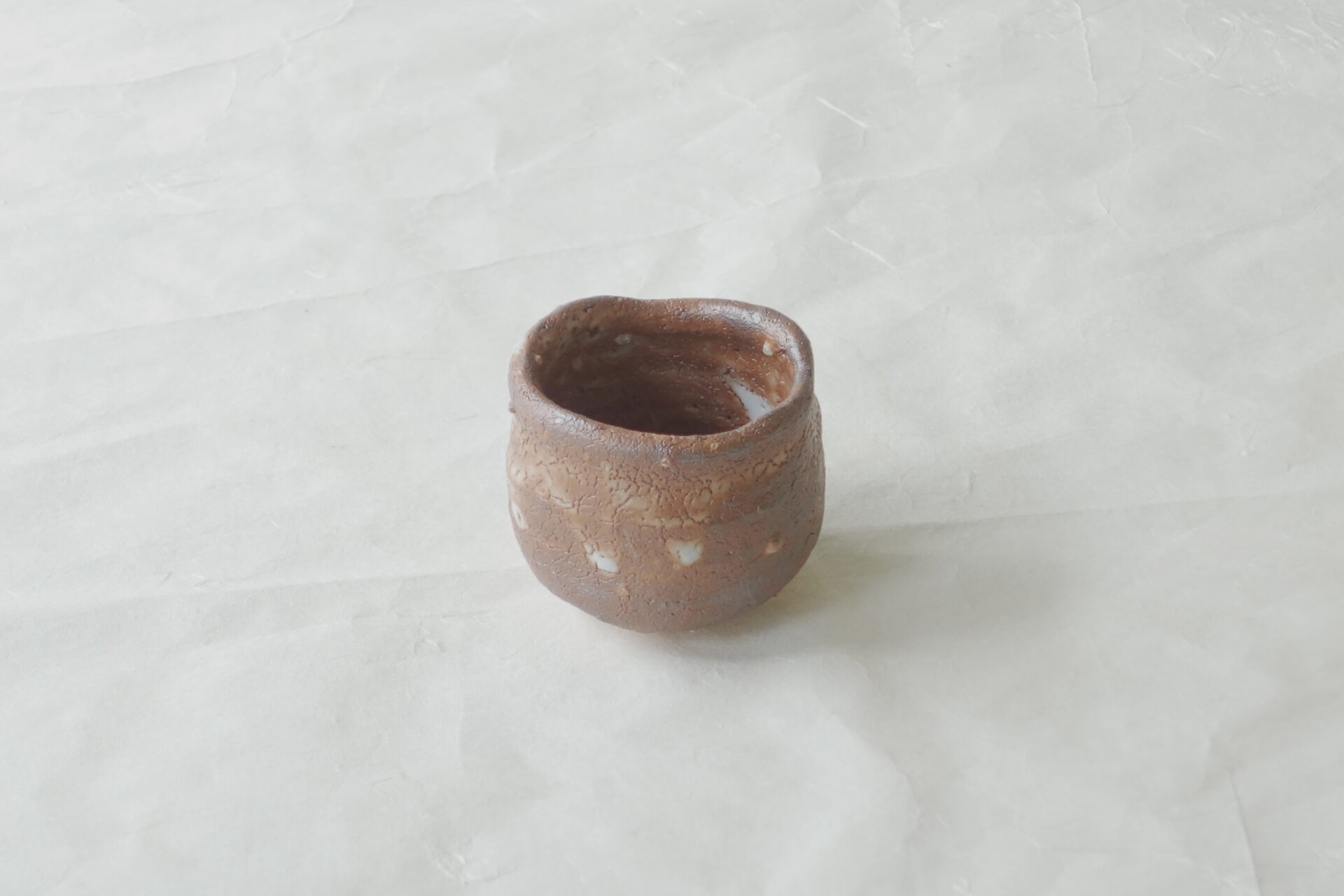 陶器 美濃焼 林亮次 荘山窯 志野 ぐい呑み 炎の芸術 力強い 侘びた風合い 変化がある 酒器 貫入 飽きが来ない 窯変 飲みやすい ろくろ目 手に馴染む 持ちやすい 安定感 プレゼント お土産 海外 価値ある逸品 日本製 和の器 食器 贈り物 ギフト 記念品 引出物 法要 お返し 専門店 リアル店舗 高品質 安らぎ いやし よりおいしく 安心 機能的 長持ち 人気 おすすめ 高機能 ネット通販 ネットショップ オンラインショップ セレクトショップ 欲しい 購入 買う 買い物 岐阜県 岐阜市 美殿町 小林漆陶 陶器店 漆器店 茶道具店 特別な 選び抜かれた 品質重視 使いやすい 格安 老舗 誕生日 結婚 出産 入学 退職 母の日 父の日 敬老の日 クリスマス プレゼント 叙勲 長寿 新築 お祝い 御礼 内祝い 外国土産 海外みやげ 実店舗 使うと分かる 職人技 日本一の品揃え 日本一の在庫数 専門知識 百貨店にない 手作り お洒落 高級品 希少価値 上質な器 伝統工芸品 コスパ お値打ち お買い得 堅牢 飽きない 永く使える お気に入り 国産 料理が映える 満足感 豊かな食生活 豊かな食文化 こだわりの器 日本文化 他にない ここにしかない オリジナル 独自の 個性的 ここでしか買えない 超レアもの 一品もの 現品限り 入手困難 いい器 匠の技 美しい 実用的 外人が喜ぶ店 外人が珍しがる店 外人がうれしい店 日本各地の一級品を売る店 日本全国の器を売る店 本当にいいもの コスパ高い 一流品 修理 選りすぐりの逸品 周年記念 永年勤続表彰 退職記念 卒業記念 日本土産 岐阜土産 岐阜のおみやげ 岐阜の特産品 料理を引き立てる器 高級店 一流店 岐阜で一番 東海で一番 中部で一番 日本で一番 おしゃれな店 地域一番店 JapanesetablewareJapanesecrafts Japaneseceramics Japanesepottery Handcrafted TraditionalCrafts Japaneseculture Traditionalart Japaneseteautensils TeaCeremony Japaneselacquerware インテリア 一輪挿し 入れ物 陶芸 陶芸皿 陶器いろいろ 陶器店 絵皿 絵柄 オンラインショップ 置物 おひつ オーブントースター 置物スタイリッシュ お皿 オブジェ 置物かわいい お皿陶磁器 お椀陶器 陶器欠損補修 花瓶 貫入 傘立て 陶器花 カップ 花 陶磁器 陶器金継ぎ キャニスター 器 急須 京都 金彩 九州 急須 陶芸食器 コーヒーカップ コップ 小物入れ 皿 ごはん鍋 食洗機 修理 食器 修理金継ぎ 陶器販売 瀬戸物 染付 タンブラー 耐熱陶器 茶碗 近くの陶器店 通販 土物 通販 手作り陶器 陶磁器 鍋