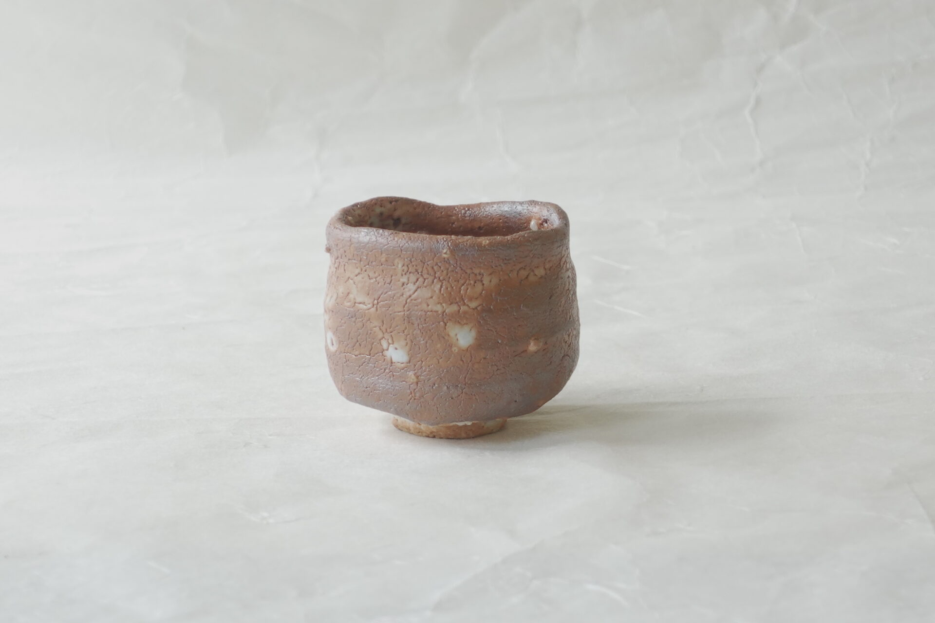 陶器 美濃焼 林亮次 荘山窯 志野 ぐい呑み 炎の芸術 力強い 侘びた風合い 変化がある 酒器 貫入 飽きが来ない 窯変 飲みやすい ろくろ目 手に馴染む 持ちやすい 安定感 プレゼント お土産 海外 価値ある逸品 日本製 和の器 食器 贈り物 ギフト 記念品 引出物 法要 お返し 専門店 リアル店舗 高品質 安らぎ いやし よりおいしく 安心 機能的 長持ち 人気 おすすめ 高機能 ネット通販 ネットショップ オンラインショップ セレクトショップ 欲しい 購入 買う 買い物 岐阜県 岐阜市 美殿町 小林漆陶 陶器店 漆器店 茶道具店 特別な 選び抜かれた 品質重視 使いやすい 格安 老舗 誕生日 結婚 出産 入学 退職 母の日 父の日 敬老の日 クリスマス プレゼント 叙勲 長寿 新築 お祝い 御礼 内祝い 外国土産 海外みやげ 実店舗 使うと分かる 職人技 日本一の品揃え 日本一の在庫数 専門知識 百貨店にない 手作り お洒落 高級品 希少価値 上質な器 伝統工芸品 コスパ お値打ち お買い得 堅牢 飽きない 永く使える お気に入り 国産 料理が映える 満足感 豊かな食生活 豊かな食文化 こだわりの器 日本文化 他にない ここにしかない オリジナル 独自の 個性的 ここでしか買えない 超レアもの 一品もの 現品限り 入手困難 いい器 匠の技 美しい 実用的 外人が喜ぶ店 外人が珍しがる店 外人がうれしい店 日本各地の一級品を売る店 日本全国の器を売る店 本当にいいもの コスパ高い 一流品 修理 選りすぐりの逸品 周年記念 永年勤続表彰 退職記念 卒業記念 日本土産 岐阜土産 岐阜のおみやげ 岐阜の特産品 料理を引き立てる器 高級店 一流店 岐阜で一番 東海で一番 中部で一番 日本で一番 おしゃれな店 地域一番店 JapanesetablewareJapanesecrafts Japaneseceramics Japanesepottery Handcrafted TraditionalCrafts Japaneseculture Traditionalart Japaneseteautensils TeaCeremony Japaneselacquerware インテリア 一輪挿し 入れ物 陶芸 陶芸皿 陶器いろいろ 陶器店 絵皿 絵柄 オンラインショップ 置物 おひつ オーブントースター 置物スタイリッシュ お皿 オブジェ 置物かわいい お皿陶磁器 お椀陶器 陶器欠損補修 花瓶 貫入 傘立て 陶器花 カップ 花 陶磁器 陶器金継ぎ キャニスター 器 急須 京都 金彩 九州 急須 陶芸食器 コーヒーカップ コップ 小物入れ 皿 ごはん鍋 食洗機 修理 食器 修理金継ぎ 陶器販売 瀬戸物 染付 タンブラー 耐熱陶器 茶碗 近くの陶器店 通販 土物 通販 手作り陶器 陶磁器 鍋