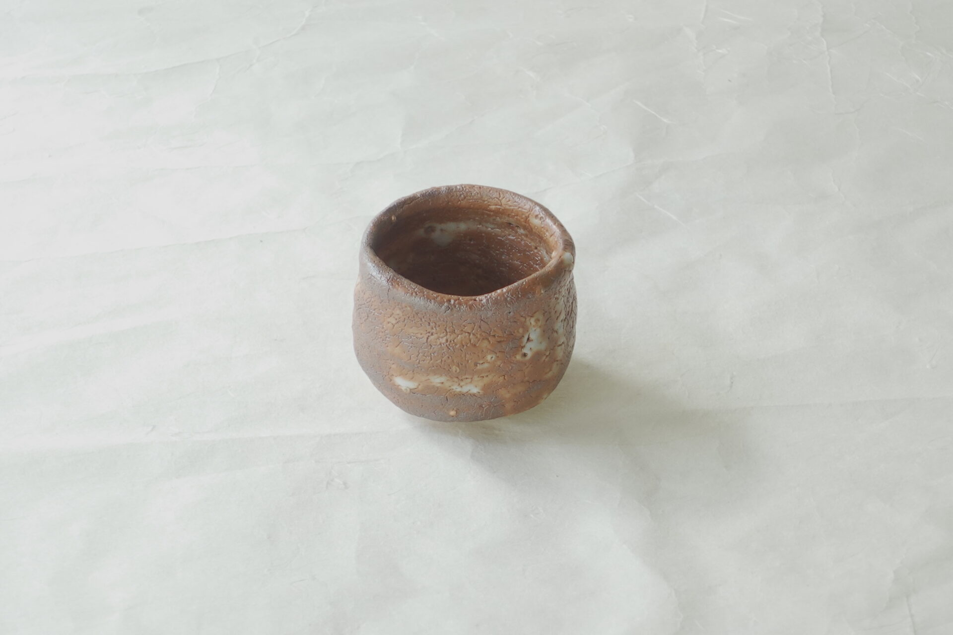 陶器 美濃焼 林亮次 荘山窯 志野 ぐい呑み 炎の芸術 力強い 侘びた風合い 変化がある 酒器 貫入 飽きが来ない 窯変 飲みやすい ろくろ目 手に馴染む 持ちやすい 安定感 プレゼント お土産 海外 価値ある逸品 日本製 和の器 食器 贈り物 ギフト 記念品 引出物 法要 お返し 専門店 リアル店舗 高品質 安らぎ いやし よりおいしく 安心 機能的 長持ち 人気 おすすめ 高機能 ネット通販 ネットショップ オンラインショップ セレクトショップ 欲しい 購入 買う 買い物 岐阜県 岐阜市 美殿町 小林漆陶 陶器店 漆器店 茶道具店 特別な 選び抜かれた 品質重視 使いやすい 格安 老舗 誕生日 結婚 出産 入学 退職 母の日 父の日 敬老の日 クリスマス プレゼント 叙勲 長寿 新築 お祝い 御礼 内祝い 外国土産 海外みやげ 実店舗 使うと分かる 職人技 日本一の品揃え 日本一の在庫数 専門知識 百貨店にない 手作り お洒落 高級品 希少価値 上質な器 伝統工芸品 コスパ お値打ち お買い得 堅牢 飽きない 永く使える お気に入り 国産 料理が映える 満足感 豊かな食生活 豊かな食文化 こだわりの器 日本文化 他にない ここにしかない オリジナル 独自の 個性的 ここでしか買えない 超レアもの 一品もの 現品限り 入手困難 いい器 匠の技 美しい 実用的 外人が喜ぶ店 外人が珍しがる店 外人がうれしい店 日本各地の一級品を売る店 日本全国の器を売る店 本当にいいもの コスパ高い 一流品 修理 選りすぐりの逸品 周年記念 永年勤続表彰 退職記念 卒業記念 日本土産 岐阜土産 岐阜のおみやげ 岐阜の特産品 料理を引き立てる器 高級店 一流店 岐阜で一番 東海で一番 中部で一番 日本で一番 おしゃれな店 地域一番店 JapanesetablewareJapanesecrafts Japaneseceramics Japanesepottery Handcrafted TraditionalCrafts Japaneseculture Traditionalart Japaneseteautensils TeaCeremony Japaneselacquerware インテリア 一輪挿し 入れ物 陶芸 陶芸皿 陶器いろいろ 陶器店 絵皿 絵柄 オンラインショップ 置物 おひつ オーブントースター 置物スタイリッシュ お皿 オブジェ 置物かわいい お皿陶磁器 お椀陶器 陶器欠損補修 花瓶 貫入 傘立て 陶器花 カップ 花 陶磁器 陶器金継ぎ キャニスター 器 急須 京都 金彩 九州 急須 陶芸食器 コーヒーカップ コップ 小物入れ 皿 ごはん鍋 食洗機 修理 食器 修理金継ぎ 陶器販売 瀬戸物 染付 タンブラー 耐熱陶器 茶碗 近くの陶器店 通販 土物 通販 手作り陶器 陶磁器 鍋