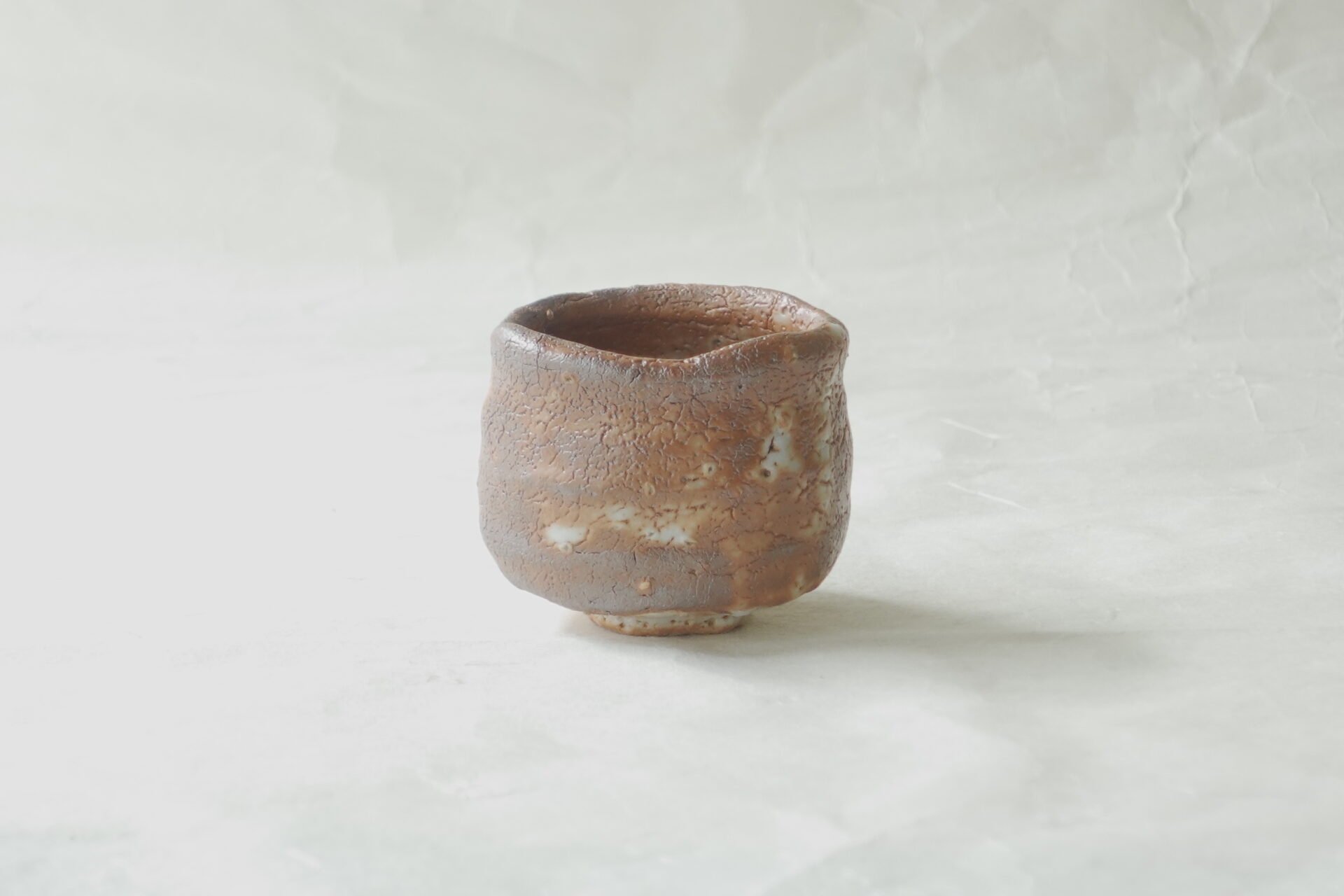 陶器 美濃焼 林亮次 荘山窯 志野 ぐい呑み 炎の芸術 力強い 侘びた風合い 変化がある 酒器 貫入 飽きが来ない 窯変 飲みやすい ろくろ目 手に馴染む 持ちやすい 安定感 プレゼント お土産 海外 価値ある逸品 日本製 和の器 食器 贈り物 ギフト 記念品 引出物 法要 お返し 専門店 リアル店舗 高品質 安らぎ いやし よりおいしく 安心 機能的 長持ち 人気 おすすめ 高機能 ネット通販 ネットショップ オンラインショップ セレクトショップ 欲しい 購入 買う 買い物 岐阜県 岐阜市 美殿町 小林漆陶 陶器店 漆器店 茶道具店 特別な 選び抜かれた 品質重視 使いやすい 格安 老舗 誕生日 結婚 出産 入学 退職 母の日 父の日 敬老の日 クリスマス プレゼント 叙勲 長寿 新築 お祝い 御礼 内祝い 外国土産 海外みやげ 実店舗 使うと分かる 職人技 日本一の品揃え 日本一の在庫数 専門知識 百貨店にない 手作り お洒落 高級品 希少価値 上質な器 伝統工芸品 コスパ お値打ち お買い得 堅牢 飽きない 永く使える お気に入り 国産 料理が映える 満足感 豊かな食生活 豊かな食文化 こだわりの器 日本文化 他にない ここにしかない オリジナル 独自の 個性的 ここでしか買えない 超レアもの 一品もの 現品限り 入手困難 いい器 匠の技 美しい 実用的 外人が喜ぶ店 外人が珍しがる店 外人がうれしい店 日本各地の一級品を売る店 日本全国の器を売る店 本当にいいもの コスパ高い 一流品 修理 選りすぐりの逸品 周年記念 永年勤続表彰 退職記念 卒業記念 日本土産 岐阜土産 岐阜のおみやげ 岐阜の特産品 料理を引き立てる器 高級店 一流店 岐阜で一番 東海で一番 中部で一番 日本で一番 おしゃれな店 地域一番店 JapanesetablewareJapanesecrafts Japaneseceramics Japanesepottery Handcrafted TraditionalCrafts Japaneseculture Traditionalart Japaneseteautensils TeaCeremony Japaneselacquerware インテリア 一輪挿し 入れ物 陶芸 陶芸皿 陶器いろいろ 陶器店 絵皿 絵柄 オンラインショップ 置物 おひつ オーブントースター 置物スタイリッシュ お皿 オブジェ 置物かわいい お皿陶磁器 お椀陶器 陶器欠損補修 花瓶 貫入 傘立て 陶器花 カップ 花 陶磁器 陶器金継ぎ キャニスター 器 急須 京都 金彩 九州 急須 陶芸食器 コーヒーカップ コップ 小物入れ 皿 ごはん鍋 食洗機 修理 食器 修理金継ぎ 陶器販売 瀬戸物 染付 タンブラー 耐熱陶器 茶碗 近くの陶器店 通販 土物 通販 手作り陶器 陶磁器 鍋