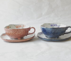 陶磁器 赤津焼 コーヒー碗皿 バラの花 手描き 紅茶 スープ 小鉢 様々な用途 変形 手づくり感 持ちやすい お洒落 ケーキ皿 銘々皿 便利 かわいらしい 美濃焼 鉄瓶 陶器 漆 漆器 有田焼 金継ぎ 焼き物 食器 陶磁器 伝統工芸品 茶碗 工芸品 九谷焼 南部鉄器 陶芸 陶器市 岐阜 焼き物 磁器 瀬戸物 岐阜県 岐阜市 美殿町６−番地 小林漆陶 漆塗り器 織部焼 小林漆器 箸 金継ぎ お香 食器 茶道具 陶器 美濃焼専門店 お皿 ceramics ih pottery うつわ うつわ屋 お皿屋さん お茶 お茶碗 お箸 かまど この辺に陶器屋さんってあります とうきいち やきもの ガラス工房 ギフト　ギフトショップ マグカップ モダン焼物 レンジできる陶器 切子 南部鉄器 どこ　岐阜市南部鉄器販売店 南部鉄器購入 岐阜県器屋 土鍋 岐阜小洒落たお皿 お椀が出る店 器 塗り物 漆塗り 陶器屋さん 食器屋さん お椀 ひのき 岐阜城周辺茶道具 販売陶器 販売陶器屋さん 陶器店 漆器店 岐阜有名な器屋さん 岐阜県食器売ってるところ 岐阜駅 陶器工芸品店 徳利 売ってる店 急須販売 扇子 抹茶 掛け軸 修復 日本陶瓷 漆器 木の食器 樺細工 江戸切子 食器 漆の器 漆器 うるし 漆器店 漆塗 漆椀 火鉢 灰 美殿町商店街 美濃焼ショップ 岐阜市 湯呑み お店 付近 美濃焼き専門店 美濃焼販売 花瓶 茶器 オンライン輪島塗 なつめ 店近くのガラス屋さん 近くの陶器屋さん 酒器 ガラス 金継ぎ依頼 岐阜鉄器鉄瓶 取扱店 Japanese 陶器 修理 陶器専門店 陶器小売店 岐阜陶器屋 陶器店 陶磁器 陶磁器専門店 陶芸家 おすすめ お店 岐阜食洗機対応 漆椀 JapanesetablewareJapanesecrafts Japaneseceramics Japanesepottery Handcrafted TraditionalCrafts Japaneseculture Traditionalart Japaneseteautensils TeaCeremony Japaneselacquerware インテリア 一輪挿し 入れ物 陶芸 陶芸皿 陶器いろいろ 陶器店 絵皿 絵柄 オンラインショップ 置物 おひつ オーブントースター 置物スタイリッシュ お皿 オブジェ 置物かわいい お皿陶磁器 お椀陶器 陶器欠損補修 花瓶 貫入 傘立て 陶器花 カップ 花 陶磁器 陶器金継ぎ キャニスター 器 急須 京都 金彩 九州 急須 陶芸食器 コーヒーカップ コップ 小物入れ 皿 ごはん鍋 食洗機 修理 食器 修理金継ぎ 陶器販売 瀬戸物 染付 タンブラー 耐熱陶器 茶碗 近くの陶器店 通販 土物 通販 手作り陶器 陶磁器 鍋
