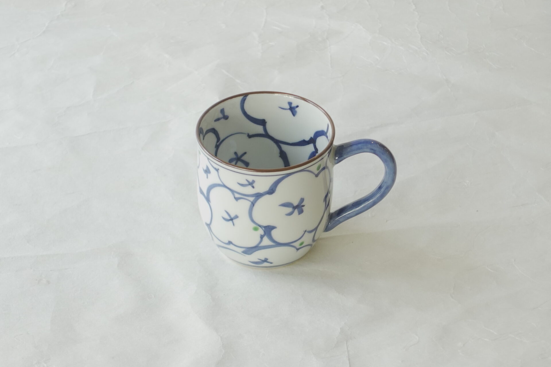 陶磁器 清水焼 陶遊 手づくり マグカップ 白磁 花の画 手描き 染付 手間 高い技術 シック お洒落 軽い 扱いやすい 洗いやすい 口当たりが良い 飲みやすい 安定性 耐久性 磁器製 デザイン性 実用性 美濃焼 鉄瓶 陶器 漆 漆器 有田焼 金継ぎ 焼き物 食器 陶磁器 伝統工芸品 茶碗 工芸品 九谷焼 南部鉄器 陶芸 陶器市 岐阜 焼き物 磁器 瀬戸物 岐阜県 岐阜市 美殿町６−番地 小林漆陶 漆塗り器 織部焼 小林漆器 箸 金継ぎ お香 食器 茶道具 陶器 美濃焼専門店 お皿 ceramics ih pottery うつわ うつわ屋 お皿屋さん お茶 お茶碗 お箸 かまど この辺に陶器屋さんってあります とうきいち やきもの ガラス工房 ギフト　ギフトショップ マグカップ モダン焼物 レンジできる陶器 切子 南部鉄器 どこ　岐阜市南部鉄器販売店 南部鉄器購入 岐阜県器屋 土鍋 岐阜小洒落たお皿 お椀が出る店 器 塗り物 漆塗り 陶器屋さん 食器屋さん お椀 ひのき 岐阜城周辺茶道具 販売陶器 販売陶器屋さん 陶器店 漆器店 岐阜有名な器屋さん 岐阜県食器売ってるところ 岐阜駅 陶器工芸品店 徳利 売ってる店 急須販売 扇子 抹茶 掛け軸 修復 日本陶瓷 漆器 木の食器 樺細工 江戸切子 食器 漆の器 漆器 うるし 漆器店 漆塗 漆椀 火鉢 灰 美殿町商店街 美濃焼ショップ 岐阜市 湯呑み お店 付近 美濃焼き専門店 美濃焼販売 花瓶 茶器 オンライン輪島塗 なつめ 店近くのガラス屋さん 近くの陶器屋さん 酒器 ガラス 金継ぎ依頼 岐阜鉄器鉄瓶 取扱店 Japanese 陶器 修理 陶器専門店 陶器小売店 岐阜陶器屋 陶器店 陶磁器 陶磁器専門店 陶芸家 おすすめ お店 岐阜食洗機対応 漆椀 JapanesetablewareJapanesecrafts Japaneseceramics Japanesepottery Handcrafted TraditionalCrafts Japaneseculture Traditionalart Japaneseteautensils TeaCeremony Japaneselacquerware インテリア 一輪挿し 入れ物 陶芸 陶芸皿 陶器いろいろ 陶器店 絵皿 絵柄 オンラインショップ 置物 おひつ オーブントースター 置物スタイリッシュ お皿 オブジェ 置物かわいい お皿陶磁器 お椀陶器 陶器欠損補修 花瓶 貫入 傘立て 陶器花 カップ 花 陶磁器 陶器金継ぎ キャニスター 器 急須 京都 金彩 九州 急須 陶芸食器 コーヒーカップ コップ 小物入れ 皿 ごはん鍋 食洗機 修理 食器 修理金継ぎ 陶器販売 瀬戸物 染付 タンブラー 耐熱陶器 茶碗 近くの陶器店 通販 土物 通販 手作り陶器 陶磁器 鍋