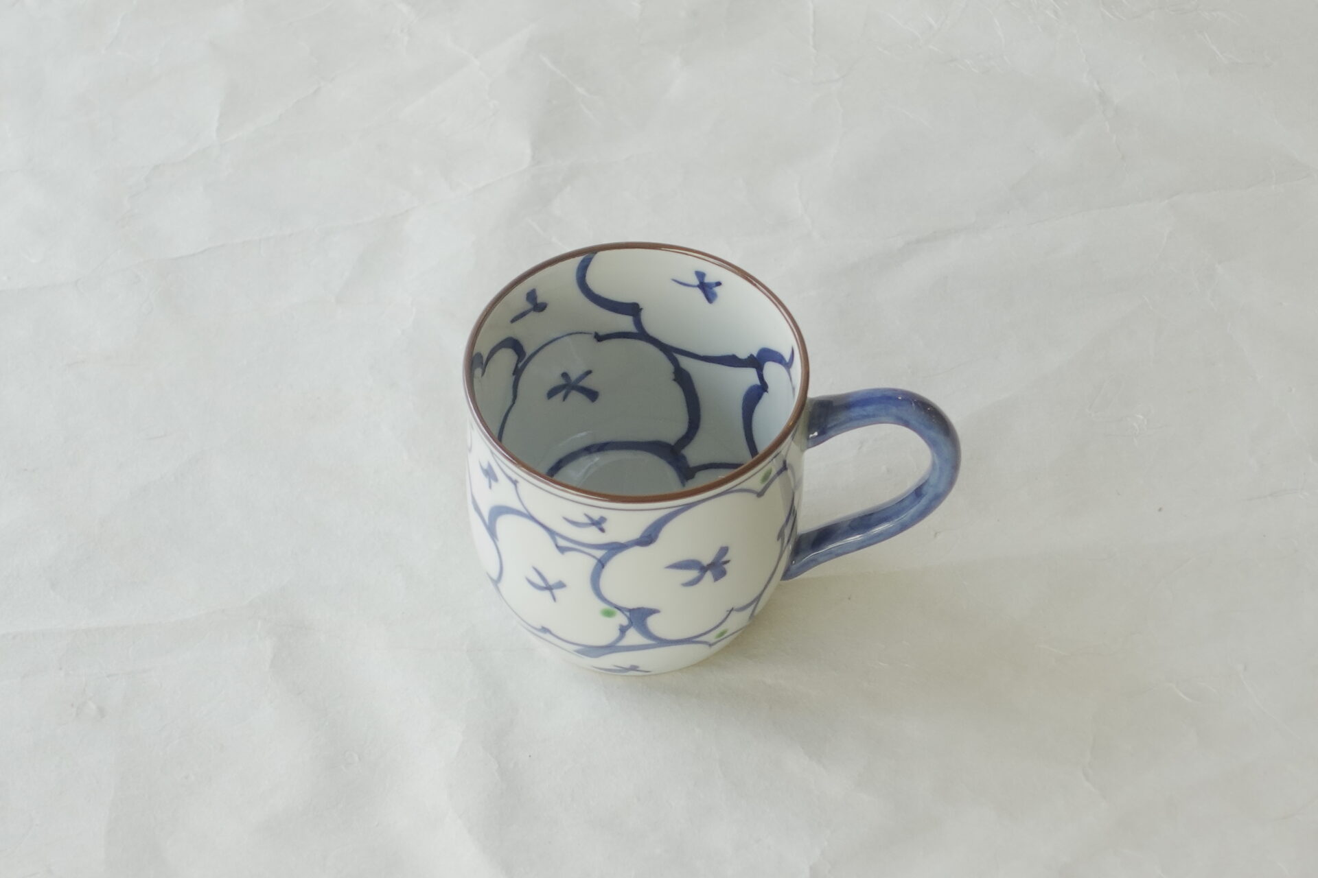 陶磁器 清水焼 陶遊 手づくり マグカップ 白磁 花の画 手描き 染付 手間 高い技術 シック お洒落 軽い 扱いやすい 洗いやすい 口当たりが良い 飲みやすい 安定性 耐久性 磁器製 デザイン性 実用性 美濃焼 鉄瓶 陶器 漆 漆器 有田焼 金継ぎ 焼き物 食器 陶磁器 伝統工芸品 茶碗 工芸品 九谷焼 南部鉄器 陶芸 陶器市 岐阜 焼き物 磁器 瀬戸物 岐阜県 岐阜市 美殿町６−番地 小林漆陶 漆塗り器 織部焼 小林漆器 箸 金継ぎ お香 食器 茶道具 陶器 美濃焼専門店 お皿 ceramics ih pottery うつわ うつわ屋 お皿屋さん お茶 お茶碗 お箸 かまど この辺に陶器屋さんってあります とうきいち やきもの ガラス工房 ギフト　ギフトショップ マグカップ モダン焼物 レンジできる陶器 切子 南部鉄器 どこ　岐阜市南部鉄器販売店 南部鉄器購入 岐阜県器屋 土鍋 岐阜小洒落たお皿 お椀が出る店 器 塗り物 漆塗り 陶器屋さん 食器屋さん お椀 ひのき 岐阜城周辺茶道具 販売陶器 販売陶器屋さん 陶器店 漆器店 岐阜有名な器屋さん 岐阜県食器売ってるところ 岐阜駅 陶器工芸品店 徳利 売ってる店 急須販売 扇子 抹茶 掛け軸 修復 日本陶瓷 漆器 木の食器 樺細工 江戸切子 食器 漆の器 漆器 うるし 漆器店 漆塗 漆椀 火鉢 灰 美殿町商店街 美濃焼ショップ 岐阜市 湯呑み お店 付近 美濃焼き専門店 美濃焼販売 花瓶 茶器 オンライン輪島塗 なつめ 店近くのガラス屋さん 近くの陶器屋さん 酒器 ガラス 金継ぎ依頼 岐阜鉄器鉄瓶 取扱店 Japanese 陶器 修理 陶器専門店 陶器小売店 岐阜陶器屋 陶器店 陶磁器 陶磁器専門店 陶芸家 おすすめ お店 岐阜食洗機対応 漆椀 JapanesetablewareJapanesecrafts Japaneseceramics Japanesepottery Handcrafted TraditionalCrafts Japaneseculture Traditionalart Japaneseteautensils TeaCeremony Japaneselacquerware インテリア 一輪挿し 入れ物 陶芸 陶芸皿 陶器いろいろ 陶器店 絵皿 絵柄 オンラインショップ 置物 おひつ オーブントースター 置物スタイリッシュ お皿 オブジェ 置物かわいい お皿陶磁器 お椀陶器 陶器欠損補修 花瓶 貫入 傘立て 陶器花 カップ 花 陶磁器 陶器金継ぎ キャニスター 器 急須 京都 金彩 九州 急須 陶芸食器 コーヒーカップ コップ 小物入れ 皿 ごはん鍋 食洗機 修理 食器 修理金継ぎ 陶器販売 瀬戸物 染付 タンブラー 耐熱陶器 茶碗 近くの陶器店 通販 土物 通販 手作り陶器 陶磁器 鍋