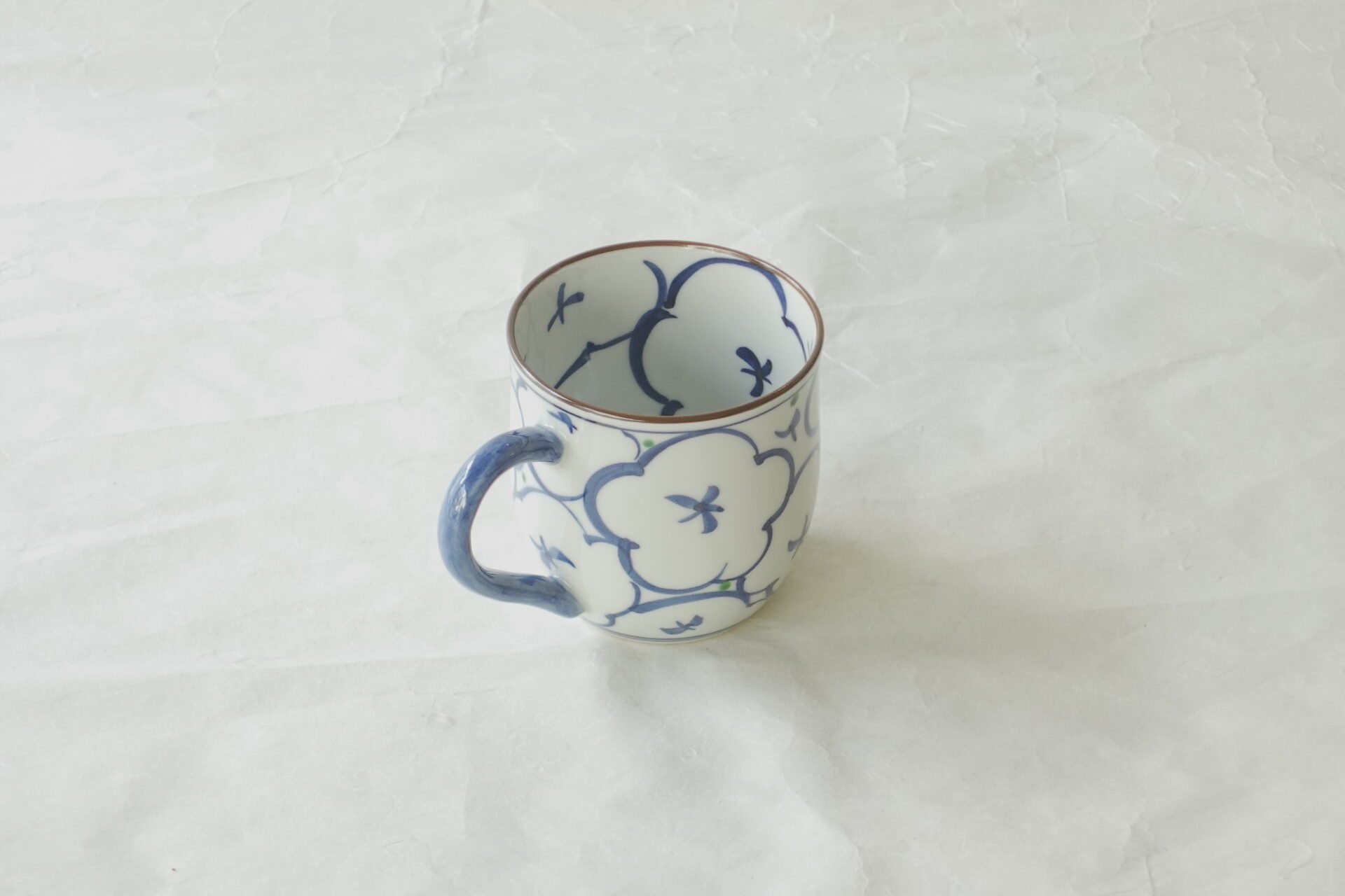陶磁器 清水焼 陶遊 手づくり マグカップ 白磁 花の画 手描き 染付 手間 高い技術 シック お洒落 軽い 扱いやすい 洗いやすい 口当たりが良い 飲みやすい 安定性 耐久性 磁器製 デザイン性 実用性 美濃焼 鉄瓶 陶器 漆 漆器 有田焼 金継ぎ 焼き物 食器 陶磁器 伝統工芸品 茶碗 工芸品 九谷焼 南部鉄器 陶芸 陶器市 岐阜 焼き物 磁器 瀬戸物 岐阜県 岐阜市 美殿町６−番地 小林漆陶 漆塗り器 織部焼 小林漆器 箸 金継ぎ お香 食器 茶道具 陶器 美濃焼専門店 お皿 ceramics ih pottery うつわ うつわ屋 お皿屋さん お茶 お茶碗 お箸 かまど この辺に陶器屋さんってあります とうきいち やきもの ガラス工房 ギフト　ギフトショップ マグカップ モダン焼物 レンジできる陶器 切子 南部鉄器 どこ　岐阜市南部鉄器販売店 南部鉄器購入 岐阜県器屋 土鍋 岐阜小洒落たお皿 お椀が出る店 器 塗り物 漆塗り 陶器屋さん 食器屋さん お椀 ひのき 岐阜城周辺茶道具 販売陶器 販売陶器屋さん 陶器店 漆器店 岐阜有名な器屋さん 岐阜県食器売ってるところ 岐阜駅 陶器工芸品店 徳利 売ってる店 急須販売 扇子 抹茶 掛け軸 修復 日本陶瓷 漆器 木の食器 樺細工 江戸切子 食器 漆の器 漆器 うるし 漆器店 漆塗 漆椀 火鉢 灰 美殿町商店街 美濃焼ショップ 岐阜市 湯呑み お店 付近 美濃焼き専門店 美濃焼販売 花瓶 茶器 オンライン輪島塗 なつめ 店近くのガラス屋さん 近くの陶器屋さん 酒器 ガラス 金継ぎ依頼 岐阜鉄器鉄瓶 取扱店 Japanese 陶器 修理 陶器専門店 陶器小売店 岐阜陶器屋 陶器店 陶磁器 陶磁器専門店 陶芸家 おすすめ お店 岐阜食洗機対応 漆椀 JapanesetablewareJapanesecrafts Japaneseceramics Japanesepottery Handcrafted TraditionalCrafts Japaneseculture Traditionalart Japaneseteautensils TeaCeremony Japaneselacquerware インテリア 一輪挿し 入れ物 陶芸 陶芸皿 陶器いろいろ 陶器店 絵皿 絵柄 オンラインショップ 置物 おひつ オーブントースター 置物スタイリッシュ お皿 オブジェ 置物かわいい お皿陶磁器 お椀陶器 陶器欠損補修 花瓶 貫入 傘立て 陶器花 カップ 花 陶磁器 陶器金継ぎ キャニスター 器 急須 京都 金彩 九州 急須 陶芸食器 コーヒーカップ コップ 小物入れ 皿 ごはん鍋 食洗機 修理 食器 修理金継ぎ 陶器販売 瀬戸物 染付 タンブラー 耐熱陶器 茶碗 近くの陶器店 通販 土物 通販 手作り陶器 陶磁器 鍋