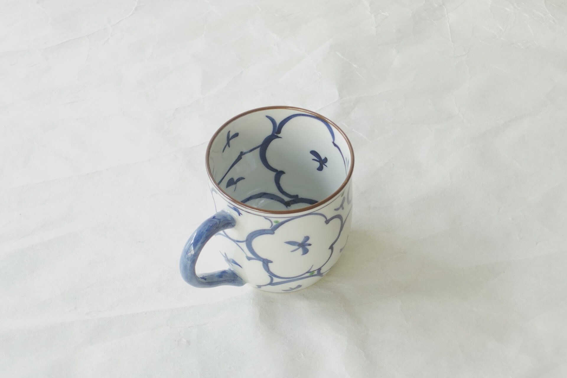 陶磁器 清水焼 陶遊 手づくり マグカップ 白磁 花の画 手描き 染付 手間 高い技術 シック お洒落 軽い 扱いやすい 洗いやすい 口当たりが良い 飲みやすい 安定性 耐久性 磁器製 デザイン性 実用性 美濃焼 鉄瓶 陶器 漆 漆器 有田焼 金継ぎ 焼き物 食器 陶磁器 伝統工芸品 茶碗 工芸品 九谷焼 南部鉄器 陶芸 陶器市 岐阜 焼き物 磁器 瀬戸物 岐阜県 岐阜市 美殿町６−番地 小林漆陶 漆塗り器 織部焼 小林漆器 箸 金継ぎ お香 食器 茶道具 陶器 美濃焼専門店 お皿 ceramics ih pottery うつわ うつわ屋 お皿屋さん お茶 お茶碗 お箸 かまど この辺に陶器屋さんってあります とうきいち やきもの ガラス工房 ギフト　ギフトショップ マグカップ モダン焼物 レンジできる陶器 切子 南部鉄器 どこ　岐阜市南部鉄器販売店 南部鉄器購入 岐阜県器屋 土鍋 岐阜小洒落たお皿 お椀が出る店 器 塗り物 漆塗り 陶器屋さん 食器屋さん お椀 ひのき 岐阜城周辺茶道具 販売陶器 販売陶器屋さん 陶器店 漆器店 岐阜有名な器屋さん 岐阜県食器売ってるところ 岐阜駅 陶器工芸品店 徳利 売ってる店 急須販売 扇子 抹茶 掛け軸 修復 日本陶瓷 漆器 木の食器 樺細工 江戸切子 食器 漆の器 漆器 うるし 漆器店 漆塗 漆椀 火鉢 灰 美殿町商店街 美濃焼ショップ 岐阜市 湯呑み お店 付近 美濃焼き専門店 美濃焼販売 花瓶 茶器 オンライン輪島塗 なつめ 店近くのガラス屋さん 近くの陶器屋さん 酒器 ガラス 金継ぎ依頼 岐阜鉄器鉄瓶 取扱店 Japanese 陶器 修理 陶器専門店 陶器小売店 岐阜陶器屋 陶器店 陶磁器 陶磁器専門店 陶芸家 おすすめ お店 岐阜食洗機対応 漆椀 JapanesetablewareJapanesecrafts Japaneseceramics Japanesepottery Handcrafted TraditionalCrafts Japaneseculture Traditionalart Japaneseteautensils TeaCeremony Japaneselacquerware インテリア 一輪挿し 入れ物 陶芸 陶芸皿 陶器いろいろ 陶器店 絵皿 絵柄 オンラインショップ 置物 おひつ オーブントースター 置物スタイリッシュ お皿 オブジェ 置物かわいい お皿陶磁器 お椀陶器 陶器欠損補修 花瓶 貫入 傘立て 陶器花 カップ 花 陶磁器 陶器金継ぎ キャニスター 器 急須 京都 金彩 九州 急須 陶芸食器 コーヒーカップ コップ 小物入れ 皿 ごはん鍋 食洗機 修理 食器 修理金継ぎ 陶器販売 瀬戸物 染付 タンブラー 耐熱陶器 茶碗 近くの陶器店 通販 土物 通販 手作り陶器 陶磁器 鍋