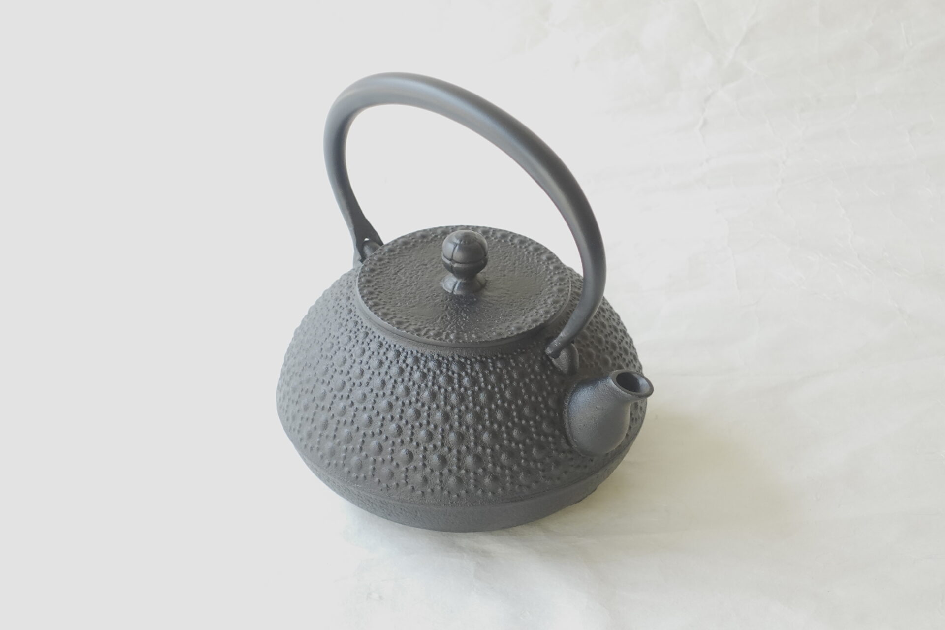 金属製品 伝統工芸品 南部鉄瓶 鉄分 二価鉄 まろやか 美味しくなる 健康によい 亀甲 長寿 吉祥文 縁起がいい 永く使える 直火用 実用的 美濃焼 鉄瓶 陶器 漆 漆器 有田焼 金継ぎ 焼き物 食器 陶磁器 伝統工芸品 茶碗 工芸品 九谷焼 南部鉄器 陶芸 陶器市 岐阜 焼き物 磁器 瀬戸物 岐阜県 岐阜市 美殿町６−番地 小林漆陶 漆塗り器 織部焼 小林漆器 箸 金継ぎ お香 食器 茶道具 陶器 美濃焼専門店 お皿 ceramics ih pottery うつわ うつわ屋 お皿屋さん お茶 お茶碗 お箸 かまど この辺に陶器屋さんってあります とうきいち やきもの ガラス工房 ギフト　ギフトショップ マグカップ モダン焼物 レンジできる陶器 切子 南部鉄器 どこ　岐阜市南部鉄器販売店 南部鉄器購入 岐阜県器屋 土鍋 岐阜小洒落たお皿 お椀が出る店 器 塗り物 漆塗り 陶器屋さん 食器屋さん お椀 ひのき 岐阜城周辺茶道具 販売陶器 販売陶器屋さん 陶器店 漆器店 岐阜有名な器屋さん 岐阜県食器売ってるところ 岐阜駅 陶器工芸品店 徳利 売ってる店 急須販売 扇子 抹茶 掛け軸 修復 日本陶瓷 漆器 木の食器 樺細工 江戸切子 食器 漆の器 漆器 うるし 漆器店 漆塗 漆椀 火鉢 灰 美殿町商店街 美濃焼ショップ 岐阜市 湯呑み お店 付近 美濃焼き専門店 美濃焼販売 花瓶 茶器 オンライン輪島塗 なつめ 店近くのガラス屋さん 近くの陶器屋さん 酒器 ガラス 金継ぎ依頼 岐阜鉄器鉄瓶 取扱店 Japanese 陶器 修理 陶器専門店 陶器小売店 岐阜陶器屋 陶器店 陶磁器 陶磁器専門店 陶芸家 おすすめ お店 岐阜食洗機対応 漆椀 JapanesetablewareJapanesecrafts Japaneseceramics Japanesepottery Handcrafted TraditionalCrafts Japaneseculture Traditionalart Japaneseteautensils TeaCeremony Japaneselacquerware 南部鉄瓶：伝統の美と機能を備えた極上の逸品南部鉄瓶は伝統を誇示急須としての鉄瓶白湯を沸かすことで鉄分が鉄瓶効果により体内に自然な鉄分の老舗おすすめの鉄瓶は鉄瓶手入れが鉄瓶の使い方。気になる鉄瓶サビや赤錆ですが鉄瓶洗い方を実践。鉄瓶アイエイチIH対応の南部鉄瓶は、その美しさと健康効果に加え手入れをする楽しさと贅沢で永遠に愛されるアイテム。ネット通販のオンラインショップも好評。