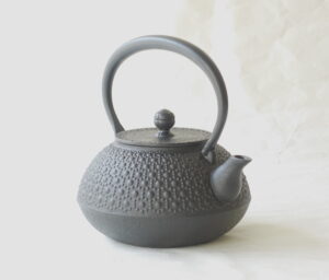 金属製品 伝統工芸品 南部鉄瓶 鉄分 二価鉄 まろやか 美味しくなる 健康によい 亀甲 長寿 吉祥文 縁起がいい 永く使える 直火用 実用的 美濃焼 鉄瓶 陶器 漆 漆器 有田焼 金継ぎ 焼き物 食器 陶磁器 伝統工芸品 茶碗 工芸品 九谷焼 南部鉄器 陶芸 陶器市 岐阜 焼き物 磁器 瀬戸物 岐阜県 岐阜市 美殿町６−番地 小林漆陶 漆塗り器 織部焼 小林漆器 箸 金継ぎ お香 食器 茶道具 陶器 美濃焼専門店 お皿 ceramics ih pottery うつわ うつわ屋 お皿屋さん お茶 お茶碗 お箸 かまど この辺に陶器屋さんってあります とうきいち やきもの ガラス工房 ギフト　ギフトショップ マグカップ モダン焼物 レンジできる陶器 切子 南部鉄器 どこ　岐阜市南部鉄器販売店 南部鉄器購入 岐阜県器屋 土鍋 岐阜小洒落たお皿 お椀が出る店 器 塗り物 漆塗り 陶器屋さん 食器屋さん お椀 ひのき 岐阜城周辺茶道具 販売陶器 販売陶器屋さん 陶器店 漆器店 岐阜有名な器屋さん 岐阜県食器売ってるところ 岐阜駅 陶器工芸品店 徳利 売ってる店 急須販売 扇子 抹茶 掛け軸 修復 日本陶瓷 漆器 木の食器 樺細工 江戸切子 食器 漆の器 漆器 うるし 漆器店 漆塗 漆椀 火鉢 灰 美殿町商店街 美濃焼ショップ 岐阜市 湯呑み お店 付近 美濃焼き専門店 美濃焼販売 花瓶 茶器 オンライン輪島塗 なつめ 店近くのガラス屋さん 近くの陶器屋さん 酒器 ガラス 金継ぎ依頼 岐阜鉄器鉄瓶 取扱店 Japanese 陶器 修理 陶器専門店 陶器小売店 岐阜陶器屋 陶器店 陶磁器 陶磁器専門店 陶芸家 おすすめ お店 岐阜食洗機対応 漆椀 JapanesetablewareJapanesecrafts Japaneseceramics Japanesepottery Handcrafted TraditionalCrafts Japaneseculture Traditionalart Japaneseteautensils TeaCeremony Japaneselacquerware 南部鉄瓶：伝統の美と機能を備えた極上の逸品南部鉄瓶は伝統を誇示急須としての鉄瓶白湯を沸かすことで鉄分が鉄瓶効果により体内に自然な鉄分の老舗おすすめの鉄瓶は鉄瓶手入れが鉄瓶の使い方。気になる鉄瓶サビや赤錆ですが鉄瓶洗い方を実践。鉄瓶アイエイチIH対応の南部鉄瓶は、その美しさと健康効果に加え手入れをする楽しさと贅沢で永遠に愛されるアイテム。ネット通販のオンラインショップも好評。