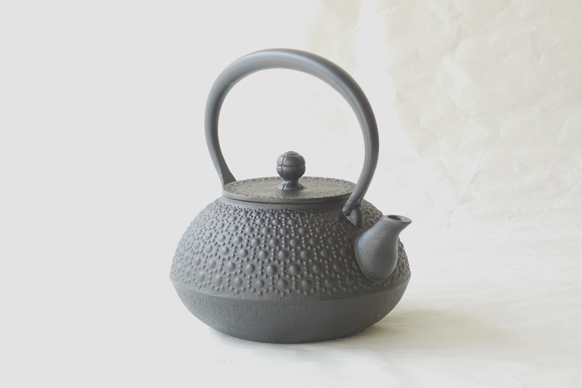 金属製品 伝統工芸品 南部鉄瓶 鉄分 二価鉄 まろやか 美味しくなる 健康によい 亀甲 長寿 吉祥文 縁起がいい 永く使える 直火用 実用的 美濃焼 鉄瓶 陶器 漆 漆器 有田焼 金継ぎ 焼き物 食器 陶磁器 伝統工芸品 茶碗 工芸品 九谷焼 南部鉄器 陶芸 陶器市 岐阜 焼き物 磁器 瀬戸物 岐阜県 岐阜市 美殿町６−番地 小林漆陶 漆塗り器 織部焼 小林漆器 箸 金継ぎ お香 食器 茶道具 陶器 美濃焼専門店 お皿 ceramics ih pottery うつわ うつわ屋 お皿屋さん お茶 お茶碗 お箸 かまど この辺に陶器屋さんってあります とうきいち やきもの ガラス工房 ギフト　ギフトショップ マグカップ モダン焼物 レンジできる陶器 切子 南部鉄器 どこ　岐阜市南部鉄器販売店 南部鉄器購入 岐阜県器屋 土鍋 岐阜小洒落たお皿 お椀が出る店 器 塗り物 漆塗り 陶器屋さん 食器屋さん お椀 ひのき 岐阜城周辺茶道具 販売陶器 販売陶器屋さん 陶器店 漆器店 岐阜有名な器屋さん 岐阜県食器売ってるところ 岐阜駅 陶器工芸品店 徳利 売ってる店 急須販売 扇子 抹茶 掛け軸 修復 日本陶瓷 漆器 木の食器 樺細工 江戸切子 食器 漆の器 漆器 うるし 漆器店 漆塗 漆椀 火鉢 灰 美殿町商店街 美濃焼ショップ 岐阜市 湯呑み お店 付近 美濃焼き専門店 美濃焼販売 花瓶 茶器 オンライン輪島塗 なつめ 店近くのガラス屋さん 近くの陶器屋さん 酒器 ガラス 金継ぎ依頼 岐阜鉄器鉄瓶 取扱店 Japanese 陶器 修理 陶器専門店 陶器小売店 岐阜陶器屋 陶器店 陶磁器 陶磁器専門店 陶芸家 おすすめ お店 岐阜食洗機対応 漆椀 JapanesetablewareJapanesecrafts Japaneseceramics Japanesepottery Handcrafted TraditionalCrafts Japaneseculture Traditionalart Japaneseteautensils TeaCeremony Japaneselacquerware 南部鉄瓶：伝統の美と機能を備えた極上の逸品南部鉄瓶は伝統を誇示急須としての鉄瓶白湯を沸かすことで鉄分が鉄瓶効果により体内に自然な鉄分の老舗おすすめの鉄瓶は鉄瓶手入れが鉄瓶の使い方。気になる鉄瓶サビや赤錆ですが鉄瓶洗い方を実践。鉄瓶アイエイチIH対応の南部鉄瓶は、その美しさと健康効果に加え手入れをする楽しさと贅沢で永遠に愛されるアイテム。ネット通販のオンラインショップも好評。