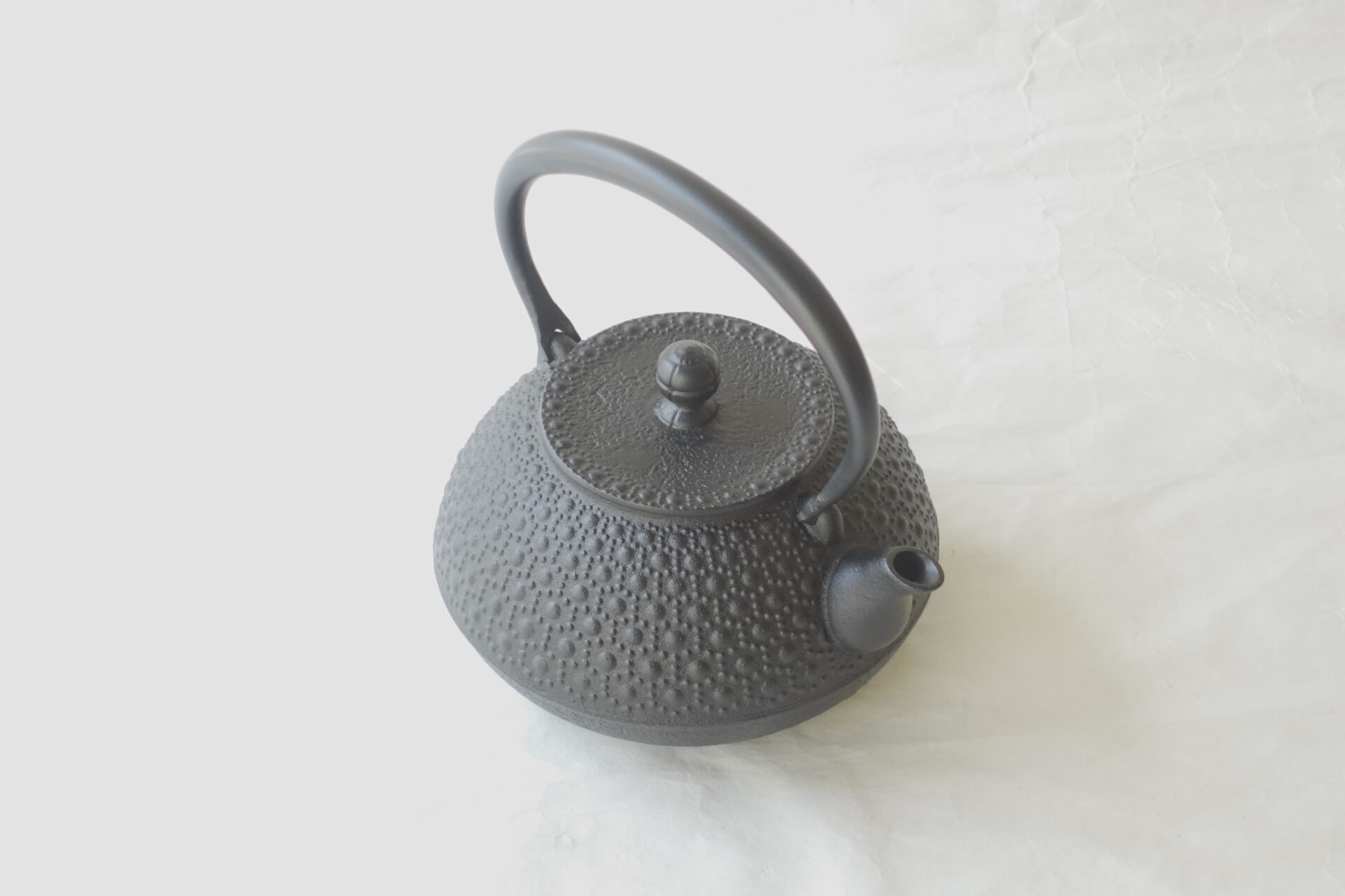金属製品 伝統工芸品 南部鉄瓶 鉄分 二価鉄 まろやか 美味しくなる 健康によい 亀甲 長寿 吉祥文 縁起がいい 永く使える 直火用 実用的 美濃焼 鉄瓶 陶器 漆 漆器 有田焼 金継ぎ 焼き物 食器 陶磁器 伝統工芸品 茶碗 工芸品 九谷焼 南部鉄器 陶芸 陶器市 岐阜 焼き物 磁器 瀬戸物 岐阜県 岐阜市 美殿町６−番地 小林漆陶 漆塗り器 織部焼 小林漆器 箸 金継ぎ お香 食器 茶道具 陶器 美濃焼専門店 お皿 ceramics ih pottery うつわ うつわ屋 お皿屋さん お茶 お茶碗 お箸 かまど この辺に陶器屋さんってあります とうきいち やきもの ガラス工房 ギフト　ギフトショップ マグカップ モダン焼物 レンジできる陶器 切子 南部鉄器 どこ　岐阜市南部鉄器販売店 南部鉄器購入 岐阜県器屋 土鍋 岐阜小洒落たお皿 お椀が出る店 器 塗り物 漆塗り 陶器屋さん 食器屋さん お椀 ひのき 岐阜城周辺茶道具 販売陶器 販売陶器屋さん 陶器店 漆器店 岐阜有名な器屋さん 岐阜県食器売ってるところ 岐阜駅 陶器工芸品店 徳利 売ってる店 急須販売 扇子 抹茶 掛け軸 修復 日本陶瓷 漆器 木の食器 樺細工 江戸切子 食器 漆の器 漆器 うるし 漆器店 漆塗 漆椀 火鉢 灰 美殿町商店街 美濃焼ショップ 岐阜市 湯呑み お店 付近 美濃焼き専門店 美濃焼販売 花瓶 茶器 オンライン輪島塗 なつめ 店近くのガラス屋さん 近くの陶器屋さん 酒器 ガラス 金継ぎ依頼 岐阜鉄器鉄瓶 取扱店 Japanese 陶器 修理 陶器専門店 陶器小売店 岐阜陶器屋 陶器店 陶磁器 陶磁器専門店 陶芸家 おすすめ お店 岐阜食洗機対応 漆椀 JapanesetablewareJapanesecrafts Japaneseceramics Japanesepottery Handcrafted TraditionalCrafts Japaneseculture Traditionalart Japaneseteautensils TeaCeremony Japaneselacquerware 南部鉄瓶：伝統の美と機能を備えた極上の逸品南部鉄瓶は伝統を誇示急須としての鉄瓶白湯を沸かすことで鉄分が鉄瓶効果により体内に自然な鉄分の老舗おすすめの鉄瓶は鉄瓶手入れが鉄瓶の使い方。気になる鉄瓶サビや赤錆ですが鉄瓶洗い方を実践。鉄瓶アイエイチIH対応の南部鉄瓶は、その美しさと健康効果に加え手入れをする楽しさと贅沢で永遠に愛されるアイテム。ネット通販のオンラインショップも好評。