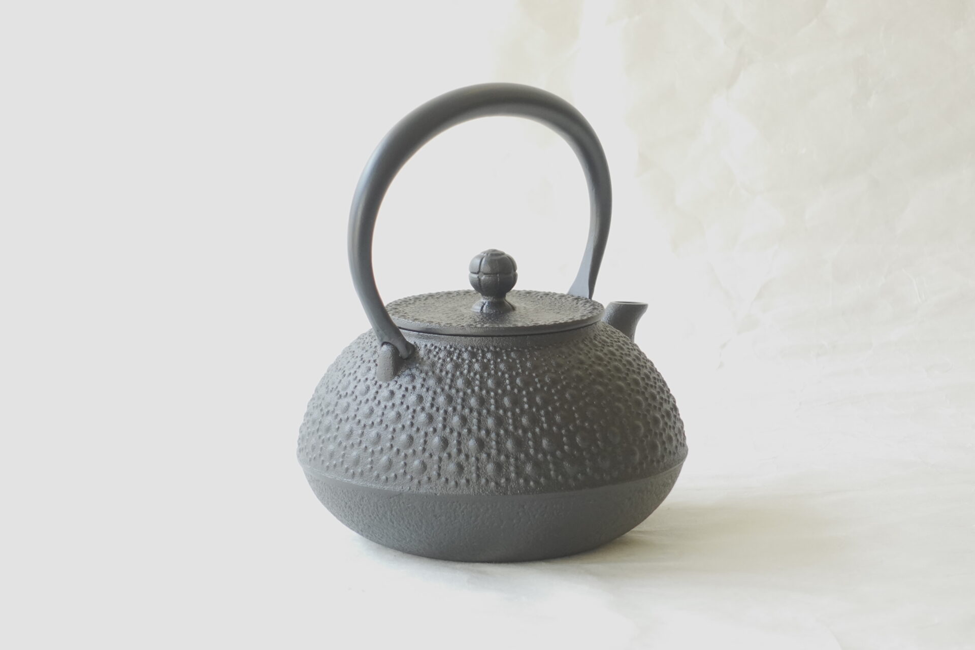 金属製品 伝統工芸品 南部鉄瓶 鉄分 二価鉄 まろやか 美味しくなる 健康によい 亀甲 長寿 吉祥文 縁起がいい 永く使える 直火用 実用的 美濃焼 鉄瓶 陶器 漆 漆器 有田焼 金継ぎ 焼き物 食器 陶磁器 伝統工芸品 茶碗 工芸品 九谷焼 南部鉄器 陶芸 陶器市 岐阜 焼き物 磁器 瀬戸物 岐阜県 岐阜市 美殿町６−番地 小林漆陶 漆塗り器 織部焼 小林漆器 箸 金継ぎ お香 食器 茶道具 陶器 美濃焼専門店 お皿 ceramics ih pottery うつわ うつわ屋 お皿屋さん お茶 お茶碗 お箸 かまど この辺に陶器屋さんってあります とうきいち やきもの ガラス工房 ギフト　ギフトショップ マグカップ モダン焼物 レンジできる陶器 切子 南部鉄器 どこ　岐阜市南部鉄器販売店 南部鉄器購入 岐阜県器屋 土鍋 岐阜小洒落たお皿 お椀が出る店 器 塗り物 漆塗り 陶器屋さん 食器屋さん お椀 ひのき 岐阜城周辺茶道具 販売陶器 販売陶器屋さん 陶器店 漆器店 岐阜有名な器屋さん 岐阜県食器売ってるところ 岐阜駅 陶器工芸品店 徳利 売ってる店 急須販売 扇子 抹茶 掛け軸 修復 日本陶瓷 漆器 木の食器 樺細工 江戸切子 食器 漆の器 漆器 うるし 漆器店 漆塗 漆椀 火鉢 灰 美殿町商店街 美濃焼ショップ 岐阜市 湯呑み お店 付近 美濃焼き専門店 美濃焼販売 花瓶 茶器 オンライン輪島塗 なつめ 店近くのガラス屋さん 近くの陶器屋さん 酒器 ガラス 金継ぎ依頼 岐阜鉄器鉄瓶 取扱店 Japanese 陶器 修理 陶器専門店 陶器小売店 岐阜陶器屋 陶器店 陶磁器 陶磁器専門店 陶芸家 おすすめ お店 岐阜食洗機対応 漆椀 JapanesetablewareJapanesecrafts Japaneseceramics Japanesepottery Handcrafted TraditionalCrafts Japaneseculture Traditionalart Japaneseteautensils TeaCeremony Japaneselacquerware 南部鉄瓶：伝統の美と機能を備えた極上の逸品南部鉄瓶は伝統を誇示急須としての鉄瓶白湯を沸かすことで鉄分が鉄瓶効果により体内に自然な鉄分の老舗おすすめの鉄瓶は鉄瓶手入れが鉄瓶の使い方。気になる鉄瓶サビや赤錆ですが鉄瓶洗い方を実践。鉄瓶アイエイチIH対応の南部鉄瓶は、その美しさと健康効果に加え手入れをする楽しさと贅沢で永遠に愛されるアイテム。ネット通販のオンラインショップも好評。