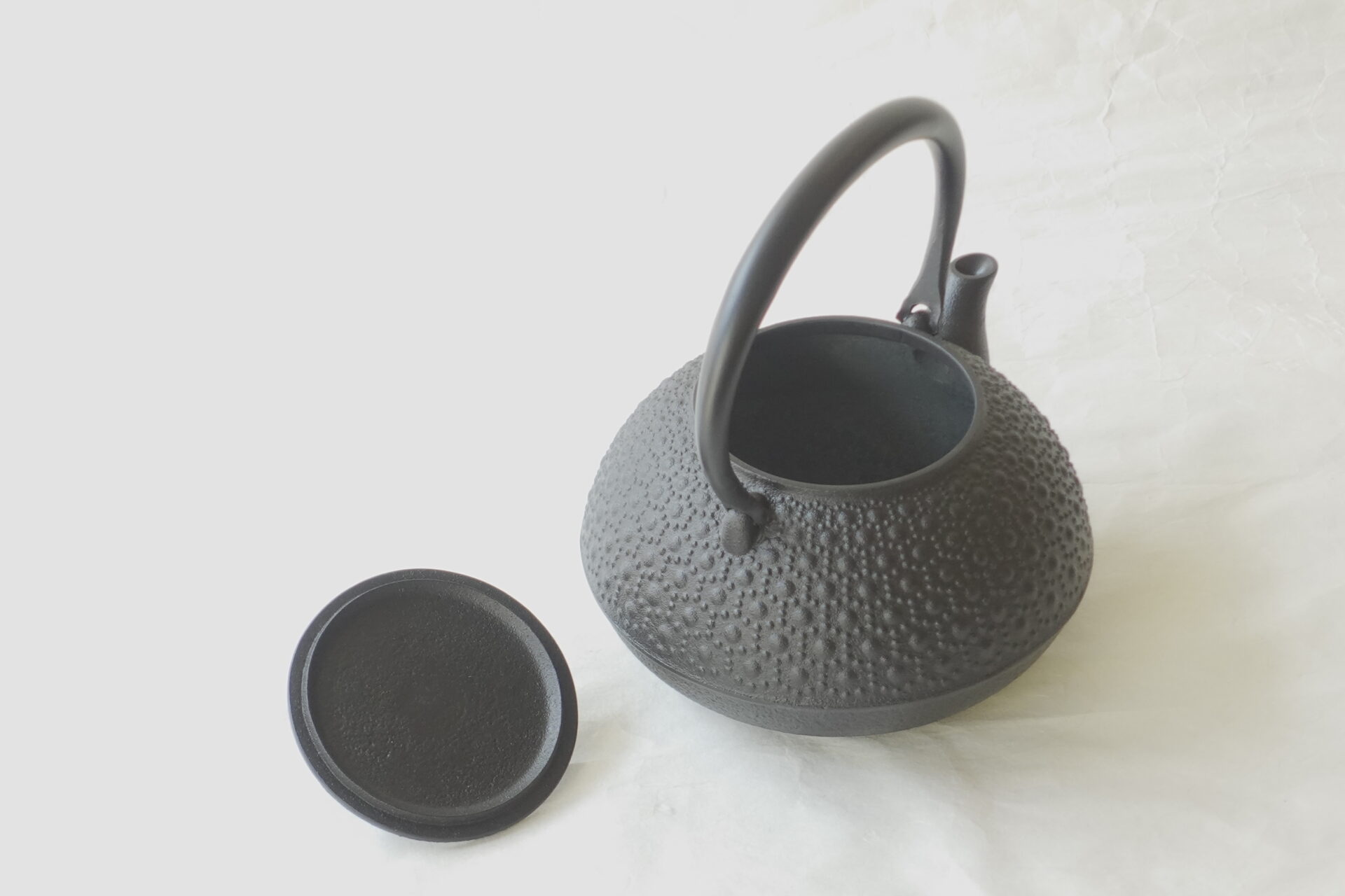金属製品 伝統工芸品 南部鉄瓶 鉄分 二価鉄 まろやか 美味しくなる 健康によい 亀甲 長寿 吉祥文 縁起がいい 永く使える 直火用 実用的 美濃焼 鉄瓶 陶器 漆 漆器 有田焼 金継ぎ 焼き物 食器 陶磁器 伝統工芸品 茶碗 工芸品 九谷焼 南部鉄器 陶芸 陶器市 岐阜 焼き物 磁器 瀬戸物 岐阜県 岐阜市 美殿町６−番地 小林漆陶 漆塗り器 織部焼 小林漆器 箸 金継ぎ お香 食器 茶道具 陶器 美濃焼専門店 お皿 ceramics ih pottery うつわ うつわ屋 お皿屋さん お茶 お茶碗 お箸 かまど この辺に陶器屋さんってあります とうきいち やきもの ガラス工房 ギフト　ギフトショップ マグカップ モダン焼物 レンジできる陶器 切子 南部鉄器 どこ　岐阜市南部鉄器販売店 南部鉄器購入 岐阜県器屋 土鍋 岐阜小洒落たお皿 お椀が出る店 器 塗り物 漆塗り 陶器屋さん 食器屋さん お椀 ひのき 岐阜城周辺茶道具 販売陶器 販売陶器屋さん 陶器店 漆器店 岐阜有名な器屋さん 岐阜県食器売ってるところ 岐阜駅 陶器工芸品店 徳利 売ってる店 急須販売 扇子 抹茶 掛け軸 修復 日本陶瓷 漆器 木の食器 樺細工 江戸切子 食器 漆の器 漆器 うるし 漆器店 漆塗 漆椀 火鉢 灰 美殿町商店街 美濃焼ショップ 岐阜市 湯呑み お店 付近 美濃焼き専門店 美濃焼販売 花瓶 茶器 オンライン輪島塗 なつめ 店近くのガラス屋さん 近くの陶器屋さん 酒器 ガラス 金継ぎ依頼 岐阜鉄器鉄瓶 取扱店 Japanese 陶器 修理 陶器専門店 陶器小売店 岐阜陶器屋 陶器店 陶磁器 陶磁器専門店 陶芸家 おすすめ お店 岐阜食洗機対応 漆椀 JapanesetablewareJapanesecrafts Japaneseceramics Japanesepottery Handcrafted TraditionalCrafts Japaneseculture Traditionalart Japaneseteautensils TeaCeremony Japaneselacquerware 南部鉄瓶：伝統の美と機能を備えた極上の逸品南部鉄瓶は伝統を誇示急須としての鉄瓶白湯を沸かすことで鉄分が鉄瓶効果により体内に自然な鉄分の老舗おすすめの鉄瓶は鉄瓶手入れが鉄瓶の使い方。気になる鉄瓶サビや赤錆ですが鉄瓶洗い方を実践。鉄瓶アイエイチIH対応の南部鉄瓶は、その美しさと健康効果に加え手入れをする楽しさと贅沢で永遠に愛されるアイテム。ネット通販のオンラインショップも好評。