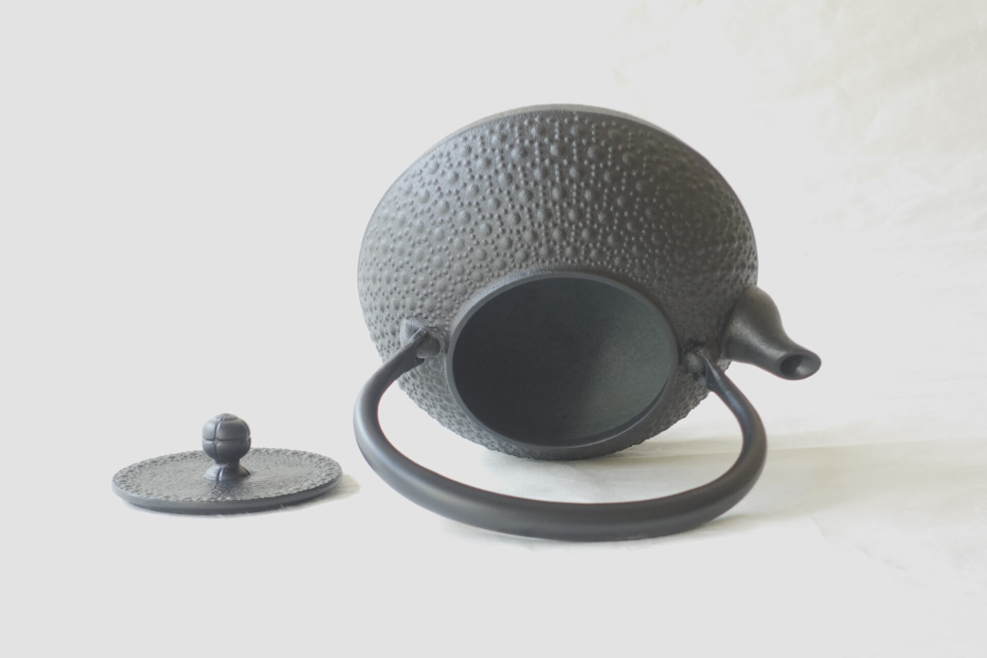 金属製品 伝統工芸品 南部鉄瓶 鉄分 二価鉄 まろやか 美味しくなる 健康によい 亀甲 長寿 吉祥文 縁起がいい 永く使える 直火用 実用的 美濃焼 鉄瓶 陶器 漆 漆器 有田焼 金継ぎ 焼き物 食器 陶磁器 伝統工芸品 茶碗 工芸品 九谷焼 南部鉄器 陶芸 陶器市 岐阜 焼き物 磁器 瀬戸物 岐阜県 岐阜市 美殿町６−番地 小林漆陶 漆塗り器 織部焼 小林漆器 箸 金継ぎ お香 食器 茶道具 陶器 美濃焼専門店 お皿 ceramics ih pottery うつわ うつわ屋 お皿屋さん お茶 お茶碗 お箸 かまど この辺に陶器屋さんってあります とうきいち やきもの ガラス工房 ギフト　ギフトショップ マグカップ モダン焼物 レンジできる陶器 切子 南部鉄器 どこ　岐阜市南部鉄器販売店 南部鉄器購入 岐阜県器屋 土鍋 岐阜小洒落たお皿 お椀が出る店 器 塗り物 漆塗り 陶器屋さん 食器屋さん お椀 ひのき 岐阜城周辺茶道具 販売陶器 販売陶器屋さん 陶器店 漆器店 岐阜有名な器屋さん 岐阜県食器売ってるところ 岐阜駅 陶器工芸品店 徳利 売ってる店 急須販売 扇子 抹茶 掛け軸 修復 日本陶瓷 漆器 木の食器 樺細工 江戸切子 食器 漆の器 漆器 うるし 漆器店 漆塗 漆椀 火鉢 灰 美殿町商店街 美濃焼ショップ 岐阜市 湯呑み お店 付近 美濃焼き専門店 美濃焼販売 花瓶 茶器 オンライン輪島塗 なつめ 店近くのガラス屋さん 近くの陶器屋さん 酒器 ガラス 金継ぎ依頼 岐阜鉄器鉄瓶 取扱店 Japanese 陶器 修理 陶器専門店 陶器小売店 岐阜陶器屋 陶器店 陶磁器 陶磁器専門店 陶芸家 おすすめ お店 岐阜食洗機対応 漆椀 JapanesetablewareJapanesecrafts Japaneseceramics Japanesepottery Handcrafted TraditionalCrafts Japaneseculture Traditionalart Japaneseteautensils TeaCeremony Japaneselacquerware 南部鉄瓶：伝統の美と機能を備えた極上の逸品南部鉄瓶は伝統を誇示急須としての鉄瓶白湯を沸かすことで鉄分が鉄瓶効果により体内に自然な鉄分の老舗おすすめの鉄瓶は鉄瓶手入れが鉄瓶の使い方。気になる鉄瓶サビや赤錆ですが鉄瓶洗い方を実践。鉄瓶アイエイチIH対応の南部鉄瓶は、その美しさと健康効果に加え手入れをする楽しさと贅沢で永遠に愛されるアイテム。ネット通販のオンラインショップも好評。