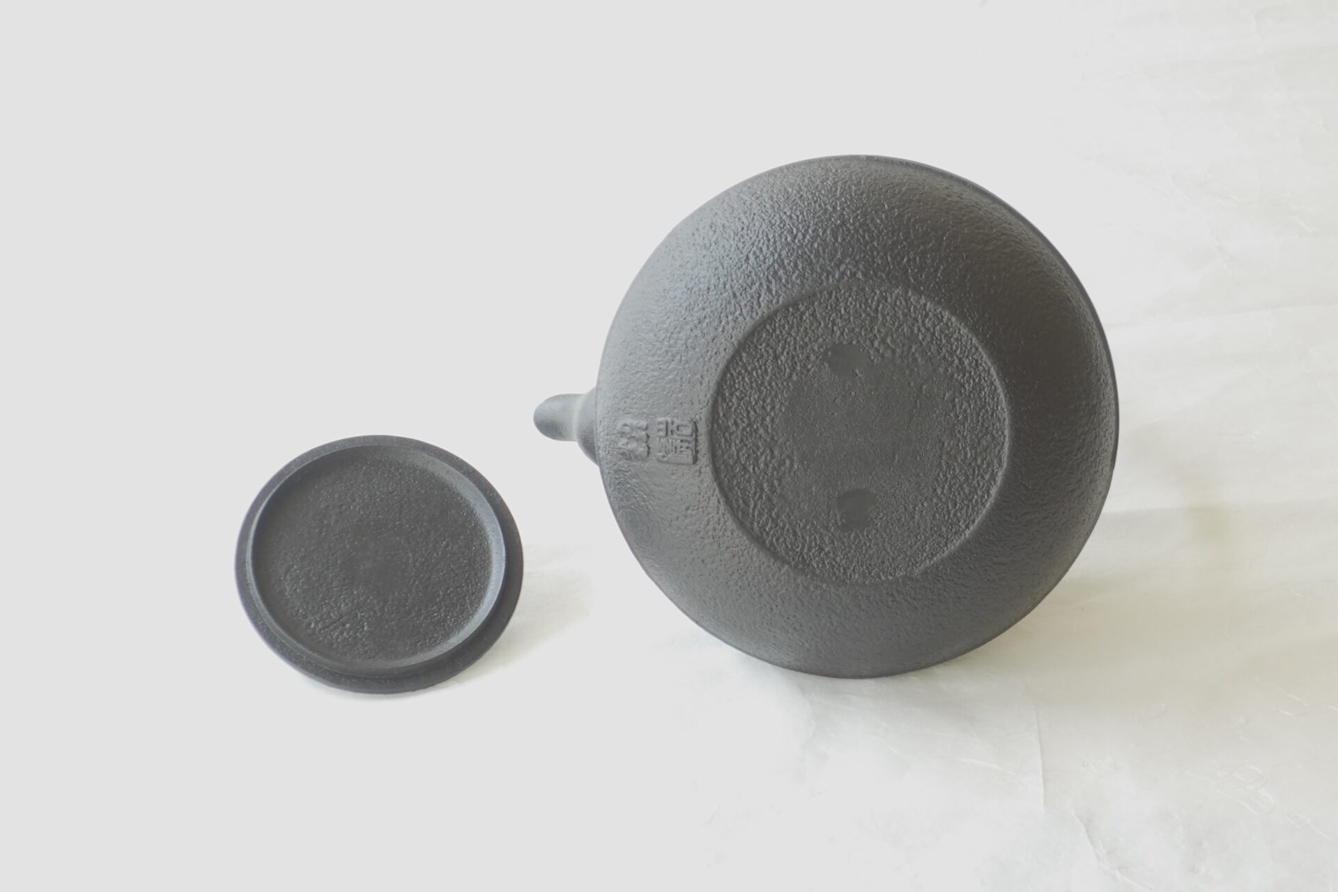 金属製品 伝統工芸品 南部鉄瓶 鉄分 二価鉄 まろやか 美味しくなる 健康によい 亀甲 長寿 吉祥文 縁起がいい 永く使える 直火用 実用的 美濃焼 鉄瓶 陶器 漆 漆器 有田焼 金継ぎ 焼き物 食器 陶磁器 伝統工芸品 茶碗 工芸品 九谷焼 南部鉄器 陶芸 陶器市 岐阜 焼き物 磁器 瀬戸物 岐阜県 岐阜市 美殿町６−番地 小林漆陶 漆塗り器 織部焼 小林漆器 箸 金継ぎ お香 食器 茶道具 陶器 美濃焼専門店 お皿 ceramics ih pottery うつわ うつわ屋 お皿屋さん お茶 お茶碗 お箸 かまど この辺に陶器屋さんってあります とうきいち やきもの ガラス工房 ギフト　ギフトショップ マグカップ モダン焼物 レンジできる陶器 切子 南部鉄器 どこ　岐阜市南部鉄器販売店 南部鉄器購入 岐阜県器屋 土鍋 岐阜小洒落たお皿 お椀が出る店 器 塗り物 漆塗り 陶器屋さん 食器屋さん お椀 ひのき 岐阜城周辺茶道具 販売陶器 販売陶器屋さん 陶器店 漆器店 岐阜有名な器屋さん 岐阜県食器売ってるところ 岐阜駅 陶器工芸品店 徳利 売ってる店 急須販売 扇子 抹茶 掛け軸 修復 日本陶瓷 漆器 木の食器 樺細工 江戸切子 食器 漆の器 漆器 うるし 漆器店 漆塗 漆椀 火鉢 灰 美殿町商店街 美濃焼ショップ 岐阜市 湯呑み お店 付近 美濃焼き専門店 美濃焼販売 花瓶 茶器 オンライン輪島塗 なつめ 店近くのガラス屋さん 近くの陶器屋さん 酒器 ガラス 金継ぎ依頼 岐阜鉄器鉄瓶 取扱店 Japanese 陶器 修理 陶器専門店 陶器小売店 岐阜陶器屋 陶器店 陶磁器 陶磁器専門店 陶芸家 おすすめ お店 岐阜食洗機対応 漆椀 JapanesetablewareJapanesecrafts Japaneseceramics Japanesepottery Handcrafted TraditionalCrafts Japaneseculture Traditionalart Japaneseteautensils TeaCeremony Japaneselacquerware 南部鉄瓶：伝統の美と機能を備えた極上の逸品南部鉄瓶は伝統を誇示急須としての鉄瓶白湯を沸かすことで鉄分が鉄瓶効果により体内に自然な鉄分の老舗おすすめの鉄瓶は鉄瓶手入れが鉄瓶の使い方。気になる鉄瓶サビや赤錆ですが鉄瓶洗い方を実践。鉄瓶アイエイチIH対応の南部鉄瓶は、その美しさと健康効果に加え手入れをする楽しさと贅沢で永遠に愛されるアイテム。ネット通販のオンラインショップも好評。