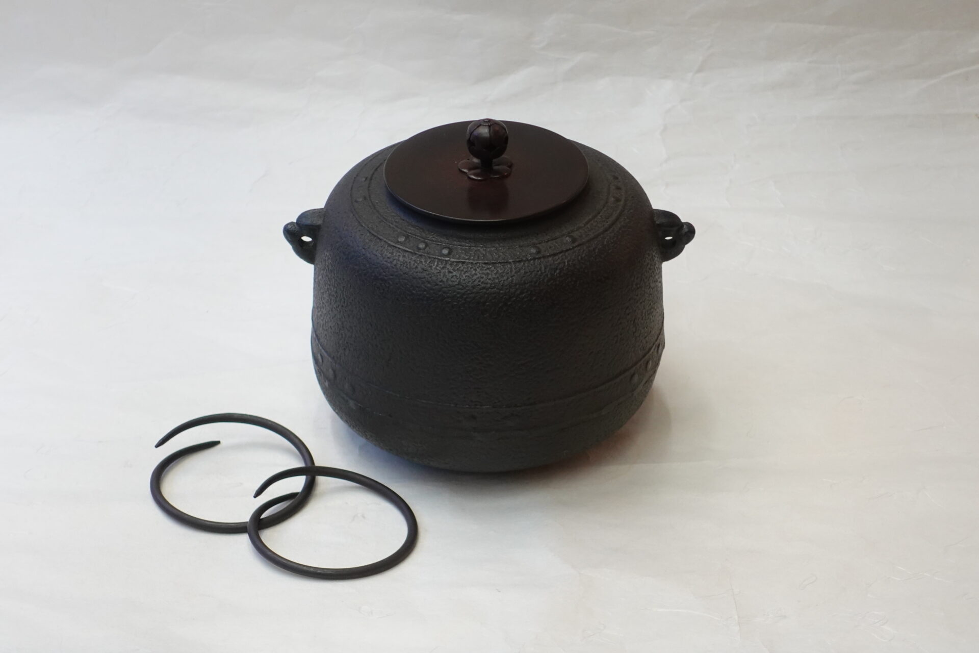 茶道 茶の湯 茶道具 小釜 コンパクト 普段 正式 気軽に楽しむ 万代屋釜 鬼面鐶付 擂座 （るいざ） シンプル 有名 飽きが来ない 永く使える 美濃焼 鉄瓶 陶器 漆 漆器 有田焼 金継ぎ 焼き物 食器 陶磁器 伝統工芸品 茶碗 工芸品 九谷焼 南部鉄器 陶芸 陶器市 岐阜 焼き物 磁器 瀬戸物 岐阜県 岐阜市 美殿町６−番地 小林漆陶 漆塗り器 織部焼 小林漆器 箸 金継ぎ お香 食器 茶道具 陶器 美濃焼専門店 お皿 ceramics ih pottery うつわ うつわ屋 お皿屋さん お茶 お茶碗 お箸 かまど この辺に陶器屋さんってあります とうきいち やきもの ガラス工房 ギフト　ギフトショップ マグカップ モダン焼物 レンジできる陶器 切子 南部鉄器 どこ　岐阜市南部鉄器販売店 南部鉄器購入 岐阜県器屋 土鍋 岐阜小洒落たお皿 お椀が出る店 器 塗り物 漆塗り 陶器屋さん 食器屋さん お椀 ひのき 岐阜城周辺茶道具 販売陶器 販売陶器屋さん 陶器店 漆器店 岐阜有名な器屋さん 岐阜県食器売ってるところ 岐阜駅 陶器工芸品店 徳利 売ってる店 急須販売 扇子 抹茶 掛け軸 修復 日本陶瓷 漆器 木の食器 樺細工 江戸切子 食器 漆の器 漆器 うるし 漆器店 漆塗 漆椀 火鉢 灰 美殿町商店街 美濃焼ショップ 岐阜市 湯呑み お店 付近 美濃焼き専門店 美濃焼販売 花瓶 茶器 オンライン輪島塗 なつめ 店近くのガラス屋さん 近くの陶器屋さん 酒器 ガラス 金継ぎ依頼 岐阜鉄器鉄瓶 取扱店 Japanese 陶器 修理 陶器専門店 陶器小売店 岐阜陶器屋 陶器店 陶磁器 陶磁器専門店 陶芸家 おすすめ お店 岐阜食洗機対応 漆椀 Gifu JapanesetablewareJapanesecrafts Japaneseceramics Japanesepottery Handcrafted TraditionalCrafts Japaneseculture Traditionalart Japaneseteautensils TeaCeremony Japaneselacquerware 棗 お茶道具セット 近くの茶道具店 荒目板 茶道具の扱い方 一閑茶張り 茶道具一式 糸巻棚 裏千家入門セット 薄板 歌花筒 茶道具通販 裏千家 円座 干支扇子 オンラインショップ 茶道具オンライン 茶道稽古セット 表千家茶道具 お抹茶セット 釜 かいし 懐紙 菓子器 懐紙入れ 皆具 官休庵 黒文字 桑小卓 黒茶碗 黒柿 建水 結界 携帯用茶道具 稽古用茶道具 香合 香炉 茶通箱 初心者セット 仕覆 茶道具収納箱 敷板 杓立て すいはつ 数寄屋袋 透木釜 数茶碗 炭斗 水滴 すいはつ 茶道具専門店