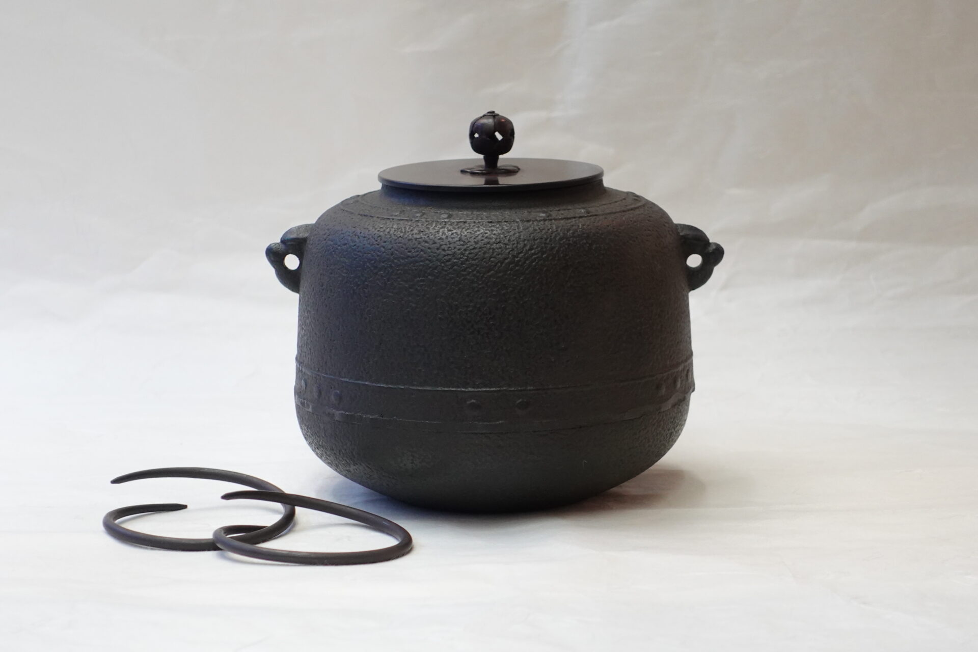 茶道 茶の湯 茶道具 小釜 コンパクト 普段 正式 気軽に楽しむ 万代屋釜 鬼面鐶付 擂座 （るいざ） シンプル 有名 飽きが来ない 永く使える 美濃焼 鉄瓶 陶器 漆 漆器 有田焼 金継ぎ 焼き物 食器 陶磁器 伝統工芸品 茶碗 工芸品 九谷焼 南部鉄器 陶芸 陶器市 岐阜 焼き物 磁器 瀬戸物 岐阜県 岐阜市 美殿町６−番地 小林漆陶 漆塗り器 織部焼 小林漆器 箸 金継ぎ お香 食器 茶道具 陶器 美濃焼専門店 お皿 ceramics ih pottery うつわ うつわ屋 お皿屋さん お茶 お茶碗 お箸 かまど この辺に陶器屋さんってあります とうきいち やきもの ガラス工房 ギフト　ギフトショップ マグカップ モダン焼物 レンジできる陶器 切子 南部鉄器 どこ　岐阜市南部鉄器販売店 南部鉄器購入 岐阜県器屋 土鍋 岐阜小洒落たお皿 お椀が出る店 器 塗り物 漆塗り 陶器屋さん 食器屋さん お椀 ひのき 岐阜城周辺茶道具 販売陶器 販売陶器屋さん 陶器店 漆器店 岐阜有名な器屋さん 岐阜県食器売ってるところ 岐阜駅 陶器工芸品店 徳利 売ってる店 急須販売 扇子 抹茶 掛け軸 修復 日本陶瓷 漆器 木の食器 樺細工 江戸切子 食器 漆の器 漆器 うるし 漆器店 漆塗 漆椀 火鉢 灰 美殿町商店街 美濃焼ショップ 岐阜市 湯呑み お店 付近 美濃焼き専門店 美濃焼販売 花瓶 茶器 オンライン輪島塗 なつめ 店近くのガラス屋さん 近くの陶器屋さん 酒器 ガラス 金継ぎ依頼 岐阜鉄器鉄瓶 取扱店 Japanese 陶器 修理 陶器専門店 陶器小売店 岐阜陶器屋 陶器店 陶磁器 陶磁器専門店 陶芸家 おすすめ お店 岐阜食洗機対応 漆椀 Gifu JapanesetablewareJapanesecrafts Japaneseceramics Japanesepottery Handcrafted TraditionalCrafts Japaneseculture Traditionalart Japaneseteautensils TeaCeremony Japaneselacquerware 棗 お茶道具セット 近くの茶道具店 荒目板 茶道具の扱い方 一閑茶張り 茶道具一式 糸巻棚 裏千家入門セット 薄板 歌花筒 茶道具通販 裏千家 円座 干支扇子 オンラインショップ 茶道具オンライン 茶道稽古セット 表千家茶道具 お抹茶セット 釜 かいし 懐紙 菓子器 懐紙入れ 皆具 官休庵 黒文字 桑小卓 黒茶碗 黒柿 建水 結界 携帯用茶道具 稽古用茶道具 香合 香炉 茶通箱 初心者セット 仕覆 茶道具収納箱 敷板 杓立て すいはつ 数寄屋袋 透木釜 数茶碗 炭斗 水滴 すいはつ 茶道具専門店