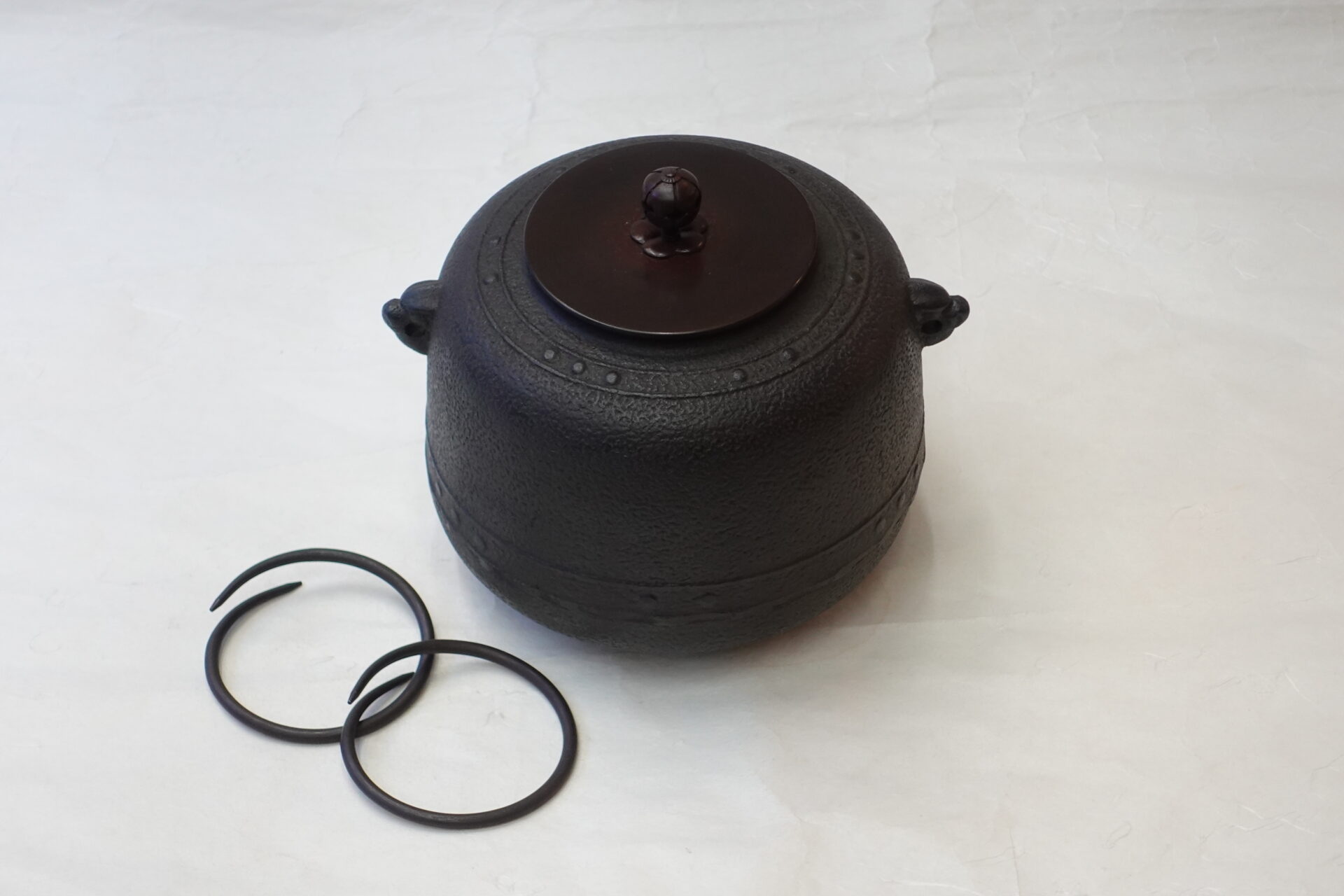 茶道 茶の湯 茶道具 小釜 コンパクト 普段 正式 気軽に楽しむ 万代屋釜 鬼面鐶付 擂座 （るいざ） シンプル 有名 飽きが来ない 永く使える 美濃焼 鉄瓶 陶器 漆 漆器 有田焼 金継ぎ 焼き物 食器 陶磁器 伝統工芸品 茶碗 工芸品 九谷焼 南部鉄器 陶芸 陶器市 岐阜 焼き物 磁器 瀬戸物 岐阜県 岐阜市 美殿町６−番地 小林漆陶 漆塗り器 織部焼 小林漆器 箸 金継ぎ お香 食器 茶道具 陶器 美濃焼専門店 お皿 ceramics ih pottery うつわ うつわ屋 お皿屋さん お茶 お茶碗 お箸 かまど この辺に陶器屋さんってあります とうきいち やきもの ガラス工房 ギフト　ギフトショップ マグカップ モダン焼物 レンジできる陶器 切子 南部鉄器 どこ　岐阜市南部鉄器販売店 南部鉄器購入 岐阜県器屋 土鍋 岐阜小洒落たお皿 お椀が出る店 器 塗り物 漆塗り 陶器屋さん 食器屋さん お椀 ひのき 岐阜城周辺茶道具 販売陶器 販売陶器屋さん 陶器店 漆器店 岐阜有名な器屋さん 岐阜県食器売ってるところ 岐阜駅 陶器工芸品店 徳利 売ってる店 急須販売 扇子 抹茶 掛け軸 修復 日本陶瓷 漆器 木の食器 樺細工 江戸切子 食器 漆の器 漆器 うるし 漆器店 漆塗 漆椀 火鉢 灰 美殿町商店街 美濃焼ショップ 岐阜市 湯呑み お店 付近 美濃焼き専門店 美濃焼販売 花瓶 茶器 オンライン輪島塗 なつめ 店近くのガラス屋さん 近くの陶器屋さん 酒器 ガラス 金継ぎ依頼 岐阜鉄器鉄瓶 取扱店 Japanese 陶器 修理 陶器専門店 陶器小売店 岐阜陶器屋 陶器店 陶磁器 陶磁器専門店 陶芸家 おすすめ お店 岐阜食洗機対応 漆椀 Gifu JapanesetablewareJapanesecrafts Japaneseceramics Japanesepottery Handcrafted TraditionalCrafts Japaneseculture Traditionalart Japaneseteautensils TeaCeremony Japaneselacquerware 棗 お茶道具セット 近くの茶道具店 荒目板 茶道具の扱い方 一閑茶張り 茶道具一式 糸巻棚 裏千家入門セット 薄板 歌花筒 茶道具通販 裏千家 円座 干支扇子 オンラインショップ 茶道具オンライン 茶道稽古セット 表千家茶道具 お抹茶セット 釜 かいし 懐紙 菓子器 懐紙入れ 皆具 官休庵 黒文字 桑小卓 黒茶碗 黒柿 建水 結界 携帯用茶道具 稽古用茶道具 香合 香炉 茶通箱 初心者セット 仕覆 茶道具収納箱 敷板 杓立て すいはつ 数寄屋袋 透木釜 数茶碗 炭斗 水滴 すいはつ 茶道具専門店